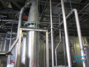 Filtration, Filtern:
(filtration) Filtern ist ein mechanisches Trennverfahren, um eine Suspension in seine Bestandteile Feststoff und Flssigkeit zu trennen. Als Filtermaterial wird z.B. Quarzsand verwendet. Besondere Bedeutung kommt der Aktivkohle zu. 

Je nach Fliegeschwindigkeit des Wassers im Filter wird zwischen

    * Langsamfiltern (meist 0,1 bis 0,2 m/h) und 
    * Schnellfiltern (z. B. 15 m/h)

unterschieden.

Aufgrund ihres groen Flchenbedarfs werden Langsamfilter seltener gebaut. Schnellfilter gibt es mit offenen Becken oder mit geschlossenen Kesseln. Bei der Reinigung werden sie mit Wasser und/oder Luft rckgesplt. Um die Raumwirkung zu vergrern und die Laufzeit zwischen zwei Splungen zu verlngern, werden Schnellfilter hufig als Mehrschichtfilter ausgefhrt. 

Beim Zweischichtfilter beispielsweise besteht die obere Schicht aus einem leichteren Material grberer Krnung (z. B. Filterkohle, Blhton, Blhschiefer oder Bims) und die untere Schicht aus einem schwereren Material feinerer Krnung (in der Regel Quarzsand).

Filtrationsverfahren werden u.a. eingesetzt, um hohen Anforderungen an die Feststofffreiheit im Abwasser gerecht zu werden. Dabei erfolgt die Trennung von Partikel und Flssigkeit durch eine Druckdifferenz zwischen den beiden Seiten des Filters, welche den Wassertransport durch den Filter ermglicht. Whrend des Filtervorganges werden die Feststoffe im Filter verdichtet und verringern somit das Porenvolumen, wodurch sich sowohl der Filterwiderstand als auch die Filtratqualitt verndern. Sobald der zulssige Filterwiderstand erreicht ist, muss der Filter rckgesplt und von den Feststoffen befreit werden.

Gelste Verbindungen knnen dagegen in herkmmlichen Filtern nicht abgetrennt werden. Eine Ausnahme bildet allerdings die Biofiltration, wobei der Filter gleichermaen als Nhrstoff fr Bakterien dient und somit eine Mglichkeit des aeroben Abbaus bereits gelster organischer Verbindungen darstellt. 
Quelle: www.wasser-wissen.de
Filterhilfsmittel, Filtrationshilfsmittel:
Filterhilfsmittel werden einem Filtrationsprozess hinzugegeben, um die Filtration zu ermglichen, erleichtern bzw. zu beschleunigen. 

Sie haben bei der Filtration die Aufgabe, 

    * Suspensionen mit nur wenig Feststoffanteil die Bildung eines Filterkuchens zu ermglichen oder 
    * bei schleimigen Feststoffen den sich sonst daraus bildenden zu dichten und schwer durchlssigen Filterkuchen aufzulockern. 

Filterhilfsmittel werden entweder der zu filtrierenden Suspension unmittelbar zugesetzt oder vor der Filtration als Hilfsschicht auf dem Filter gebildet. Die gebruchlichsten Filterhilfsmittel sind Zellulose, Kieselgel, Kieselgur, Holzkohle u. Holzmehl. Sie wirken alle physikalisch-mechanisch und verndern nicht die chemische Zusammensetzung der Flssigkeit zumal sie weitestgehend unlslich sind

Bei schwierigen Klrfiltrationen werden auch dem Filtrationsprozess von Abwssern Hilfsmittel zugegeben. Vor allem bei Abwssern wird versucht, sehr feine Teilchen durch Zugabe von Flockungshilfsmittel zu agglomerieren, worauf sich diese dann leichter abtrennen lassen. Da diese den Filterprozess erleichtern knnen, werden sie in manchen Fllen flschlicherweise auch als Filterhilfsmittel bezeichnet.
Quelle: www.wassert-wissen.de