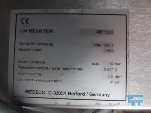 UV-Bestrahlung:
Hygienisierungsverfahren fr Abwsser mit UV-Strahlen  und Desinfektionsverfahren u.a. fr Trinkwasser.

Quecksilberdampfstrahler unterschiedlicher Dampfdrcke senden UV-Strahlen in verschiedenen Lngen aus. Die Strahlen von 253,7 nm haben eine inaktivierende Wirkung. Die Primrschdigung der Mikroorganismen bei der UV-Bestrahlung beruht auf einer fotochemischen Vernderung der Nukleinsuren, die eine Zellteilung verhindert.
Voraussetzungen fr eine wirksame UV-Anlage ist eine definierte Bestrahlungsdosis von mind. 25 mJ cm-2, die sich errechnet aus der Bestrahlungsstrke als Funktion der Schichtdicke und der Trbung des Wassers, und der Bestrahlungsdauer, (Verweilzeit der Zelle im UV-Licht) die aus der Durchflussgeschwindigkeit resultiert. Die Bestrahlungsstrke wird beeinflusst durch die unvermeidliche Verschmutzung des Quarzschutzrohres und der Lampenalterung, die mit jedem Einschalten fortschreitet. Der Verschmutzungsgrad wird teilweise durch mechanische Manahmen vermindert (Scheibenwischerprinzip), der Lampenalterung wird durch regelmiges auswechseln begegnet.

UV-Wasserdesinfektion gilt als wirksam und sicher und verndert weder den Geschmack, die Farbe noch den Geruch des Wassers. Das so behandelte Wasser gilt als bedenkenlos trink- oder gewerblich nutzbar.
Quelle: www.wasser-wissen.de
UV- Strahlung:
(ultraviolet radiation) Kurzform von ultravioletter Strahlung. Es handelt sich um eine Strahlung mit der Wellenlnge von 0.001m bis 0.4m.  Fr das Leben auf der Erde sind die EUV- und die UVC-Strahlen der Sonne schdlich, werden aber von der Atmosphre absorbiert.
Im Bereich der Wasser/Abwasserbehandlung werden UV-Strahlen technisch zur UV-Bestrahlung genutzt.
Quelle: www.wasser-wissen.de