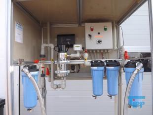 Filtration, Filtern:
(filtration) Filtern ist ein mechanisches Trennverfahren, um eine Suspension in seine Bestandteile Feststoff und Flssigkeit zu trennen. Als Filtermaterial wird z.B. Quarzsand verwendet. Besondere Bedeutung kommt der Aktivkohle zu. 

Je nach Fliegeschwindigkeit des Wassers im Filter wird zwischen

    * Langsamfiltern (meist 0,1 bis 0,2 m/h) und 
    * Schnellfiltern (z. B. 15 m/h)

unterschieden.

Aufgrund ihres groen Flchenbedarfs werden Langsamfilter seltener gebaut. Schnellfilter gibt es mit offenen Becken oder mit geschlossenen Kesseln. Bei der Reinigung werden sie mit Wasser und/oder Luft rckgesplt. Um die Raumwirkung zu vergrern und die Laufzeit zwischen zwei Splungen zu verlngern, werden Schnellfilter hufig als Mehrschichtfilter ausgefhrt. 

Beim Zweischichtfilter beispielsweise besteht die obere Schicht aus einem leichteren Material grberer Krnung (z. B. Filterkohle, Blhton, Blhschiefer oder Bims) und die untere Schicht aus einem schwereren Material feinerer Krnung (in der Regel Quarzsand).

Filtrationsverfahren werden u.a. eingesetzt, um hohen Anforderungen an die Feststofffreiheit im Abwasser gerecht zu werden. Dabei erfolgt die Trennung von Partikel und Flssigkeit durch eine Druckdifferenz zwischen den beiden Seiten des Filters, welche den Wassertransport durch den Filter ermglicht. Whrend des Filtervorganges werden die Feststoffe im Filter verdichtet und verringern somit das Porenvolumen, wodurch sich sowohl der Filterwiderstand als auch die Filtratqualitt verndern. Sobald der zulssige Filterwiderstand erreicht ist, muss der Filter rckgesplt und von den Feststoffen befreit werden.

Gelste Verbindungen knnen dagegen in herkmmlichen Filtern nicht abgetrennt werden. Eine Ausnahme bildet allerdings die Biofiltration, wobei der Filter gleichermaen als Nhrstoff fr Bakterien dient und somit eine Mglichkeit des aeroben Abbaus bereits gelster organischer Verbindungen darstellt. 
Quelle: www.wasser-wissen.de
Filterhilfsmittel, Filtrationshilfsmittel:
Filterhilfsmittel werden einem Filtrationsprozess hinzugegeben, um die Filtration zu ermglichen, erleichtern bzw. zu beschleunigen. 

Sie haben bei der Filtration die Aufgabe, 

    * Suspensionen mit nur wenig Feststoffanteil die Bildung eines Filterkuchens zu ermglichen oder 
    * bei schleimigen Feststoffen den sich sonst daraus bildenden zu dichten und schwer durchlssigen Filterkuchen aufzulockern. 

Filterhilfsmittel werden entweder der zu filtrierenden Suspension unmittelbar zugesetzt oder vor der Filtration als Hilfsschicht auf dem Filter gebildet. Die gebruchlichsten Filterhilfsmittel sind Zellulose, Kieselgel, Kieselgur, Holzkohle u. Holzmehl. Sie wirken alle physikalisch-mechanisch und verndern nicht die chemische Zusammensetzung der Flssigkeit zumal sie weitestgehend unlslich sind

Bei schwierigen Klrfiltrationen werden auch dem Filtrationsprozess von Abwssern Hilfsmittel zugegeben. Vor allem bei Abwssern wird versucht, sehr feine Teilchen durch Zugabe von Flockungshilfsmittel zu agglomerieren, worauf sich diese dann leichter abtrennen lassen. Da diese den Filterprozess erleichtern knnen, werden sie in manchen Fllen flschlicherweise auch als Filterhilfsmittel bezeichnet.
Quelle: www.wassert-wissen.de