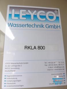 Filtration, Filtern:
(filtration) Filtern ist ein mechanisches Trennverfahren, um eine Suspension in seine Bestandteile Feststoff und Flssigkeit zu trennen. Als Filtermaterial wird z.B. Quarzsand verwendet. Besondere Bedeutung kommt der Aktivkohle zu. 

Je nach Fliegeschwindigkeit des Wassers im Filter wird zwischen

    * Langsamfiltern (meist 0,1 bis 0,2 m/h) und 
    * Schnellfiltern (z. B. 15 m/h)

unterschieden.

Aufgrund ihres groen Flchenbedarfs werden Langsamfilter seltener gebaut. Schnellfilter gibt es mit offenen Becken oder mit geschlossenen Kesseln. Bei der Reinigung werden sie mit Wasser und/oder Luft rckgesplt. Um die Raumwirkung zu vergrern und die Laufzeit zwischen zwei Splungen zu verlngern, werden Schnellfilter hufig als Mehrschichtfilter ausgefhrt. 

Beim Zweischichtfilter beispielsweise besteht die obere Schicht aus einem leichteren Material grberer Krnung (z. B. Filterkohle, Blhton, Blhschiefer oder Bims) und die untere Schicht aus einem schwereren Material feinerer Krnung (in der Regel Quarzsand).

Filtrationsverfahren werden u.a. eingesetzt, um hohen Anforderungen an die Feststofffreiheit im Abwasser gerecht zu werden. Dabei erfolgt die Trennung von Partikel und Flssigkeit durch eine Druckdifferenz zwischen den beiden Seiten des Filters, welche den Wassertransport durch den Filter ermglicht. Whrend des Filtervorganges werden die Feststoffe im Filter verdichtet und verringern somit das Porenvolumen, wodurch sich sowohl der Filterwiderstand als auch die Filtratqualitt verndern. Sobald der zulssige Filterwiderstand erreicht ist, muss der Filter rckgesplt und von den Feststoffen befreit werden.

Gelste Verbindungen knnen dagegen in herkmmlichen Filtern nicht abgetrennt werden. Eine Ausnahme bildet allerdings die Biofiltration, wobei der Filter gleichermaen als Nhrstoff fr Bakterien dient und somit eine Mglichkeit des aeroben Abbaus bereits gelster organischer Verbindungen darstellt. 
Quelle: www.wasser-wissen.de
Filterhilfsmittel, Filtrationshilfsmittel:
Filterhilfsmittel werden einem Filtrationsprozess hinzugegeben, um die Filtration zu ermglichen, erleichtern bzw. zu beschleunigen. 

Sie haben bei der Filtration die Aufgabe, 

    * Suspensionen mit nur wenig Feststoffanteil die Bildung eines Filterkuchens zu ermglichen oder 
    * bei schleimigen Feststoffen den sich sonst daraus bildenden zu dichten und schwer durchlssigen Filterkuchen aufzulockern. 

Filterhilfsmittel werden entweder der zu filtrierenden Suspension unmittelbar zugesetzt oder vor der Filtration als Hilfsschicht auf dem Filter gebildet. Die gebruchlichsten Filterhilfsmittel sind Zellulose, Kieselgel, Kieselgur, Holzkohle u. Holzmehl. Sie wirken alle physikalisch-mechanisch und verndern nicht die chemische Zusammensetzung der Flssigkeit zumal sie weitestgehend unlslich sind

Bei schwierigen Klrfiltrationen werden auch dem Filtrationsprozess von Abwssern Hilfsmittel zugegeben. Vor allem bei Abwssern wird versucht, sehr feine Teilchen durch Zugabe von Flockungshilfsmittel zu agglomerieren, worauf sich diese dann leichter abtrennen lassen. Da diese den Filterprozess erleichtern knnen, werden sie in manchen Fllen flschlicherweise auch als Filterhilfsmittel bezeichnet.
Quelle: www.wassert-wissen.de