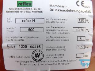 Druckbehlter sind geschlossene Behlter, deren Druck im Inneren ber dem Umgebungsdruck liegt. Im Gegensatz zu Druckgasbehltern und Transportbehltern nach Verkehrsrecht, in denen Fluide befrdert werden, ist der Betrieb von Druckbehlter einem bestimmten Aufstellungsort zugewiesen.

Historisch wird noch unterschieden zwischen Dampfkesseln und Druckbehltern. Dampfkessel sind dadurch definiert, dass sie zur Erzeugung von Wasserdampf (Dampfdruck > 0,5 bar) oder Heiwasser (T > 110C) mittels einer Feuerung, elektrischen Beheizung oder Abhitze eingesetzt werden.

Rohrleitungen zum Befrdern von Fluiden sind keine Druckbehlter. Druckbehlter sind dadurch definiert, dass ihnen eine bestimmte Funktion zugewiesen ist (Lagern, Filtern, Wrmebertragung).

Die konstruktiv ideale Form fr Druckbehlter ist die Kugel und sie wird insbesondere bei sehr hohen Innendrcken oder sehr groem Volumen (Gasbehlter) als Bauform gerne gewhlt. Am meisten wird jedoch die zylindrische Form verwendet. Der Mantel wird durch flache oder gewlbte Bden (Klpperbden oder Korbbogenbden) beidseitig verschlossen.
Druckbehlter knnen in Bezug auf die Funktion wie folgt eingeteilt werden:

    * Lagerbehlter fr Gase (Flssiggaslagerbehlter, verflssigte tiefkalt gelagerte Gase),
    * Druckluftbehlter,
    * Silos mit Druckluftbeaufschlagung zur pneumatischen Frderung von krnigen Gtern (Silobehlter auf LKW),
    * Druckspeicherbehlter (Hydraulikspeicher, Membranausdehnungsbehlter),
    * Erhitzer in einer Thermallanlage,
    * Abscheider, Sammler, Filter (Wasserabscheider),
    * Wrmebertrger (Kondensatoren, Verflssiger),
    * Verfahrenstechnische Behlter und Apparate (Rhrwerksbehlter, Kolonnen),
    * beheizte oder gekhlte Druckbehlter als Bestandteil einer Anlage (z.B. dampfbeheizte Zylinder in der Papierherstellung, Plattenfroster)
Quelle: www.wikipedia.org