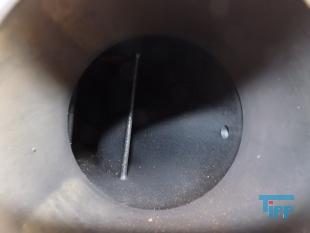 Kreiselpumpe:
Eine Kreiselpumpe ist eine Strmungsmaschine zur Energieerhhung mittels eines rotierenden Laufrads. Sie dient der Frderung von Flssigkeiten (im Folgenden: Wasser genannt), meist durch eine Rohrleitung. Wasser, das in die Pumpe eintritt, wird vom rotierenden Pumpenrad mitgerissen und zunchst auf eine Kreisbahn gezwungen. Auf dieser Bahn strmt das durch Impulsbertragung beschleunigte Fluid radial nach auen, wo es durch den Ablauf abfliet. Durch Erweiterung des Rohrquerschnitts kann die erhhte Geschwindigkeit (v) proportional in Druck (p) umgewandelt werden (p1*v1=p2*v2) (Bernoulli). Diese Arbeitsweise nennt man hydrodynamisches Frderprinzip.

Diese Arbeitsweise lsst sich kurz verdeutlichen: Rhrt man mit einem Lffel in einem mit Wasser gefllten Glas, so sinkt der Druck im Zentrum und die Flssigkeit steigt am Rand des Glases durch den dort herrschenden hheren Druck nach oben. Je schneller man rhrt, desto hher steigt die Flssigkeit. hnlich diesem Prinzip erreicht man bei einer Kreiselpumpe durch eine hhere Drehzahl oder einem greren Laufraddurchmesser eine grere Frderhhe.

Die zu frdernde Flssigkeit kann bei den Kreiselpumpen entweder hauptschlich quer zur Achse des Antriebs bewegt werden (radiale Strmung) oder in Richtung der Achse (axiale Strmung, beispielsweise bei den Propellerpumpen). Bei entsprechender Gestaltung von Laufrad und Gehuse knnen auch mit Feststoffen vermischte Flssigkeiten (z.B. Abwasser) gefrdert werden. Eine Mazahl der zulssigen Feststoffgre ist der so genannte Kugeldurchgang, angegeben als maximaler Durchmesser der Kugel, die die Pumpe passieren knnte.

Die Kennlinie einer Kreiselpumpe beschreibt den Zusammenhang zwischen Druckerhhung und Frdermenge. Der grte Druck wird normalerweise bei Menge Null erzeugt. Praktisch bedeutet das einen verschlossenen Ablauf. Kombiniert mit der Kennlinie des angeschlossenen Rohrnetzes ergibt sich der Arbeitspunkt als Schnittpunkt von Pumpen- und Rohrnetzkennlinie. Durch Hintereinanderschaltung mehrerer Kreiselpumpen erhht sich der Frderduck, durch Parallelschaltung die erzielbare Frdermenge. Drehzahlnderungen der Pumpen verndern sowohl die Frdermenge als auch den Druck und damit die Leistungsaufnahme (effizienteste Regelungsart).

Standard-Kreiselpumpen sind normalsaugend, d.h. Pumpe und Saugleitung mssen stets mit Medium gefllt sein. Gert whrend des Betriebs mehr Luft als die kritische Menge (Radialkreiselpumpe 8-10 Vol. %) in die Saugleitung, bricht die Frderung in der Regel zusammen. Es gibt besondere Konstruktionen wie Zellensplpumpen oder Jetpumpen, die, wenn sie gefllt sind, die Saugleitung selbstndig entlften knnen. Eine besondere Kreiselpumpe ist die Seitenkanalpumpe, eine selbstansaugende Kreiselpumpe, die bis zu 100 Vol% Gasanteil frdern kann, solange ein Rest Fluid in der Maschine verbleibt, der einen Flssigkeitsring bildet. Die Fachgemeinschaft Pumpen und Verdichter im VDMA verzeichnet ber 400 verschiedene Pumpenkonstruktionen. Die meisten Pumpen sind Kreiselpumpen.

Die Einteilung der Kreiselpumpen erfolgt nach der Form der Laufrder, Stufenzahl, Gehuseaufbau, Antrieb oder auch Frdermedium. So werden bei der Laufradform z.B. das Radialrad, Radialrad mit axial vorgezogenen Schaufeln, Halbaxialrad, Halbaxialrad mit einstellbaren Schaufeln, Axialrad oder Sonderformen unterschieden. Die Radialrder werden zustzlich nach offenen und geschlossenen Laufrdern unterteilt. Bei einem geschlossenen Laufrad wird die Laufradschaufel auf beiden Seiten mit je einer Scheibe verbunden. Dies erhht den hydraulischen Wirkungsgrad und stabilisiert das Rad. Aufgrund dieser Vorteile ist es das meist eingesetzte Laufrad. Allerdings knnen Luftblasen nur schlecht mitgefrdert werden. Diese sammeln sich durch die Fliehkrfte im Zentrum und verstopfen das Laufrad.

Als Antrieb der Kreiselpumpen wird meist ein Elektromotor verwendet. Je nach Einsatzort und Leistungsbereich werden Synchromotoren (bis ca. 10 MW), Drehstrommotoren (bis ca. 12 MW) oder Einphasen-Wechselstrommotoren (bis ca. 1 kW) eingesetzt.
Wegen ihrer einfachen und robusten Bauart sind Kreiselpumpen weit verbreitet. Meistens finden sich Ausfhrungen als ein- oder mehrstufige Pumpen zur Trockenaufstellung oder als Tauchmotorpumpe, entweder fr den mobilen oder stationren Einsatz. Verwendung finden Kreiselpumpen im Anlagen- und Maschinenbau, zur Wasserversorgung in Wasserwerken und Bewsserungssystemen, zur Entwsserung von Bergwerken und Gruben oder als Umwlzpumpen in Heiz- und Khlsystemen. Typische Anwendungen sind Entleerung von Kellern und Garagen bei berflutung, Bewsserung von Feldern in der Landwirtschaft, Fllen und Leeren von Tanks oder Vorratsbehltern sowie Abpumpen von Schmutzwasser.
Quelle: www.wikipedia.org