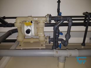 Oberflchentechnik:
Unter Oberflchentechnik versteht man die Summe aller Technologien zum Verndern der Eigenschaften von Oberflchen.
Die Grundidee der Oberflchentechnik ist das Prinzip der Funktionstrennung zwischen dem Volumen eines Bauteiles oder eines Werkzeuges und seiner Oberflche. Das Volumen erfllt eine Primrfunktion (zumeist eine bestimmte Form wie z.B. bei Zahnrdern) und weist weitere Eigenschaften auf wie Gewicht, Festigkeit, Bearbeitbarkeit, aber auch z.B. einen geringen Preis. Die Oberflche kann dann mit Hilfe der Verfahren der Oberflchentechnik auf ein bestimmtes Anforderungsprofil hin optimiert werden und so weitere Funktionen erfllen. Das kann sein:

    * mechanischer Schutz (Verschlei, Reibung)
    * Barrierefunktion (Korrosionsbestndigkeit, Permeation, Eindiffusion, Wrmeisolation)
    * Grenzflchenwechselwirkung (Biokompatibilitt, Benetzbarkeit, Lackierbarkeit)
    * elektrische Funktion (Leitfhigkeit, elektrische Isolation)
    * optische Funktion (Reflexion, Absorption, Dekoration)

Da heutzutage ein Werkstoff allein kaum noch alle an ihn gestellten Anforderungen erfllen kann, stellt die getrennte Optimierung der Oberflche einen groen Fortschritt dar.

Verfahrenstechnisch treten die Verfahren der Oberflchentechnik neben die klassischen Fertigungsverfahren Urformen, Umformen, Trennen und Fgen mit zwei weiteren Verfahrensklassen:

    * Beschichten
    * Stoffeigenschaft ndern
Quelle: www.wikipedia.org