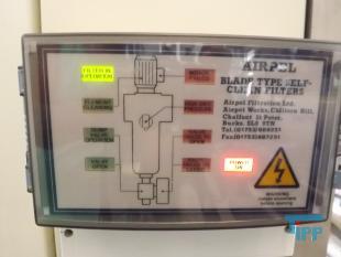 Umkehrosmose:
Die Umkehrosmose oder Reversosmose ist ein physikalisches Verfahren zur Aufkonzentrierung von in Flssigkeiten gelsten Stoffen, bei der mit Druck der natrliche Osmose-Prozess umgekehrt wird.
Sie wird zur Wasseraufbereitung fr Trink- und Prozesswasser, zur Abwasserbehandlung und zum Aufbereiten von Aquarienwasser verwendet. Auch Fruchtsaftkonzentrate werden nach diesem Prinzip hergestellt.
Das Medium, in dem die Konzentration eines bestimmten Stoffes verringert werden soll, ist durch eine halbdurchlssige (semipermeable) Membran von dem Medium getrennt, in dem die Konzentration erhht werden soll. Dieses wird einem Druck ausgesetzt, der hher sein muss als der Druck, der durch das osmotische Verlangen zum Konzentrationsausgleich entsteht. Dadurch knnen die Molekle des Lsungsmittels gegen ihre natrliche osmotische Ausbreitungsrichtung in den Bereich wandern, in dem die gelsten Stoffe bereits geringer konzentriert sind.

Trinkwasser hat einen osmotischen Druck von weniger als 2 bar, der angewendete Druck fr die Umkehrosmose von Trinkwasser betrgt 4 bis 30 bar, je nach verwendeter Membran und Anlagenkonfiguration. Manche anderen Flssigkeiten haben hhere osmotische Drcke, z. B. Meerwasser je nach Salzgehalt etwa 30 bar. Dementsprechend liegen die verwendeten Drcke fr die Meerwasserentsalzung bei 60 bis 80 bar. In einigen extremen Anwendungen, z. B. fr das Aufkonzentrieren von Deponiesickerwasser, werden noch hhere Drcke verwendet.

Die osmotische Membran, die nur die Trgerflssigkeit (Solvent) durchlsst und die gelsten Stoffe (Solute) zurckhlt, muss diesen hohen Drcken standhalten knnen. Wenn der Druckunterschied das osmotische Geflle mehr als ausgleicht, passen die Solventmolekle wie bei einem Filter durch die Membran, whrend die Verunreinigungsmolekle zurckgehalten werden. Im Gegensatz zu einem klassischen Membranfilter verfgen Osmosemembranen nicht ber durchgehende Poren. Vielmehr wandern die Ionen und Molekle durch die Membran hindurch, indem sie durch das Membranmaterial diffundieren. Das Lsungs-Diffusions-Modell beschreibt diesen Vorgang.

Der osmotische Druck steigt mit zunehmendem Konzentrationunterschied. Wird der osmotische Druck gleich dem angelegten Druck, kommt der Prozess zum Stehen. Um dem entgegenzuwirken, wird das Konzentrat stetig abgefhrt. Da das Auskristallisieren (Ausfallen) der Solute (Salz oder Mineralien) in den Membranen verhindert werden muss, ist die Benutzung der Umkehrosmose nur bis zu einer gewissen Maximalkonzentration des Konzentratflusses (reject) sinnvoll. Der Konzentratauslass fliet durch einen Druckregler, und da die Druckerzeugung viel Energie kostet, oft auch durch einen Druckaustauscher, der hilft, mehr Rohflssigkeit zu pumpen.
Meerwasserentsalzung: Beim Betrieb einer Meerwasserentsalzungsanlage zur Trinkwassergewinnung auf Umkehrosmosebasis ist neben der Verwendung von Vorfiltern und/oder Ausflockungsstufen auch der Einsatz verschiedener Chemikalien unerlsslich. Zum einen kann der pH-Wert durch Zugabe von Suren erniedrigt werden, eine andere Methode, das Auskristallisieren von Salzen zu verhindern, ist die Zugabe von Antibelagmitteln (engl. Antiscaling). Bei diesen Substanzen handelt es sich um polymere Verbindungen auf Phosphat- oder Maleinsurebasis, welche die sich bildenden Kristallite umschlieen und so verhindern, dass kristalline Ausfllungen auf der Membran entstehen knnen.

Gerade Anlagen, die das aufzubereitende Wasser direkt aus dem Meer beziehen (Open Intake), mssen mittels Bioziden (meist auf Brombasis) diskontinuierlich von sich bildenden Biofilmen befreit werden. Leider wird in vielen sdlichen Lndern auch gerne Chlor zur Desinfektion vor Membrananlagen eingesetzt, das aufgrund der Chlorempfindlichkeit der Membranen dann wieder aufwendig entfernt werden muss.

Dennoch muss die Membran in regelmigen Abstnden gereinigt werden, um einen konstanten Durchsatz an trinkfertigem Wasser zu gewhrleisten.

Das direkt aus dem Umkehrosmoseprozess stammende Wasser ist sehr ionenarm, sodass seine direkte Verwendung als Trinkwasser umstritten ist. Vor Einspeisung in das Trinkwassersystem werden deshalb aus geschmacklichen und gesundheitlichen Grnden wieder Salze zugefgt. Die Zumischung von Salzen wird in der Trinkwasseraufbereitung ber ultrafiltriertes Rohwasser durchgefhrt. Dadurch wird gewhrleistet, dass nur bakteriell unbedenkliches Rohwasser in das ffentliche Trinkwassernetz gelangt. Das Permeat wird meist durch Marmorfilter erreicht, wobei das Kalk-Kohlensure-Gleichgewicht wieder eingestellt wird.
Aquarientechnik: In der Aquarientechnik ist die Umkehrosmose eine Methode zur Gewinnung von gereinigtem, Ionen-freiem Wasser.

In Umkehrosmoseanlagen fr Aquarien sind der Membran in der Regel ein Feinfilter und ein Aktivkohlefilter vorgeschaltet, um die Membran vor mechanischer Verschmutzung und vor im Trinkwasser ggf. vorhandenem Chlor zu schtzen. Die Anlage bentigt Splwasser, um die sich auf der Eingangsseite ansammelnden Ionen aus dem System zu entfernen. Die meisten Anlagen verbrauchen die drei- bis vierfache Menge des erzeugten gereinigten Wassers als Splwasser.

Der Vorteil der Umkehrosmose gegenber dem zur Wasserenthrtung ebenfalls einsetzbaren Ionenaustauscher auf Kunstharzbasis (bekannt auch als Filterpatronen zur Trinkwasseraufbereitung) liegt darin, dass die Ionen nur entfernt und nicht durch andere ersetzt werden. Ionenaustauscher ersetzen die Calciumionen des harten Wassers durch Natriumionen, die besonders bei hoher Ausgangshrte eine hohe Konzentration erreichen. Ionenaustauscher mssen zudem entweder regelmig ersetzt (Kaffeefilter) oder mit Kochsalzlsung regeneriert (z. B. in der Geschirrsplmaschine) werden.

Wenn fr ein Aquarium Umkehrosmose-Wasser verwendet werden soll, muss entweder ein Teil Leitungswasser beigemischt werden, oder es mssen danach gezielt Aufhrtesalze zugesetzt werden, damit das Wasser die fr Tiere und Pflanzen erforderlichen Mineralstoffe enthlt. Ausnahme sind extreme Weichwasserfische und Schwarzwasseraquarien. Zudem besteht wegen der fehlenden Pufferwirkung die Gefahr, dass der pH-Wert des Wassers in den sauren Bereich umschlgt.

Im Aquaristenjargon sind die Krzel UO (z. B. UO-Wasser) und UOA (= Umkehrosmoseanlage) gebruchlich.
Medizintechnik: Die Umkehrosmose wird als Vorstufe zur Herstellung von Reinstwasser fr die Medizintechnik verwendet. Der Einsatz von Reinstwasser ist zum Beispiel in der Dialyse fr das Dialysegert notwendig. Reinstwasser enthlt im Gegensatz zu herkmmlichem Wasser (dieses enthlt z. B. Mineralstoffe wie Magnesium) so gut wie keine Fremdstoffe. Wasser, welches durch Injektion in den Krper gelangt, oder mit spter in den Krper zurckzufhrenden Krperflssigkeiten oder Blut in Kontakt kommt, muss den Spezifkationen von Wasser fr Injektionszwecke entsprechen.
Weinbereitung: In der Weinbereitung wird die Umkehrosmose eingesetzt, um gutes Traubenmaterial zu einem sehr dichten Most zu verarbeiten. Der Most erfhrt eine Aufkonzentration aller Inhaltsstoffe, dementsprechend ist es nicht mglich, aus sauren Trauben einen Spitzenwein zu gewinnen. Viele Spitzenweine durchlaufen einen solchen Veredlungsgang (v. a. kalifornische Erzeugnisse, aber auch franzsische, sterreichische, italienische). In Deutschland ist dieses Verfahren nur bei Weiweinen zugelassen.
Quelle: www.wikipedia.org