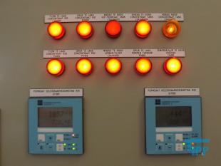 Umkehrosmose:
Die Umkehrosmose oder Reversosmose ist ein physikalisches Verfahren zur Aufkonzentrierung von in Flssigkeiten gelsten Stoffen, bei der mit Druck der natrliche Osmose-Prozess umgekehrt wird.
Sie wird zur Wasseraufbereitung fr Trink- und Prozesswasser, zur Abwasserbehandlung und zum Aufbereiten von Aquarienwasser verwendet. Auch Fruchtsaftkonzentrate werden nach diesem Prinzip hergestellt.
Das Medium, in dem die Konzentration eines bestimmten Stoffes verringert werden soll, ist durch eine halbdurchlssige (semipermeable) Membran von dem Medium getrennt, in dem die Konzentration erhht werden soll. Dieses wird einem Druck ausgesetzt, der hher sein muss als der Druck, der durch das osmotische Verlangen zum Konzentrationsausgleich entsteht. Dadurch knnen die Molekle des Lsungsmittels gegen ihre natrliche osmotische Ausbreitungsrichtung in den Bereich wandern, in dem die gelsten Stoffe bereits geringer konzentriert sind.

Trinkwasser hat einen osmotischen Druck von weniger als 2 bar, der angewendete Druck fr die Umkehrosmose von Trinkwasser betrgt 4 bis 30 bar, je nach verwendeter Membran und Anlagenkonfiguration. Manche anderen Flssigkeiten haben hhere osmotische Drcke, z. B. Meerwasser je nach Salzgehalt etwa 30 bar. Dementsprechend liegen die verwendeten Drcke fr die Meerwasserentsalzung bei 60 bis 80 bar. In einigen extremen Anwendungen, z. B. fr das Aufkonzentrieren von Deponiesickerwasser, werden noch hhere Drcke verwendet.

Die osmotische Membran, die nur die Trgerflssigkeit (Solvent) durchlsst und die gelsten Stoffe (Solute) zurckhlt, muss diesen hohen Drcken standhalten knnen. Wenn der Druckunterschied das osmotische Geflle mehr als ausgleicht, passen die Solventmolekle wie bei einem Filter durch die Membran, whrend die Verunreinigungsmolekle zurckgehalten werden. Im Gegensatz zu einem klassischen Membranfilter verfgen Osmosemembranen nicht ber durchgehende Poren. Vielmehr wandern die Ionen und Molekle durch die Membran hindurch, indem sie durch das Membranmaterial diffundieren. Das Lsungs-Diffusions-Modell beschreibt diesen Vorgang.

Der osmotische Druck steigt mit zunehmendem Konzentrationunterschied. Wird der osmotische Druck gleich dem angelegten Druck, kommt der Prozess zum Stehen. Um dem entgegenzuwirken, wird das Konzentrat stetig abgefhrt. Da das Auskristallisieren (Ausfallen) der Solute (Salz oder Mineralien) in den Membranen verhindert werden muss, ist die Benutzung der Umkehrosmose nur bis zu einer gewissen Maximalkonzentration des Konzentratflusses (reject) sinnvoll. Der Konzentratauslass fliet durch einen Druckregler, und da die Druckerzeugung viel Energie kostet, oft auch durch einen Druckaustauscher, der hilft, mehr Rohflssigkeit zu pumpen.
Meerwasserentsalzung: Beim Betrieb einer Meerwasserentsalzungsanlage zur Trinkwassergewinnung auf Umkehrosmosebasis ist neben der Verwendung von Vorfiltern und/oder Ausflockungsstufen auch der Einsatz verschiedener Chemikalien unerlsslich. Zum einen kann der pH-Wert durch Zugabe von Suren erniedrigt werden, eine andere Methode, das Auskristallisieren von Salzen zu verhindern, ist die Zugabe von Antibelagmitteln (engl. Antiscaling). Bei diesen Substanzen handelt es sich um polymere Verbindungen auf Phosphat- oder Maleinsurebasis, welche die sich bildenden Kristallite umschlieen und so verhindern, dass kristalline Ausfllungen auf der Membran entstehen knnen.

Gerade Anlagen, die das aufzubereitende Wasser direkt aus dem Meer beziehen (Open Intake), mssen mittels Bioziden (meist auf Brombasis) diskontinuierlich von sich bildenden Biofilmen befreit werden. Leider wird in vielen sdlichen Lndern auch gerne Chlor zur Desinfektion vor Membrananlagen eingesetzt, das aufgrund der Chlorempfindlichkeit der Membranen dann wieder aufwendig entfernt werden muss.

Dennoch muss die Membran in regelmigen Abstnden gereinigt werden, um einen konstanten Durchsatz an trinkfertigem Wasser zu gewhrleisten.

Das direkt aus dem Umkehrosmoseprozess stammende Wasser ist sehr ionenarm, sodass seine direkte Verwendung als Trinkwasser umstritten ist. Vor Einspeisung in das Trinkwassersystem werden deshalb aus geschmacklichen und gesundheitlichen Grnden wieder Salze zugefgt. Die Zumischung von Salzen wird in der Trinkwasseraufbereitung ber ultrafiltriertes Rohwasser durchgefhrt. Dadurch wird gewhrleistet, dass nur bakteriell unbedenkliches Rohwasser in das ffentliche Trinkwassernetz gelangt. Das Permeat wird meist durch Marmorfilter erreicht, wobei das Kalk-Kohlensure-Gleichgewicht wieder eingestellt wird.
Aquarientechnik: In der Aquarientechnik ist die Umkehrosmose eine Methode zur Gewinnung von gereinigtem, Ionen-freiem Wasser.

In Umkehrosmoseanlagen fr Aquarien sind der Membran in der Regel ein Feinfilter und ein Aktivkohlefilter vorgeschaltet, um die Membran vor mechanischer Verschmutzung und vor im Trinkwasser ggf. vorhandenem Chlor zu schtzen. Die Anlage bentigt Splwasser, um die sich auf der Eingangsseite ansammelnden Ionen aus dem System zu entfernen. Die meisten Anlagen verbrauchen die drei- bis vierfache Menge des erzeugten gereinigten Wassers als Splwasser.

Der Vorteil der Umkehrosmose gegenber dem zur Wasserenthrtung ebenfalls einsetzbaren Ionenaustauscher auf Kunstharzbasis (bekannt auch als Filterpatronen zur Trinkwasseraufbereitung) liegt darin, dass die Ionen nur entfernt und nicht durch andere ersetzt werden. Ionenaustauscher ersetzen die Calciumionen des harten Wassers durch Natriumionen, die besonders bei hoher Ausgangshrte eine hohe Konzentration erreichen. Ionenaustauscher mssen zudem entweder regelmig ersetzt (Kaffeefilter) oder mit Kochsalzlsung regeneriert (z. B. in der Geschirrsplmaschine) werden.

Wenn fr ein Aquarium Umkehrosmose-Wasser verwendet werden soll, muss entweder ein Teil Leitungswasser beigemischt werden, oder es mssen danach gezielt Aufhrtesalze zugesetzt werden, damit das Wasser die fr Tiere und Pflanzen erforderlichen Mineralstoffe enthlt. Ausnahme sind extreme Weichwasserfische und Schwarzwasseraquarien. Zudem besteht wegen der fehlenden Pufferwirkung die Gefahr, dass der pH-Wert des Wassers in den sauren Bereich umschlgt.

Im Aquaristenjargon sind die Krzel UO (z. B. UO-Wasser) und UOA (= Umkehrosmoseanlage) gebruchlich.
Medizintechnik: Die Umkehrosmose wird als Vorstufe zur Herstellung von Reinstwasser fr die Medizintechnik verwendet. Der Einsatz von Reinstwasser ist zum Beispiel in der Dialyse fr das Dialysegert notwendig. Reinstwasser enthlt im Gegensatz zu herkmmlichem Wasser (dieses enthlt z. B. Mineralstoffe wie Magnesium) so gut wie keine Fremdstoffe. Wasser, welches durch Injektion in den Krper gelangt, oder mit spter in den Krper zurckzufhrenden Krperflssigkeiten oder Blut in Kontakt kommt, muss den Spezifkationen von Wasser fr Injektionszwecke entsprechen.
Weinbereitung: In der Weinbereitung wird die Umkehrosmose eingesetzt, um gutes Traubenmaterial zu einem sehr dichten Most zu verarbeiten. Der Most erfhrt eine Aufkonzentration aller Inhaltsstoffe, dementsprechend ist es nicht mglich, aus sauren Trauben einen Spitzenwein zu gewinnen. Viele Spitzenweine durchlaufen einen solchen Veredlungsgang (v. a. kalifornische Erzeugnisse, aber auch franzsische, sterreichische, italienische). In Deutschland ist dieses Verfahren nur bei Weiweinen zugelassen.
Quelle: www.wikipedia.org