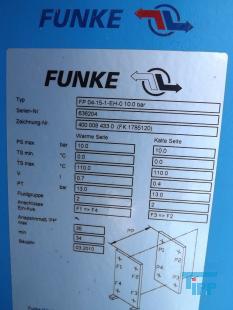 Umkehrosmose:
Die Umkehrosmose oder Reversosmose ist ein physikalisches Verfahren zur Aufkonzentrierung von in Flssigkeiten gelsten Stoffen, bei der mit Druck der natrliche Osmose-Prozess umgekehrt wird.
Sie wird zur Wasseraufbereitung fr Trink- und Prozesswasser, zur Abwasserbehandlung und zum Aufbereiten von Aquarienwasser verwendet. Auch Fruchtsaftkonzentrate werden nach diesem Prinzip hergestellt.
Das Medium, in dem die Konzentration eines bestimmten Stoffes verringert werden soll, ist durch eine halbdurchlssige (semipermeable) Membran von dem Medium getrennt, in dem die Konzentration erhht werden soll. Dieses wird einem Druck ausgesetzt, der hher sein muss als der Druck, der durch das osmotische Verlangen zum Konzentrationsausgleich entsteht. Dadurch knnen die Molekle des Lsungsmittels gegen ihre natrliche osmotische Ausbreitungsrichtung in den Bereich wandern, in dem die gelsten Stoffe bereits geringer konzentriert sind.

Trinkwasser hat einen osmotischen Druck von weniger als 2 bar, der angewendete Druck fr die Umkehrosmose von Trinkwasser betrgt 4 bis 30 bar, je nach verwendeter Membran und Anlagenkonfiguration. Manche anderen Flssigkeiten haben hhere osmotische Drcke, z. B. Meerwasser je nach Salzgehalt etwa 30 bar. Dementsprechend liegen die verwendeten Drcke fr die Meerwasserentsalzung bei 60 bis 80 bar. In einigen extremen Anwendungen, z. B. fr das Aufkonzentrieren von Deponiesickerwasser, werden noch hhere Drcke verwendet.

Die osmotische Membran, die nur die Trgerflssigkeit (Solvent) durchlsst und die gelsten Stoffe (Solute) zurckhlt, muss diesen hohen Drcken standhalten knnen. Wenn der Druckunterschied das osmotische Geflle mehr als ausgleicht, passen die Solventmolekle wie bei einem Filter durch die Membran, whrend die Verunreinigungsmolekle zurckgehalten werden. Im Gegensatz zu einem klassischen Membranfilter verfgen Osmosemembranen nicht ber durchgehende Poren. Vielmehr wandern die Ionen und Molekle durch die Membran hindurch, indem sie durch das Membranmaterial diffundieren. Das Lsungs-Diffusions-Modell beschreibt diesen Vorgang.

Der osmotische Druck steigt mit zunehmendem Konzentrationunterschied. Wird der osmotische Druck gleich dem angelegten Druck, kommt der Prozess zum Stehen. Um dem entgegenzuwirken, wird das Konzentrat stetig abgefhrt. Da das Auskristallisieren (Ausfallen) der Solute (Salz oder Mineralien) in den Membranen verhindert werden muss, ist die Benutzung der Umkehrosmose nur bis zu einer gewissen Maximalkonzentration des Konzentratflusses (reject) sinnvoll. Der Konzentratauslass fliet durch einen Druckregler, und da die Druckerzeugung viel Energie kostet, oft auch durch einen Druckaustauscher, der hilft, mehr Rohflssigkeit zu pumpen.
Meerwasserentsalzung: Beim Betrieb einer Meerwasserentsalzungsanlage zur Trinkwassergewinnung auf Umkehrosmosebasis ist neben der Verwendung von Vorfiltern und/oder Ausflockungsstufen auch der Einsatz verschiedener Chemikalien unerlsslich. Zum einen kann der pH-Wert durch Zugabe von Suren erniedrigt werden, eine andere Methode, das Auskristallisieren von Salzen zu verhindern, ist die Zugabe von Antibelagmitteln (engl. Antiscaling). Bei diesen Substanzen handelt es sich um polymere Verbindungen auf Phosphat- oder Maleinsurebasis, welche die sich bildenden Kristallite umschlieen und so verhindern, dass kristalline Ausfllungen auf der Membran entstehen knnen.

Gerade Anlagen, die das aufzubereitende Wasser direkt aus dem Meer beziehen (Open Intake), mssen mittels Bioziden (meist auf Brombasis) diskontinuierlich von sich bildenden Biofilmen befreit werden. Leider wird in vielen sdlichen Lndern auch gerne Chlor zur Desinfektion vor Membrananlagen eingesetzt, das aufgrund der Chlorempfindlichkeit der Membranen dann wieder aufwendig entfernt werden muss.

Dennoch muss die Membran in regelmigen Abstnden gereinigt werden, um einen konstanten Durchsatz an trinkfertigem Wasser zu gewhrleisten.

Das direkt aus dem Umkehrosmoseprozess stammende Wasser ist sehr ionenarm, sodass seine direkte Verwendung als Trinkwasser umstritten ist. Vor Einspeisung in das Trinkwassersystem werden deshalb aus geschmacklichen und gesundheitlichen Grnden wieder Salze zugefgt. Die Zumischung von Salzen wird in der Trinkwasseraufbereitung ber ultrafiltriertes Rohwasser durchgefhrt. Dadurch wird gewhrleistet, dass nur bakteriell unbedenkliches Rohwasser in das ffentliche Trinkwassernetz gelangt. Das Permeat wird meist durch Marmorfilter erreicht, wobei das Kalk-Kohlensure-Gleichgewicht wieder eingestellt wird.
Aquarientechnik: In der Aquarientechnik ist die Umkehrosmose eine Methode zur Gewinnung von gereinigtem, Ionen-freiem Wasser.

In Umkehrosmoseanlagen fr Aquarien sind der Membran in der Regel ein Feinfilter und ein Aktivkohlefilter vorgeschaltet, um die Membran vor mechanischer Verschmutzung und vor im Trinkwasser ggf. vorhandenem Chlor zu schtzen. Die Anlage bentigt Splwasser, um die sich auf der Eingangsseite ansammelnden Ionen aus dem System zu entfernen. Die meisten Anlagen verbrauchen die drei- bis vierfache Menge des erzeugten gereinigten Wassers als Splwasser.

Der Vorteil der Umkehrosmose gegenber dem zur Wasserenthrtung ebenfalls einsetzbaren Ionenaustauscher auf Kunstharzbasis (bekannt auch als Filterpatronen zur Trinkwasseraufbereitung) liegt darin, dass die Ionen nur entfernt und nicht durch andere ersetzt werden. Ionenaustauscher ersetzen die Calciumionen des harten Wassers durch Natriumionen, die besonders bei hoher Ausgangshrte eine hohe Konzentration erreichen. Ionenaustauscher mssen zudem entweder regelmig ersetzt (Kaffeefilter) oder mit Kochsalzlsung regeneriert (z. B. in der Geschirrsplmaschine) werden.

Wenn fr ein Aquarium Umkehrosmose-Wasser verwendet werden soll, muss entweder ein Teil Leitungswasser beigemischt werden, oder es mssen danach gezielt Aufhrtesalze zugesetzt werden, damit das Wasser die fr Tiere und Pflanzen erforderlichen Mineralstoffe enthlt. Ausnahme sind extreme Weichwasserfische und Schwarzwasseraquarien. Zudem besteht wegen der fehlenden Pufferwirkung die Gefahr, dass der pH-Wert des Wassers in den sauren Bereich umschlgt.

Im Aquaristenjargon sind die Krzel UO (z. B. UO-Wasser) und UOA (= Umkehrosmoseanlage) gebruchlich.
Medizintechnik: Die Umkehrosmose wird als Vorstufe zur Herstellung von Reinstwasser fr die Medizintechnik verwendet. Der Einsatz von Reinstwasser ist zum Beispiel in der Dialyse fr das Dialysegert notwendig. Reinstwasser enthlt im Gegensatz zu herkmmlichem Wasser (dieses enthlt z. B. Mineralstoffe wie Magnesium) so gut wie keine Fremdstoffe. Wasser, welches durch Injektion in den Krper gelangt, oder mit spter in den Krper zurckzufhrenden Krperflssigkeiten oder Blut in Kontakt kommt, muss den Spezifkationen von Wasser fr Injektionszwecke entsprechen.
Weinbereitung: In der Weinbereitung wird die Umkehrosmose eingesetzt, um gutes Traubenmaterial zu einem sehr dichten Most zu verarbeiten. Der Most erfhrt eine Aufkonzentration aller Inhaltsstoffe, dementsprechend ist es nicht mglich, aus sauren Trauben einen Spitzenwein zu gewinnen. Viele Spitzenweine durchlaufen einen solchen Veredlungsgang (v. a. kalifornische Erzeugnisse, aber auch franzsische, sterreichische, italienische). In Deutschland ist dieses Verfahren nur bei Weiweinen zugelassen.
Quelle: www.wikipedia.org