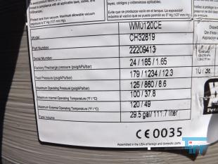 Umkehrosmose:
Die Umkehrosmose oder Reversosmose ist ein physikalisches Verfahren zur Aufkonzentrierung von in Flssigkeiten gelsten Stoffen, bei der mit Druck der natrliche Osmose-Prozess umgekehrt wird.
Sie wird zur Wasseraufbereitung fr Trink- und Prozesswasser, zur Abwasserbehandlung und zum Aufbereiten von Aquarienwasser verwendet. Auch Fruchtsaftkonzentrate werden nach diesem Prinzip hergestellt.
Das Medium, in dem die Konzentration eines bestimmten Stoffes verringert werden soll, ist durch eine halbdurchlssige (semipermeable) Membran von dem Medium getrennt, in dem die Konzentration erhht werden soll. Dieses wird einem Druck ausgesetzt, der hher sein muss als der Druck, der durch das osmotische Verlangen zum Konzentrationsausgleich entsteht. Dadurch knnen die Molekle des Lsungsmittels gegen ihre natrliche osmotische Ausbreitungsrichtung in den Bereich wandern, in dem die gelsten Stoffe bereits geringer konzentriert sind.

Trinkwasser hat einen osmotischen Druck von weniger als 2 bar, der angewendete Druck fr die Umkehrosmose von Trinkwasser betrgt 4 bis 30 bar, je nach verwendeter Membran und Anlagenkonfiguration. Manche anderen Flssigkeiten haben hhere osmotische Drcke, z. B. Meerwasser je nach Salzgehalt etwa 30 bar. Dementsprechend liegen die verwendeten Drcke fr die Meerwasserentsalzung bei 60 bis 80 bar. In einigen extremen Anwendungen, z. B. fr das Aufkonzentrieren von Deponiesickerwasser, werden noch hhere Drcke verwendet.

Die osmotische Membran, die nur die Trgerflssigkeit (Solvent) durchlsst und die gelsten Stoffe (Solute) zurckhlt, muss diesen hohen Drcken standhalten knnen. Wenn der Druckunterschied das osmotische Geflle mehr als ausgleicht, passen die Solventmolekle wie bei einem Filter durch die Membran, whrend die Verunreinigungsmolekle zurckgehalten werden. Im Gegensatz zu einem klassischen Membranfilter verfgen Osmosemembranen nicht ber durchgehende Poren. Vielmehr wandern die Ionen und Molekle durch die Membran hindurch, indem sie durch das Membranmaterial diffundieren. Das Lsungs-Diffusions-Modell beschreibt diesen Vorgang.

Der osmotische Druck steigt mit zunehmendem Konzentrationunterschied. Wird der osmotische Druck gleich dem angelegten Druck, kommt der Prozess zum Stehen. Um dem entgegenzuwirken, wird das Konzentrat stetig abgefhrt. Da das Auskristallisieren (Ausfallen) der Solute (Salz oder Mineralien) in den Membranen verhindert werden muss, ist die Benutzung der Umkehrosmose nur bis zu einer gewissen Maximalkonzentration des Konzentratflusses (reject) sinnvoll. Der Konzentratauslass fliet durch einen Druckregler, und da die Druckerzeugung viel Energie kostet, oft auch durch einen Druckaustauscher, der hilft, mehr Rohflssigkeit zu pumpen.
Meerwasserentsalzung: Beim Betrieb einer Meerwasserentsalzungsanlage zur Trinkwassergewinnung auf Umkehrosmosebasis ist neben der Verwendung von Vorfiltern und/oder Ausflockungsstufen auch der Einsatz verschiedener Chemikalien unerlsslich. Zum einen kann der pH-Wert durch Zugabe von Suren erniedrigt werden, eine andere Methode, das Auskristallisieren von Salzen zu verhindern, ist die Zugabe von Antibelagmitteln (engl. Antiscaling). Bei diesen Substanzen handelt es sich um polymere Verbindungen auf Phosphat- oder Maleinsurebasis, welche die sich bildenden Kristallite umschlieen und so verhindern, dass kristalline Ausfllungen auf der Membran entstehen knnen.

Gerade Anlagen, die das aufzubereitende Wasser direkt aus dem Meer beziehen (Open Intake), mssen mittels Bioziden (meist auf Brombasis) diskontinuierlich von sich bildenden Biofilmen befreit werden. Leider wird in vielen sdlichen Lndern auch gerne Chlor zur Desinfektion vor Membrananlagen eingesetzt, das aufgrund der Chlorempfindlichkeit der Membranen dann wieder aufwendig entfernt werden muss.

Dennoch muss die Membran in regelmigen Abstnden gereinigt werden, um einen konstanten Durchsatz an trinkfertigem Wasser zu gewhrleisten.

Das direkt aus dem Umkehrosmoseprozess stammende Wasser ist sehr ionenarm, sodass seine direkte Verwendung als Trinkwasser umstritten ist. Vor Einspeisung in das Trinkwassersystem werden deshalb aus geschmacklichen und gesundheitlichen Grnden wieder Salze zugefgt. Die Zumischung von Salzen wird in der Trinkwasseraufbereitung ber ultrafiltriertes Rohwasser durchgefhrt. Dadurch wird gewhrleistet, dass nur bakteriell unbedenkliches Rohwasser in das ffentliche Trinkwassernetz gelangt. Das Permeat wird meist durch Marmorfilter erreicht, wobei das Kalk-Kohlensure-Gleichgewicht wieder eingestellt wird.
Aquarientechnik: In der Aquarientechnik ist die Umkehrosmose eine Methode zur Gewinnung von gereinigtem, Ionen-freiem Wasser.

In Umkehrosmoseanlagen fr Aquarien sind der Membran in der Regel ein Feinfilter und ein Aktivkohlefilter vorgeschaltet, um die Membran vor mechanischer Verschmutzung und vor im Trinkwasser ggf. vorhandenem Chlor zu schtzen. Die Anlage bentigt Splwasser, um die sich auf der Eingangsseite ansammelnden Ionen aus dem System zu entfernen. Die meisten Anlagen verbrauchen die drei- bis vierfache Menge des erzeugten gereinigten Wassers als Splwasser.

Der Vorteil der Umkehrosmose gegenber dem zur Wasserenthrtung ebenfalls einsetzbaren Ionenaustauscher auf Kunstharzbasis (bekannt auch als Filterpatronen zur Trinkwasseraufbereitung) liegt darin, dass die Ionen nur entfernt und nicht durch andere ersetzt werden. Ionenaustauscher ersetzen die Calciumionen des harten Wassers durch Natriumionen, die besonders bei hoher Ausgangshrte eine hohe Konzentration erreichen. Ionenaustauscher mssen zudem entweder regelmig ersetzt (Kaffeefilter) oder mit Kochsalzlsung regeneriert (z. B. in der Geschirrsplmaschine) werden.

Wenn fr ein Aquarium Umkehrosmose-Wasser verwendet werden soll, muss entweder ein Teil Leitungswasser beigemischt werden, oder es mssen danach gezielt Aufhrtesalze zugesetzt werden, damit das Wasser die fr Tiere und Pflanzen erforderlichen Mineralstoffe enthlt. Ausnahme sind extreme Weichwasserfische und Schwarzwasseraquarien. Zudem besteht wegen der fehlenden Pufferwirkung die Gefahr, dass der pH-Wert des Wassers in den sauren Bereich umschlgt.

Im Aquaristenjargon sind die Krzel UO (z. B. UO-Wasser) und UOA (= Umkehrosmoseanlage) gebruchlich.
Medizintechnik: Die Umkehrosmose wird als Vorstufe zur Herstellung von Reinstwasser fr die Medizintechnik verwendet. Der Einsatz von Reinstwasser ist zum Beispiel in der Dialyse fr das Dialysegert notwendig. Reinstwasser enthlt im Gegensatz zu herkmmlichem Wasser (dieses enthlt z. B. Mineralstoffe wie Magnesium) so gut wie keine Fremdstoffe. Wasser, welches durch Injektion in den Krper gelangt, oder mit spter in den Krper zurckzufhrenden Krperflssigkeiten oder Blut in Kontakt kommt, muss den Spezifkationen von Wasser fr Injektionszwecke entsprechen.
Weinbereitung: In der Weinbereitung wird die Umkehrosmose eingesetzt, um gutes Traubenmaterial zu einem sehr dichten Most zu verarbeiten. Der Most erfhrt eine Aufkonzentration aller Inhaltsstoffe, dementsprechend ist es nicht mglich, aus sauren Trauben einen Spitzenwein zu gewinnen. Viele Spitzenweine durchlaufen einen solchen Veredlungsgang (v. a. kalifornische Erzeugnisse, aber auch franzsische, sterreichische, italienische). In Deutschland ist dieses Verfahren nur bei Weiweinen zugelassen.
Quelle: www.wikipedia.org