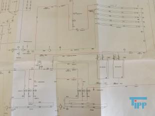 Umkehrosmose:
Die Umkehrosmose oder Reversosmose ist ein physikalisches Verfahren zur Aufkonzentrierung von in Flssigkeiten gelsten Stoffen, bei der mit Druck der natrliche Osmose-Prozess umgekehrt wird.
Sie wird zur Wasseraufbereitung fr Trink- und Prozesswasser, zur Abwasserbehandlung und zum Aufbereiten von Aquarienwasser verwendet. Auch Fruchtsaftkonzentrate werden nach diesem Prinzip hergestellt.
Das Medium, in dem die Konzentration eines bestimmten Stoffes verringert werden soll, ist durch eine halbdurchlssige (semipermeable) Membran von dem Medium getrennt, in dem die Konzentration erhht werden soll. Dieses wird einem Druck ausgesetzt, der hher sein muss als der Druck, der durch das osmotische Verlangen zum Konzentrationsausgleich entsteht. Dadurch knnen die Molekle des Lsungsmittels gegen ihre natrliche osmotische Ausbreitungsrichtung in den Bereich wandern, in dem die gelsten Stoffe bereits geringer konzentriert sind.

Trinkwasser hat einen osmotischen Druck von weniger als 2 bar, der angewendete Druck fr die Umkehrosmose von Trinkwasser betrgt 4 bis 30 bar, je nach verwendeter Membran und Anlagenkonfiguration. Manche anderen Flssigkeiten haben hhere osmotische Drcke, z. B. Meerwasser je nach Salzgehalt etwa 30 bar. Dementsprechend liegen die verwendeten Drcke fr die Meerwasserentsalzung bei 60 bis 80 bar. In einigen extremen Anwendungen, z. B. fr das Aufkonzentrieren von Deponiesickerwasser, werden noch hhere Drcke verwendet.

Die osmotische Membran, die nur die Trgerflssigkeit (Solvent) durchlsst und die gelsten Stoffe (Solute) zurckhlt, muss diesen hohen Drcken standhalten knnen. Wenn der Druckunterschied das osmotische Geflle mehr als ausgleicht, passen die Solventmolekle wie bei einem Filter durch die Membran, whrend die Verunreinigungsmolekle zurckgehalten werden. Im Gegensatz zu einem klassischen Membranfilter verfgen Osmosemembranen nicht ber durchgehende Poren. Vielmehr wandern die Ionen und Molekle durch die Membran hindurch, indem sie durch das Membranmaterial diffundieren. Das Lsungs-Diffusions-Modell beschreibt diesen Vorgang.

Der osmotische Druck steigt mit zunehmendem Konzentrationunterschied. Wird der osmotische Druck gleich dem angelegten Druck, kommt der Prozess zum Stehen. Um dem entgegenzuwirken, wird das Konzentrat stetig abgefhrt. Da das Auskristallisieren (Ausfallen) der Solute (Salz oder Mineralien) in den Membranen verhindert werden muss, ist die Benutzung der Umkehrosmose nur bis zu einer gewissen Maximalkonzentration des Konzentratflusses (reject) sinnvoll. Der Konzentratauslass fliet durch einen Druckregler, und da die Druckerzeugung viel Energie kostet, oft auch durch einen Druckaustauscher, der hilft, mehr Rohflssigkeit zu pumpen.
Meerwasserentsalzung: Beim Betrieb einer Meerwasserentsalzungsanlage zur Trinkwassergewinnung auf Umkehrosmosebasis ist neben der Verwendung von Vorfiltern und/oder Ausflockungsstufen auch der Einsatz verschiedener Chemikalien unerlsslich. Zum einen kann der pH-Wert durch Zugabe von Suren erniedrigt werden, eine andere Methode, das Auskristallisieren von Salzen zu verhindern, ist die Zugabe von Antibelagmitteln (engl. Antiscaling). Bei diesen Substanzen handelt es sich um polymere Verbindungen auf Phosphat- oder Maleinsurebasis, welche die sich bildenden Kristallite umschlieen und so verhindern, dass kristalline Ausfllungen auf der Membran entstehen knnen.

Gerade Anlagen, die das aufzubereitende Wasser direkt aus dem Meer beziehen (Open Intake), mssen mittels Bioziden (meist auf Brombasis) diskontinuierlich von sich bildenden Biofilmen befreit werden. Leider wird in vielen sdlichen Lndern auch gerne Chlor zur Desinfektion vor Membrananlagen eingesetzt, das aufgrund der Chlorempfindlichkeit der Membranen dann wieder aufwendig entfernt werden muss.

Dennoch muss die Membran in regelmigen Abstnden gereinigt werden, um einen konstanten Durchsatz an trinkfertigem Wasser zu gewhrleisten.

Das direkt aus dem Umkehrosmoseprozess stammende Wasser ist sehr ionenarm, sodass seine direkte Verwendung als Trinkwasser umstritten ist. Vor Einspeisung in das Trinkwassersystem werden deshalb aus geschmacklichen und gesundheitlichen Grnden wieder Salze zugefgt. Die Zumischung von Salzen wird in der Trinkwasseraufbereitung ber ultrafiltriertes Rohwasser durchgefhrt. Dadurch wird gewhrleistet, dass nur bakteriell unbedenkliches Rohwasser in das ffentliche Trinkwassernetz gelangt. Das Permeat wird meist durch Marmorfilter erreicht, wobei das Kalk-Kohlensure-Gleichgewicht wieder eingestellt wird.
Aquarientechnik: In der Aquarientechnik ist die Umkehrosmose eine Methode zur Gewinnung von gereinigtem, Ionen-freiem Wasser.

In Umkehrosmoseanlagen fr Aquarien sind der Membran in der Regel ein Feinfilter und ein Aktivkohlefilter vorgeschaltet, um die Membran vor mechanischer Verschmutzung und vor im Trinkwasser ggf. vorhandenem Chlor zu schtzen. Die Anlage bentigt Splwasser, um die sich auf der Eingangsseite ansammelnden Ionen aus dem System zu entfernen. Die meisten Anlagen verbrauchen die drei- bis vierfache Menge des erzeugten gereinigten Wassers als Splwasser.

Der Vorteil der Umkehrosmose gegenber dem zur Wasserenthrtung ebenfalls einsetzbaren Ionenaustauscher auf Kunstharzbasis (bekannt auch als Filterpatronen zur Trinkwasseraufbereitung) liegt darin, dass die Ionen nur entfernt und nicht durch andere ersetzt werden. Ionenaustauscher ersetzen die Calciumionen des harten Wassers durch Natriumionen, die besonders bei hoher Ausgangshrte eine hohe Konzentration erreichen. Ionenaustauscher mssen zudem entweder regelmig ersetzt (Kaffeefilter) oder mit Kochsalzlsung regeneriert (z. B. in der Geschirrsplmaschine) werden.

Wenn fr ein Aquarium Umkehrosmose-Wasser verwendet werden soll, muss entweder ein Teil Leitungswasser beigemischt werden, oder es mssen danach gezielt Aufhrtesalze zugesetzt werden, damit das Wasser die fr Tiere und Pflanzen erforderlichen Mineralstoffe enthlt. Ausnahme sind extreme Weichwasserfische und Schwarzwasseraquarien. Zudem besteht wegen der fehlenden Pufferwirkung die Gefahr, dass der pH-Wert des Wassers in den sauren Bereich umschlgt.

Im Aquaristenjargon sind die Krzel UO (z. B. UO-Wasser) und UOA (= Umkehrosmoseanlage) gebruchlich.
Medizintechnik: Die Umkehrosmose wird als Vorstufe zur Herstellung von Reinstwasser fr die Medizintechnik verwendet. Der Einsatz von Reinstwasser ist zum Beispiel in der Dialyse fr das Dialysegert notwendig. Reinstwasser enthlt im Gegensatz zu herkmmlichem Wasser (dieses enthlt z. B. Mineralstoffe wie Magnesium) so gut wie keine Fremdstoffe. Wasser, welches durch Injektion in den Krper gelangt, oder mit spter in den Krper zurckzufhrenden Krperflssigkeiten oder Blut in Kontakt kommt, muss den Spezifkationen von Wasser fr Injektionszwecke entsprechen.
Weinbereitung: In der Weinbereitung wird die Umkehrosmose eingesetzt, um gutes Traubenmaterial zu einem sehr dichten Most zu verarbeiten. Der Most erfhrt eine Aufkonzentration aller Inhaltsstoffe, dementsprechend ist es nicht mglich, aus sauren Trauben einen Spitzenwein zu gewinnen. Viele Spitzenweine durchlaufen einen solchen Veredlungsgang (v. a. kalifornische Erzeugnisse, aber auch franzsische, sterreichische, italienische). In Deutschland ist dieses Verfahren nur bei Weiweinen zugelassen.
Quelle: www.wikipedia.org