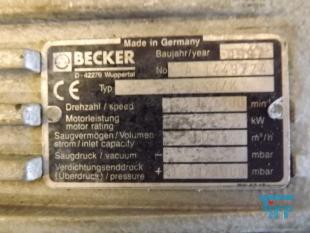 Geblse:
Hufige Bezeichnung fr Ventilator.
Fr die Versorgung der feinblasigen Druckbelftung in den Belebungsbecken einer Klranlage finden insbesondere Drehkolbengeblse Anwendung. Die von den Geblsen erzeugte Luftmenge kann hufig stufenlos eingestellt werden. Die Geblse sind stellen die grten Stromverbraucher auf einer Klranlage dar.
Quelle: www.wasser-wissen.de
Ventilator:
Als Ventilator (von ventulus, lat. fr schwacher Wind, Lftchen) wird ein elektrisches Gert bezeichnet, das dazu verwendet wird, die es umgebende Luft in Bewegung zu versetzen, ohne jedoch dabei zum Antrieb eines Gegenstandes (z. B. einem Flugzeug) zu dienen (die manuelle Version nennt man Fcher). Sie werden daher hufig auch als Lfter bezeichnet. Ist ein umgebendes, festes Gehuse vorhanden, so wird die Luft an einer Seite angesaugt und an der anderen ausgestoen. Bei leistungsstarken Ventilatoren ist die Bezeichnung Geblse gebruchlich.
Axialventilator: Axialventilatoren sind die gebruchlichste Bauform. Die Drehachse des Axiallaufrades verluft parallel bzw. axial zum Luftstrom. Die Luft wird durch das Axiallaufrad, hnlich wie bei einem Flugzeug- oder Schiffspropeller, bewegt. Die Vorteile von Axialventilatoren sind die, im Verhltnis zum hohen gefrderten Luftdurchsatz, geringen Abmessungen. Der Nachteil ist die geringere Druckerhhung im Verhltnis zum Radialventilator. Die Ausfhrung ohne Gehuse ist bei Tisch- und Deckenventilatoren (Lftern) blich. Axialventilatoren mit Gehuse und innen liegenden Antriebsmotor haben den Nachteil des Nabentotwassers hinter der Laufradnabe, den man jedoch durch geeignete Einbauten (Innendiffusor) weitgehend vermeiden kann. Da die Luft durch die Rotation hinter dem Axiallaufrad in Wirbeln austritt, wird durch feststehende Einbauten (Nachleitrad) eine Druckerhhung erreicht. Um die Druck-Austrittsverluste aus dem Axialventilator zu minimieren werden bei greren Ventilatoren Auendiffusoren eingesetzt.

Eine abgewandelte Ausfhrung des Axialventilators ist der sog. Diagonalventilator, bei dem das Gehuse und die Lfterschaufeln konisch geformt sind (der Radius wird zur Druckseite hin grer) und damit die Luft nicht axial, sondern diagonal austritt. Diagonalventilatoren haben bei gleicher Leistung und Gre einen greren Luftdurchsatz und bauen einen hheren Druck auf. Deshalb knnen sie z. B. bei gleichem Effekt bei geringerer Drehzahl betrieben werden und sind somit leiser.

Beide Ausfhrungen haben ein so genanntes Nabentotwasser (auch: Dead Spot), der sich hinter dem in der Mitte des Gerts angeordneten Motor befindet: Dort findet kaum eine Luftbewegung statt. Deshalb wurden auch schon Axialventilatoren entwickelt, die den Motor in einem umgebenden Gehuse enthalten und bei denen sich nur noch das Lager in der Mitte befindet. Diese Ausfhrung ist jedoch aufgrund der ungewhnlichen Bauform des Motors eher selten und auch teurer als vergleichbare Axialventilatoren. Aufwendig ist auch das Auswuchten wegen der groen, auen liegenden umlaufenden Masse des Antriebs. Besonders kompakte Ventilatoren werden in blicherweise nach dem Auenluferprinzip aufgebaut.
Radialventilator oder Zentrifugalventilator: Radialventilatoren werden berall dort verwendet, wo es auf grere Druckerhhung bei gleicher Luftmenge als bei den Axialventilatoren ankommt. Die Luft wird parallel bzw. axial zur Antriebsachse des Radialventilators angesaugt und durch die Rotation des Radiallaufrades um 90 umgelenkt und radial ausgeblasen. Es gibt einseitig und beidseitig ansaugende Radialventilatoren mit und ohne Gehuse. Bei der Ausfhrung mit spiralfrmigem Gehuse wird die Luft ber eine Austrittsflche des Gehuses ausgeblasen. Um die Druckverluste durch die hohe Austrittsgeschwindigkeit aus dem Radialventilator zu minimieren, muss auf geeignete weiterfhrende Kanalgestaltung geachtet werden (ggf. Einsetzen eines Diffusors). Bei der Ausfhrung ohne spiralfrmiges Gehuse wird die Luft radial aus dem Radiallaufrad ausgeblasen und durch eine geeignete Gehuseausfhrung wie z.B. bei Dachventilatoren ins Freie geblasen.
Tangential- oder Querstromventilatoren: Sie sehen auf den ersten Blick aus wie in die Lnge gezogene Radialventilatoren, das Funktionsprinzip ist jedoch grundlegend anders. Bei den Tangentialventilatoren wird die Luft zweimal (einmal von auen nach innen und einmal andersherum) durch das Lfterrad, welches hnlich dem des Radialventilators aufgebaut, jedoch meist lnger ist, bewegt. Die Luft wird also einmal groflchig (etwa die halbe Oberflche des Lfterrades) tangential zur Drehachse durch das Lfterrad angesaugt, um 90 umgelenkt, in dessen Inneren wieder tangential zur Drehachse aufgenommen, wieder umgelenkt und in das Gehuse gefhrt, wovon die Luft in der Regel durch einen schmalen, der Lnge des Lfterrades entsprechenden Spalt abgegeben wird. Der Antrieb befindet sich grundstzlich auerhalb des Luftstroms. Tangentialventilatoren knnen groe Luftmengen gleichmig ber eine breite Austrittsflche abgeben und sind daher gut zur Mantelkhlung von z. B. in modernen Elektroherden oder Tageslichtprojektoren geeignet. Sie finden des Weiteren auch in Klimagerten und in den flachen Heizlftern Einsatz. Tangentialventilatoren knnen bei sehr groem Luftdurchsatz extrem leise konstruiert werden, da sie schon bei geringen Drehzahlen hohe Druckwerte liefern.
Quelle: www.wikipedia.org