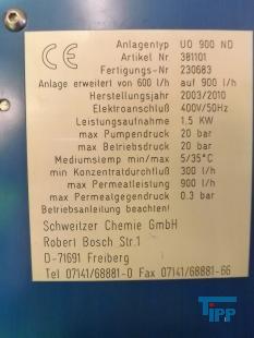 Umkehrosmose:
Die Umkehrosmose oder Reversosmose ist ein physikalisches Verfahren zur Aufkonzentrierung von in Flssigkeiten gelsten Stoffen, bei der mit Druck der natrliche Osmose-Prozess umgekehrt wird.
Sie wird zur Wasseraufbereitung fr Trink- und Prozesswasser, zur Abwasserbehandlung und zum Aufbereiten von Aquarienwasser verwendet. Auch Fruchtsaftkonzentrate werden nach diesem Prinzip hergestellt.
Das Medium, in dem die Konzentration eines bestimmten Stoffes verringert werden soll, ist durch eine halbdurchlssige (semipermeable) Membran von dem Medium getrennt, in dem die Konzentration erhht werden soll. Dieses wird einem Druck ausgesetzt, der hher sein muss als der Druck, der durch das osmotische Verlangen zum Konzentrationsausgleich entsteht. Dadurch knnen die Molekle des Lsungsmittels gegen ihre natrliche osmotische Ausbreitungsrichtung in den Bereich wandern, in dem die gelsten Stoffe bereits geringer konzentriert sind.

Trinkwasser hat einen osmotischen Druck von weniger als 2 bar, der angewendete Druck fr die Umkehrosmose von Trinkwasser betrgt 4 bis 30 bar, je nach verwendeter Membran und Anlagenkonfiguration. Manche anderen Flssigkeiten haben hhere osmotische Drcke, z. B. Meerwasser je nach Salzgehalt etwa 30 bar. Dementsprechend liegen die verwendeten Drcke fr die Meerwasserentsalzung bei 60 bis 80 bar. In einigen extremen Anwendungen, z. B. fr das Aufkonzentrieren von Deponiesickerwasser, werden noch hhere Drcke verwendet.

Die osmotische Membran, die nur die Trgerflssigkeit (Solvent) durchlsst und die gelsten Stoffe (Solute) zurckhlt, muss diesen hohen Drcken standhalten knnen. Wenn der Druckunterschied das osmotische Geflle mehr als ausgleicht, passen die Solventmolekle wie bei einem Filter durch die Membran, whrend die Verunreinigungsmolekle zurckgehalten werden. Im Gegensatz zu einem klassischen Membranfilter verfgen Osmosemembranen nicht ber durchgehende Poren. Vielmehr wandern die Ionen und Molekle durch die Membran hindurch, indem sie durch das Membranmaterial diffundieren. Das Lsungs-Diffusions-Modell beschreibt diesen Vorgang.

Der osmotische Druck steigt mit zunehmendem Konzentrationunterschied. Wird der osmotische Druck gleich dem angelegten Druck, kommt der Prozess zum Stehen. Um dem entgegenzuwirken, wird das Konzentrat stetig abgefhrt. Da das Auskristallisieren (Ausfallen) der Solute (Salz oder Mineralien) in den Membranen verhindert werden muss, ist die Benutzung der Umkehrosmose nur bis zu einer gewissen Maximalkonzentration des Konzentratflusses (reject) sinnvoll. Der Konzentratauslass fliet durch einen Druckregler, und da die Druckerzeugung viel Energie kostet, oft auch durch einen Druckaustauscher, der hilft, mehr Rohflssigkeit zu pumpen.
Meerwasserentsalzung: Beim Betrieb einer Meerwasserentsalzungsanlage zur Trinkwassergewinnung auf Umkehrosmosebasis ist neben der Verwendung von Vorfiltern und/oder Ausflockungsstufen auch der Einsatz verschiedener Chemikalien unerlsslich. Zum einen kann der pH-Wert durch Zugabe von Suren erniedrigt werden, eine andere Methode, das Auskristallisieren von Salzen zu verhindern, ist die Zugabe von Antibelagmitteln (engl. Antiscaling). Bei diesen Substanzen handelt es sich um polymere Verbindungen auf Phosphat- oder Maleinsurebasis, welche die sich bildenden Kristallite umschlieen und so verhindern, dass kristalline Ausfllungen auf der Membran entstehen knnen.

Gerade Anlagen, die das aufzubereitende Wasser direkt aus dem Meer beziehen (Open Intake), mssen mittels Bioziden (meist auf Brombasis) diskontinuierlich von sich bildenden Biofilmen befreit werden. Leider wird in vielen sdlichen Lndern auch gerne Chlor zur Desinfektion vor Membrananlagen eingesetzt, das aufgrund der Chlorempfindlichkeit der Membranen dann wieder aufwendig entfernt werden muss.

Dennoch muss die Membran in regelmigen Abstnden gereinigt werden, um einen konstanten Durchsatz an trinkfertigem Wasser zu gewhrleisten.

Das direkt aus dem Umkehrosmoseprozess stammende Wasser ist sehr ionenarm, sodass seine direkte Verwendung als Trinkwasser umstritten ist. Vor Einspeisung in das Trinkwassersystem werden deshalb aus geschmacklichen und gesundheitlichen Grnden wieder Salze zugefgt. Die Zumischung von Salzen wird in der Trinkwasseraufbereitung ber ultrafiltriertes Rohwasser durchgefhrt. Dadurch wird gewhrleistet, dass nur bakteriell unbedenkliches Rohwasser in das ffentliche Trinkwassernetz gelangt. Das Permeat wird meist durch Marmorfilter erreicht, wobei das Kalk-Kohlensure-Gleichgewicht wieder eingestellt wird.
Aquarientechnik: In der Aquarientechnik ist die Umkehrosmose eine Methode zur Gewinnung von gereinigtem, Ionen-freiem Wasser.

In Umkehrosmoseanlagen fr Aquarien sind der Membran in der Regel ein Feinfilter und ein Aktivkohlefilter vorgeschaltet, um die Membran vor mechanischer Verschmutzung und vor im Trinkwasser ggf. vorhandenem Chlor zu schtzen. Die Anlage bentigt Splwasser, um die sich auf der Eingangsseite ansammelnden Ionen aus dem System zu entfernen. Die meisten Anlagen verbrauchen die drei- bis vierfache Menge des erzeugten gereinigten Wassers als Splwasser.

Der Vorteil der Umkehrosmose gegenber dem zur Wasserenthrtung ebenfalls einsetzbaren Ionenaustauscher auf Kunstharzbasis (bekannt auch als Filterpatronen zur Trinkwasseraufbereitung) liegt darin, dass die Ionen nur entfernt und nicht durch andere ersetzt werden. Ionenaustauscher ersetzen die Calciumionen des harten Wassers durch Natriumionen, die besonders bei hoher Ausgangshrte eine hohe Konzentration erreichen. Ionenaustauscher mssen zudem entweder regelmig ersetzt (Kaffeefilter) oder mit Kochsalzlsung regeneriert (z. B. in der Geschirrsplmaschine) werden.

Wenn fr ein Aquarium Umkehrosmose-Wasser verwendet werden soll, muss entweder ein Teil Leitungswasser beigemischt werden, oder es mssen danach gezielt Aufhrtesalze zugesetzt werden, damit das Wasser die fr Tiere und Pflanzen erforderlichen Mineralstoffe enthlt. Ausnahme sind extreme Weichwasserfische und Schwarzwasseraquarien. Zudem besteht wegen der fehlenden Pufferwirkung die Gefahr, dass der pH-Wert des Wassers in den sauren Bereich umschlgt.

Im Aquaristenjargon sind die Krzel UO (z. B. UO-Wasser) und UOA (= Umkehrosmoseanlage) gebruchlich.
Medizintechnik: Die Umkehrosmose wird als Vorstufe zur Herstellung von Reinstwasser fr die Medizintechnik verwendet. Der Einsatz von Reinstwasser ist zum Beispiel in der Dialyse fr das Dialysegert notwendig. Reinstwasser enthlt im Gegensatz zu herkmmlichem Wasser (dieses enthlt z. B. Mineralstoffe wie Magnesium) so gut wie keine Fremdstoffe. Wasser, welches durch Injektion in den Krper gelangt, oder mit spter in den Krper zurckzufhrenden Krperflssigkeiten oder Blut in Kontakt kommt, muss den Spezifkationen von Wasser fr Injektionszwecke entsprechen.
Weinbereitung: In der Weinbereitung wird die Umkehrosmose eingesetzt, um gutes Traubenmaterial zu einem sehr dichten Most zu verarbeiten. Der Most erfhrt eine Aufkonzentration aller Inhaltsstoffe, dementsprechend ist es nicht mglich, aus sauren Trauben einen Spitzenwein zu gewinnen. Viele Spitzenweine durchlaufen einen solchen Veredlungsgang (v. a. kalifornische Erzeugnisse, aber auch franzsische, sterreichische, italienische). In Deutschland ist dieses Verfahren nur bei Weiweinen zugelassen.
Quelle: www.wikipedia.org