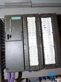 Schaltschrank:
Ein Schaltschrank beherbergt die elektrischen und elektronischen Komponenten einer verfahrenstechnischen Anlage, einer Werkzeugmaschine oder Fertigungseinrichtung, die sich nicht direkt in der Maschine (z. B. Sensoren) befinden.

Bei einem geschlossenen Schrank ist die zufllige und unbeabsichtigte Berhrung spannungsfhrender Bauteile ausgeschlossen.
Folgende Funktionen soll ein Leergehuse den elektrischen bzw. elektronischen Betriebsmitteln bieten:

    * Strukturierung des Aufbaus (z.B. in Hochleistungs- und Niederleistungsbereiche)
    * Schutz der integrierten Komponenten vor
          o Staub und Wasser (IP-Schutz) nach DIN EN 60529
          o Elektromagnetischer Beeinflussung (EMV)
          o Erdbeben (durch Schrnke mit zustzlichen Streben)
          o Vandalismus
    * Schutz der Auenwelt vor
          o Elektromagnetischer Emission
          o Gefhrlichen Strmen
          o Brandschutz (Speziallsung fr Entrauchungsanlagen)
Schaltschrnke werden - je nach Anwendung - aus Blech; Kunststoff (bspw. Outdoor-Anwendungen) oder Aluminium gefertigt. Standardfarbe bei lackierten Schaltschrnken ist zur Zeit RAL 7035, nachdem zuvor RAL 7032 eingesetzt wurde. Fr korrosive Umgebungsbedingungen werden auch Schrnke aus Edelstahl gefertigt, die in der Regel nicht lackiert werden. Aus sthetischen Grnden oder aus Schutzgrnden werden auch Edelstahl-Gehuse lackiert.

    * Stand-Schaltschrank: Einzel stehendes Gehuse mit Tr vorne. Eine Anreihung an weitere Schaltschrnke ist nicht mglich. Diese Bauart ist heute eher unblich.
    * Anreih-Schaltschrank: Einzelelemente haben keine Seitenwnde, so dass sich Kabel ber die Elemente hinweg intern verlegen lassen. An den Enden der zusammen geschraubten Schaltschrnke werden in der Regel Wnde angebracht. Bei modernen Anreihschaltschrnken lassen sich zur Kabelverlegung die vorderen Standpfosten herausnehmen.
    * Klemmenkasten
    * Wandschrank, wird an der Wand montiert und bentigt keinen Standfu.
Typisch fr Schaltschrnke sind folgende Gren

Standschaltschrank

    Hhe 1800, 2000, 2200 mm
    Tiefe 400, 500, 600, 800 mm
    Breite: 600, 800, 1000, 1200 mm

in den entsprechenden Kombinationen.

    * 800 x 600 mm x 300 Wandschrank
    * 1200 x 800 mm x 300 Wandschrank

Am Weitesten verbreitet sind Schaltschrnke mit Einschben von 19 Zoll Breite.
Quelle: www.wikipedia.org
Steuerungstechnik:
Steuerungstechnik ist die Technik von Einrichtungen, die nach einem vorgegebenen Plan technologische Prozesse beeinflussen. Wenn deren Zweck durch Steuerung selbstttig erfllt wird, handelt es sich um Automatisierung bzw. Selbststeuerung. Steuerung geht im Unterschied zur Regelung nicht auf Abweichungen der Steuergren ein (Offener Regelkreis). Es findet hchstens eine Messung der Strgren, fr eine Strgrenaufschaltung, statt.

Wenn zum Beispiel die Innentemperatur (Steuergre) eines Hauses geregelt werden soll, darf fr eine Steuerung nur die Auentemperatur (Strgre), jedoch nicht der Innentemperatur, gemessen werden.
Der generelle Zweck technologischer Prozesse ist das Umformen und Transportieren von Material, Energie und Information, wozu ber geeignete technische Einrichtungen Energie eingesetzt und gewandelt wird. Steuerungstechnische Einrichtungen, auch Steuerungen genannt, beeinflussen die eingesetzte Energie mit Hilfe von Informationen, die sie im Sinne des Prozessziels verarbeitet haben.

Beispiele fr gesteuerte technologische Prozesse:

    * Beim technologischen Prozess des maschinellen Wschewaschens werden prozesstechnische Einrichtungen wie Heizung, Wasserzufluss und Elektromotor von einer Steuerung durch Verarbeitung von Informationen beispielsweise ber Wasserstand, Zeit und Temperatur so in Gang gesetzt und angehalten, dass saubere vorgetrocknete Wsche entsteht.
    * Der technologische Prozess einer Ampelanlage fr Fugnger hat zum Ziel, ber farbiges Licht sich querenden Fugngern und Fahrzeugen Passageinformationen fr kollisionsfreien Verkehr zu geben. Die freie Passage fr Fugnger und die gesperrte fr Fahrzeuge ist die zeitlich befristete Ausnahme, die von Fugngern bedarfsweise bei der Steuerung angefordert wird.
    * Steuerung (Dampfmaschine), die Steuerung der Dampfzufuhr zu den Zylindern
    * Ventilsteuerung, ein Mechanismus zur Steuerung des Gaswechsels bei einem Viertakt-Hubkolbenmotor
    * Steuerung der Modelleisenbahn, verschiedene Aspekte beim Betrieb einer Modelleisenbahn
    * Lenkung, die Beeinflussung der Fahrtrichtung von Fahrzeugen aller Art
          o die Steuerung von Luftfahrzeugen; siehe dazu Flugzeug  Flugsteuerung
    * Steuerung in der Kybernetik: Vorgang in einem dynamischen System, bei dem eine oder mehrere Gren als Eingangsgren andere Gren als Ausgangsgren beeinflussen. Der Wirkungsweg einer Steuerung ist eine nicht geschlossene Steuerkette.
Sequenzielle Steuerungen(Logiksteuerung): Ablauf nach logischen Entscheidungen

    * z. B: wenn dieser Zustand auftritt, wird dieser Zustand ausgegeben

Zeitprogramm-Steuerung: Ablauf der Ereignisse in einem gewissen Zeitschema

    * z. B.: Verkehrsampel

Wegprogramm-Steuerung: Ablauf der Ereignisse nach einem gewissen Wegschema

    * z. B.: CNC-Frsen-/Drehprogramm

Proportionalsteuerung:

    Diese Steuerung bedeutet, dass der Eingang und Ausgang beliebig viele Zwischenwerte in einem bestimmten Bereich annehmen darf. Eingang und Ausgang mssen aber nicht zwingend mathematisch proportional sein. Jedenfalls gilt zu jedem Eingangswert gehrt genau ein zugehriger Ausgangswert.

    * z. B.: ein Ventil ffnet erst, wenn ein gewisser Druck anliegt, oder unterschritten wird
    * mechanische Steuerung: z. B. Lenkgetriebe, Zylinderschlssel
    * elektrische Steuerung: z. B. Kontakte + Relais
    * pneumatische/hydraulische Steuerungen
    * elektronische Steuerungen: z. B. Logikschaltung
    * Speicherprogrammierbare Steuerung (SPS): z. B. Microcontroller (letztere werden eher zur kontinuierlichen Regelung eingesetzt)
Aktoren, Sensoren und Informationswandel: Die Bindeglieder zwischen steuerungstechnischen und prozesstechnischen Einrichtungen sind Sensoren und Aktoren (auch Aktuatoren genannt). Sensoren wandeln Prozesszustnde in Informationen um und sind dadurch Informationsquellen. Dagegen sind Aktoren Informationssenken. Sie wandeln informationstragende Energie in Prozessenergie um. (In dieser Betrachtungsweise wird der Informationscharakter der eingesetzten Energie betont, um den Aktor als funktionales Gegenstck zum Sensor erscheinen zu lassen.)

Die von Sensoren abgegebenen Informationen werden so gewandelt, dass sie sich fr den jweiligen bertragungsabschnitt eignen und vom informationsverarbeitenden Gert (Steuergert) akzeptiert werden. Das gleiche gilt sinngem fr Informationen, die vom Steuergert ausgegeben und zu einem Aktor bertragen werden.

Prozesszustnde sind zweiwertig (binr), wenn sie sich durch eine Aussage, wie Gegenstand vorhanden/nicht vorhanden, angeben lassen. Dagegen sind sie kontinuierlich, wenn sie durch eine reelle Zahl abgebildet werden knnen, z. B. Temperatur = 65,5 C. Binre Prozesszustnde werden von Sensoren in binre Informationen verwandelt. Ein kontinuierlicher Prozesszustand wird vom Sensor in eine analoge Information umgesetzt. Wenn das Steuergert den Zahlenwert der analogen Information bentigt, ist eine Analog-Digitalwandlung erforderlich. Das umgekehrte gilt fr Aktoren.

Beispiele fr Aktoren und Sensoren:

    * Dem Aktor Elektromotor am Frderband einer Ladenkasse wird ein Signal zugefhrt, das so verstrkt ist, dass es den Motor treiben kann. (Das bedeutet: die Antriebsenergie trgt die Information, die das Steuergert ausgibt, whrend die mechanische Energie, die der Motor erzeugt, dem Prozesszweck dient und als Informationstrger keine Bedeutung hat. Das weist den Elektromotor als Informationssenke aus.) Damit das Steuergert entscheiden kann, ob der Elektromotor ein- oder auszuschalten ist, braucht es die Information eines Sensors ber die Anwesenheit von Waren im Griffbereich des Kassenpersonals, beispielsweise einer Lichtschranke.
    * Der Aktor Glhlampe einer Auenleuchte erhlt das Signal zum Leuchten in Form ausreichend starker elektrischer Energie. Es wird von der Steuerung aus den Informationen gewonnen und verstrkt, die ein Sensor fr die Tageslichtstrke und ein Sensor fr die Bewegung einer Wrmequelle liefern.
    * Das Steuergert eines Automotors beeinflusst kontinuierlich die Kraftstoffzufuhr und den Zndzeitpunkt ber analoge Aktoren. Es erhlt analoge Informationen ber Sensoren fr die Gaspedalstellung, die Motortemperatur und die Drehzahl, um den Motor unter verschiedensten ueren Umstnden optimal zu betreiben.
Abgrenzung zwischen Steuerung und Regelung: Steuerung ist von Regelung zu unterscheiden.

Eine Steuerung bercksichtigt nicht den Zustand der zu steuernden Gre. Eine Vernderung dieser Gre aufgrund einer Strung wird nicht bercksichtigt. Aufgrund der nicht vorhandenen Rckfhrung der IST-Gre wird in der Technik von einem offenen Regelkreis gesprochen

Beispiel:

    Ein Gleichstrommotor wird mit einem Vorwiderstand so eingestellt, dass er im Leerlauf 1000 U/min luft. Tritt eine Last auf, sinkt die Drehzahl. Der Elektromotor ist in diesem Fall gesteuert.

Wenn die Aufgabe besteht, einen bestimmten Wert einer physikalischen Gre wie Druck oder Temperatur herzustellen, wird jedoch in vielen Fllen ein Istwert entstehen, der vom Sollwert abweicht, weil Strungen einen Einfluss ausben.

Dazu erfolgt eine Regelung: Der IST-Wert (z. B. eine physikalische Gre) wird mit einem Sensor erfasst. Der Regler erkennt die Abweichung des Istwerts vom Sollwert und wirkt so auf einen Aktor ein, dass die Streinflsse ausgeglichen werden. Die Wirkung des Aktors ber die physikalische Gre und den Sensor auf das Regelgert ist eine Rckkopplung. Solche Anordnungen gehren zum technischen Wissensgebiet der Regelungstechnik. Das Kennzeichen geregelter Prozesse ist die geschlossene Wirkungskette, der geschlossene Regelkreis.

Beispiel:

    Der im Beispiel zur Steuerung verwendete Gleichstrommotor wird zustzlich mit einen Drehzahl-Sensor und einem Stromrichter ausgestattet, die bei Drehzahlabfall den in den Motor flieenden Strom erhhen und bei Drehzahlberschreitung reduzieren.

Damit der Istwert mit der geforderten Genauigkeit und Charakteristik dem Sollwert folgt, muss das Regelgert die angemessene Regelantwort geben, die mageblich auch von der Trgheit beeinflusst wird, mit der der Istwert auf den Aktor reagiert (Zeitverhalten der Regelstrecke). Manchmal gengt es, wenn grobe Istwertschwankungen im zeitlichen Mittel dem Sollwert entsprechen. In anderen Fllen ist hchste Regelgte gefordert.

Technisch verwandt sind Regelungen mit Steuerungen auch, weil sie wie diese mit Hilfe von Aktoren, Sensoren, Wandlern und informationsverarbeitenden Gerten auf technologische Prozesse einwirken. Auch sind Regelungen gertetechnisch oft in Steuerungen eingebettet. Der groe Unterschied besteht in der speziellen Aufgabenstellung, deren Lsung eine Rckkopplung verlangt, was zu einer vllig anderen Informationsverarbeitung fhrt.
In der deutschen Umgangssprache werden Regelung und Steuerung hufig nicht genau unterschieden. In der englischen Literatur wird sowohl fr Regelung als auch fr Steuerung das Wort control verwendet. Bei bersetzungen wird dieses Wort oft mit Steuerung bersetzt. Im Englischen wird die genaue Bedeutung jedoch nur dann ersichtlich, wenn ausdrcklich von einer open loop control oder closed loop control gesprochen wird, sonst ist die Kenntnis des Kontextes fr die richtige bersetzung als Steuerung oder Regelung erforderlich.

Diese Ungenauigkeit zieht sich auch in Fachsprachen, die dieser przisen Abgrenzung nicht bedrfen: In der Betriebswirtschaftslehre umfasst einerseits Manahmen zur Erreichung vorgegebener Ziele im Rahmen der Fhrung, Leistungswirtschaft, Verwaltung und im Controlling, z. B. als Vorsteuerung - nmlich vor dem Eintritt von Strungen, Steuerung im eigentlichen Sinne - und als Nachsteuerung (Regelung im technischen Sinne), z. B. nach Vergleich der Sollwerte mit den Istwerten, um aus den Ergebnissen neue Manahmen abzuleiten.
In steuerungstechnischen Einrichtungen werden Informationen bertragen und verarbeitet. berwiegend ist der Informationstrger elektrische Spannung, seltener hydraulischer oder pneumatischer Druck.

Die Information ber einen binren Prozesszustand kann wahr sein oder falsch. Eine wahre Information wird mit 1 und eine falsche mit 0 bezeichnet, z. B. Taste gedrckt = 0 bedeutet: Taste ist nicht gedrckt, die Information ist also falsch. Die beiden Wahrheitswerte 0 und 1 von binren Informationen werden durch definierte Zustnde eines Informationstrgers abgebildet, z. B. 0 entspricht 0 V, 1 entspricht 24 V. Ein Wahrheitswert wird vereinfacht auch als Zustand (des Informationstrgers) bezeichnet.

Analoge Informationen aus kontinuierlichen Prozesszustnden werden zur Regelung, zur Anzeige oder zur berprfung von Grenzwerten bentigt. Eine Grenzwertprfung von physikalischen Gren fhrt zu der binren Information: Grenzwert erreicht/nicht erreicht.
Steuerungen mit Computern: Computer sind universelle Gerte der Informationsverarbeitung, die sich hervorragend als Steuergert eignen. Man findet sie je nach Aufgabe als Controller, als speicherprogrammierbare Steuerung (SPS) oder als Industrie-PC (IPC). Whrend der SPS-Programmierer Logik- und Kontaktplne oder auch spezifische Anweisungen eingeben kann, werden Controller und IPC mit blichen Programmiersprachen programmiert. IPCs knnen mit geringstem Aufwand umfangreiche Zusatzfunktionen wie Visualisierungen, Protokollierungen und Statistiken bereitstellen.
Eine Heizungsanlage besteht aus je einem Heizkreis mit Umwlzpumpe fr Raumheizung und Warmwasserspeicher sowie einem Kessel mit lbrenner.

    Der Kessel hlt seine Isttemperatur auf der vom jeweiligen Heizkreis vorgegebenen Solltemperatur, indem der Brenner eingeschaltet wird, wenn die Isttemperatur die Solltemperatur unterschreitet. Ausgeschaltet wird der Brenner, wenn die Isttemperatur 5 C hher als der Sollwert ist (Zweipunkt-Regelung). Ein Heizkreis, der keine Temperatur bentigt, fordert vom Kessel 0 C.

    Unterhalb von 16 C Auentemperatur luft die Pumpe des Raumheizkreises und der Kessel muss im Mittel eine Temperatur liefern, die nach einer Heizkurve von der Auentemperatur abhngt. Die Pumpe schaltet ab, solange der Heizkreis fr Warmwasser vom Kessel eine Temperatur > 0 C fordert. Oberhalb von 17 C Auentemperatur ist die Pumpe ebenfalls abgeschaltet (Heizung aus).

    Der Betrieb des Heizkreises fr Warmwasser hat Prioritt. Er wird eingeleitet, wenn die Warmwasser-Isttemperatur die Solltemperatur unterschreitet, und beendet, wenn die Isttemperatur 5 C ber dem Sollwert liegt (Zweipunktregelung). Whrend der Warmwasserbereitung luft die Pumpe, und vom Kessel wird die maximal mgliche Temperatur gefordert.

    Die Problemstellung enthlt drei Funktionszyklen, die nahezu voneinander unabhngig sind. Jeder der Zyklen wird durch ein endloses Programm realisiert. Die drei Programme laufen parallel, was durch das Multitasking von Betriebssystemen und Programmiersprachen untersttzt wird. Untereinander kommunizieren sie ber die global sichtbaren Temperaturanforderungen T1 und T2 der beiden Heizkreise. 
Quelle: www.wikipedia.org