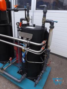 Mikrofiltration:
Die Mikrofiltration ist ein Verfahren zur Filtration. Der wesentliche Unterschied zwischen der Mikro- und der Ultrafiltration liegt in den verschiedenen Porengren und in der unterschiedlichen Membranstruktur wie den Werkstoffen und den beteiligten Filtermaterialien. Eine Filtration durch Membranen mit einer Porengre < 0,1 m wird in der Regel Ultrafiltration genannt, whrend die Filtration bei Porengren > 0,1 m gewhnlich als Mikrofiltration bezeichnet wird.

Beides sind rein physikalische (mechanische) Membrantrennverfahren. Die Verfahren trennen nach dem Prinzip des mechanischen Grenausschlusses (Filtrationsprinzip), d.h. alle Partikel in den Fluiden, die grer als die Membranporen sind, werden von der Membran zurckgehalten. Treibende Kraft in beiden Trennverfahren ist der Differenzdruck zwischen Zulauf und Ablauf der Filterflche, der zwischen 0,1 und 10 bar liegt. Der Werkstoff der Filterflche kann je nach Anwendungsfall aus Edelstahl, Kunststoff oder Textilem Gewebe bestehen.
Nanofiltration:
Nanofiltration ist ein druckgetriebenes Membranverfahren, das Partikel im Nanometer-Bereich zurckhlt. Solche Partikel sind z. B. ein- oder zweiwertige Schwermetall-Ionen. Zum Zurckhalten aller gelsten Stoffe ist das nchst feinere Verfahren der Umkehrosmose erforderlich. Im Vergleich dazu werden bei der Nanofiltration entsprechend grbere Filter und geringere Arbeitsdrcke verwendet. Die zur Filtration verwendeten Membrane sind allerdings meist nur eingeschrnkt temperatur- oder chemikalienbestndig, so dass die Anwendung der Methode im Wesentlichen auf die Wasserbehandlung begrenzt ist. Nanofiltration wird z. B. angewendet zur Enthrtung und zur Entfernung von Schwermetallen in der Wasseraufbereitung von Produktionsabwssern. In Pilotprojekten (z.B. Heidelberg, Knittlingen) wird sie derzeit auch im Siedlungsbereich ausprobiert, wo sie neuartige Konstellationen von Wasserversorgung und Abwasserentsorgung erlaubt.
Quelle: www.wikipedia.org