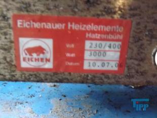 Kreiselpumpe:
Eine Kreiselpumpe ist eine Strmungsmaschine zur Energieerhhung mittels eines rotierenden Laufrads. Sie dient der Frderung von Flssigkeiten (im Folgenden: Wasser genannt), meist durch eine Rohrleitung. Wasser, das in die Pumpe eintritt, wird vom rotierenden Pumpenrad mitgerissen und zunchst auf eine Kreisbahn gezwungen. Auf dieser Bahn strmt das durch Impulsbertragung beschleunigte Fluid radial nach auen, wo es durch den Ablauf abfliet. Durch Erweiterung des Rohrquerschnitts kann die erhhte Geschwindigkeit (v) proportional in Druck (p) umgewandelt werden (p1*v1=p2*v2) (Bernoulli). Diese Arbeitsweise nennt man hydrodynamisches Frderprinzip.

Diese Arbeitsweise lsst sich kurz verdeutlichen: Rhrt man mit einem Lffel in einem mit Wasser gefllten Glas, so sinkt der Druck im Zentrum und die Flssigkeit steigt am Rand des Glases durch den dort herrschenden hheren Druck nach oben. Je schneller man rhrt, desto hher steigt die Flssigkeit. hnlich diesem Prinzip erreicht man bei einer Kreiselpumpe durch eine hhere Drehzahl oder einem greren Laufraddurchmesser eine grere Frderhhe.

Die zu frdernde Flssigkeit kann bei den Kreiselpumpen entweder hauptschlich quer zur Achse des Antriebs bewegt werden (radiale Strmung) oder in Richtung der Achse (axiale Strmung, beispielsweise bei den Propellerpumpen). Bei entsprechender Gestaltung von Laufrad und Gehuse knnen auch mit Feststoffen vermischte Flssigkeiten (z.B. Abwasser) gefrdert werden. Eine Mazahl der zulssigen Feststoffgre ist der so genannte Kugeldurchgang, angegeben als maximaler Durchmesser der Kugel, die die Pumpe passieren knnte.

Die Kennlinie einer Kreiselpumpe beschreibt den Zusammenhang zwischen Druckerhhung und Frdermenge. Der grte Druck wird normalerweise bei Menge Null erzeugt. Praktisch bedeutet das einen verschlossenen Ablauf. Kombiniert mit der Kennlinie des angeschlossenen Rohrnetzes ergibt sich der Arbeitspunkt als Schnittpunkt von Pumpen- und Rohrnetzkennlinie. Durch Hintereinanderschaltung mehrerer Kreiselpumpen erhht sich der Frderduck, durch Parallelschaltung die erzielbare Frdermenge. Drehzahlnderungen der Pumpen verndern sowohl die Frdermenge als auch den Druck und damit die Leistungsaufnahme (effizienteste Regelungsart).

Standard-Kreiselpumpen sind normalsaugend, d.h. Pumpe und Saugleitung mssen stets mit Medium gefllt sein. Gert whrend des Betriebs mehr Luft als die kritische Menge (Radialkreiselpumpe 8-10 Vol. %) in die Saugleitung, bricht die Frderung in der Regel zusammen. Es gibt besondere Konstruktionen wie Zellensplpumpen oder Jetpumpen, die, wenn sie gefllt sind, die Saugleitung selbstndig entlften knnen. Eine besondere Kreiselpumpe ist die Seitenkanalpumpe, eine selbstansaugende Kreiselpumpe, die bis zu 100 Vol% Gasanteil frdern kann, solange ein Rest Fluid in der Maschine verbleibt, der einen Flssigkeitsring bildet. Die Fachgemeinschaft Pumpen und Verdichter im VDMA verzeichnet ber 400 verschiedene Pumpenkonstruktionen. Die meisten Pumpen sind Kreiselpumpen.

Die Einteilung der Kreiselpumpen erfolgt nach der Form der Laufrder, Stufenzahl, Gehuseaufbau, Antrieb oder auch Frdermedium. So werden bei der Laufradform z.B. das Radialrad, Radialrad mit axial vorgezogenen Schaufeln, Halbaxialrad, Halbaxialrad mit einstellbaren Schaufeln, Axialrad oder Sonderformen unterschieden. Die Radialrder werden zustzlich nach offenen und geschlossenen Laufrdern unterteilt. Bei einem geschlossenen Laufrad wird die Laufradschaufel auf beiden Seiten mit je einer Scheibe verbunden. Dies erhht den hydraulischen Wirkungsgrad und stabilisiert das Rad. Aufgrund dieser Vorteile ist es das meist eingesetzte Laufrad. Allerdings knnen Luftblasen nur schlecht mitgefrdert werden. Diese sammeln sich durch die Fliehkrfte im Zentrum und verstopfen das Laufrad.

Als Antrieb der Kreiselpumpen wird meist ein Elektromotor verwendet. Je nach Einsatzort und Leistungsbereich werden Synchromotoren (bis ca. 10 MW), Drehstrommotoren (bis ca. 12 MW) oder Einphasen-Wechselstrommotoren (bis ca. 1 kW) eingesetzt.
Wegen ihrer einfachen und robusten Bauart sind Kreiselpumpen weit verbreitet. Meistens finden sich Ausfhrungen als ein- oder mehrstufige Pumpen zur Trockenaufstellung oder als Tauchmotorpumpe, entweder fr den mobilen oder stationren Einsatz. Verwendung finden Kreiselpumpen im Anlagen- und Maschinenbau, zur Wasserversorgung in Wasserwerken und Bewsserungssystemen, zur Entwsserung von Bergwerken und Gruben oder als Umwlzpumpen in Heiz- und Khlsystemen. Typische Anwendungen sind Entleerung von Kellern und Garagen bei berflutung, Bewsserung von Feldern in der Landwirtschaft, Fllen und Leeren von Tanks oder Vorratsbehltern sowie Abpumpen von Schmutzwasser.
Quelle: www.wikipedia.org