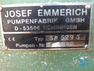 Kolbenpumpe:
Eine Kolbenpumpe ist eine Pumpe zur Frderung von Flssigkeiten oder Gasen, wobei Gase dabei auch verdichtet werden. Dabei wird mit einem Kolben, der in einem Zylinder luft, im ersten Takt das zu frdernde Medium durch ein Einlassventil angesaugt. Anschlieend wird es durch das Auslassventil ausgestoen. Dieses Prinzip wird auch als Verdrngerpumpe bezeichnet.

Mit Kolbenpumpen knnen beim Frdern von Flssigkeiten hohe Drcke erreicht werden. Zudem ist das gefrderte Flssigkeitsvolumen genau bestimmbar (Dosierpumpe). Der Antrieb kann von Hand (z. B. handbetriebene Schwengelpumpe), Elektromagneten oder durch Motoren erfolgen.

Die Bedeutung des Einsatzes der Kolbenpumpen hat sich seit dem 19. Jahrhundert verschoben. Mit der Einfhrung der Kreiselpumpe ging der Einsatz der Kolbenpumpe bei der Frderung groer Volumen oder verschmutzter Flssigkeiten (Trinkwasser, Abwasser) zurck. Heute werden Kolbenpumpen z. B. in Dosierpumpen, handbetriebenen Frderanlagen und zur Herstellung groer Drcke eingesetzt.

Nachteilig an Kolbenpumpen ist die prinzipbedingte Frderstrompulsation, die im angeschlossenen Leitungssystem zu intensiven Druckschwingungen (Druckpulsationen) oder mechanischen Schwingungen fhren kann. Bei greren Frderstrmen werden daher mehrere  versetzt arbeitende  Zylinder vorgesehen. Alternativ knnen gas- oder flssigkeitsgefllte Pulsationsdmpfer eingesetzt werden.
Die Inline-Pumpe, eine Doppelkolbenpumpe, ist eine Sonderform der Kolbenpumpe, bei der zwei Kolben in einer Hlse das Pumpenspiel erledigen. Der von einem Aktor angetriebene Druckkolben (1), frdert das durch den Einlass (3) in die Pumpe eingedrungene Medium in einer Vorwrtsbewegung mittels Gegendruck des Steuerkolbens (2) ber den Auslass (4). Die Mengensteuerung wird mit der Verstellhlse (5) vorgenommen. Der Maximalhub wird durch den Abstand Einlass - Auslass gegeben. Die Einstellung kann kontinuierlich oder abgestuft erfolgen.

Eine weitere Variante ist die Schwingkolbenpumpe die auch als Variation einer Freikolbenmaschine mglich ist.

Eine Fahrradpumpe ist ebenfalls eine Kolbenpumpe. Der Kolben dichtet nur bei der Auslassbewegung den Zylinder ab und bernimmt so die Aufgabe des Einlassventils. Das Auslassventil ist nicht in der Pumpe integriert. Mit einer Fahrradpumpe lsst sich deshalb kein Luftballon aufpumpen. Als Auslassventil fungiert das Ventil des Fahrradschlauchs.

Die Axialkolbenpumpe und die Radialkolbenpumpe sind weitere Bauformen von Kolbenpumpen. Bei diesen beiden o. g. Bauformen werden Flssigkeiten, vor allem Mineralle und Sonderflssigkeiten (z.B. HFA, HFC, HFD, Bohremulsion) gefrdert. Das Einsatzgebiet derartiger Hydraulikpumpen ist breit gefchert: von Werkzeugmaschinen, hydraulischen Fahrantrieben (z.B. Bau- und Landwirtschaftsmaschinen) und Prfstnden bis hin zu Windkraftanlagen. Quelle: www.wikipedia.org