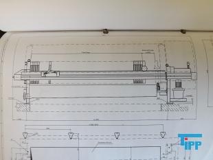 Filterpresse:
Eine Filterpresse setzt sich aus mehreren aneinander gereihten Elementen, den Filterplatten zusammen. Um diese Platten ist eine Membran gespannt, die nur Flssigkeiten durchlsst. Die Filterplatten werden unter hohem Druck zusammengepresst (bis 600 bar), whrend zwischen den Filterplatten von innen nach auen Schlamm mit 10-20 bar gepresst wird. Der Schlamm verdichtet sich immer mehr whrend das Wasser aus der Presse raus luft. Ab einer bestimmten Dichte muss der zum Filterkuchen verdichtete Schlamm entfernt werden, dazu wird der Druck langsam abgelassen und die Filterpresse geffnet. Wichtiges Anwendungsgebiet der Filterpresse ist die Abwasseraufbereitung.

Haupteinsatzgebiet der Filterpressen oder auch Kammerfilterpressen ist die Entwsserung von Klrschlmmen. Die der Presse entnommenen Filterkuchen werden wegen der meist vorliegenden Schadstoffbelastung auf Deponien oder in Mllverbrennungsanlagen entsorgt. Sie sind nur in Ausnahmefllen fr die Ausbringung als Dnger auf landwirtschaftlich genutzten Flchen geeignet.
Kammerfilterpresse:
Aus mehreren Kammern bestehende Filterpresse.
Membran:
Natrliche oder knstlich hergestellte flchige Gebilde, die fluide Phasen oder auch zwei Volumina einer Phase mit unterschiedlicher Zusammensetzung voneinander zu trennen imstande sind und deren Fhigkeit darin besteht, den Stoffaustausch zwischen ihnen zu ermglichen, werden als Membranen (lat. Membrana=Hutchen) bezeichnet. Man unterscheidet in Anhngigkeit von der Trenngrenze zwischen Mikrofiltration, Ultrafiltration, Nanofiltration und Umkehrosmose.
Membrankonfiguration, Membranfilter:
Membranen werden in flacher oder rohrartiger Form hergestellt. Rohrfrmige Membranen bis zu einem Innendurchmesser von 1 mm werden als Hohlfasermodul oder auch als Kapillarmodul bezeichnet. Bei greren Durchmessern spricht man von Rohrmodulen. Bei den flachartigen Membranen unterscheidet man zwischen Wickel- und Plattenmodulen. Plattenmodule sind aufgrund des offenen Kanals weniger anfllig gegenber Fouling als Wickelmodule. Wickelmodule ermglichen jedoch eine hhere Packungsdichte.
Quelle: www.wasser-wissen.de