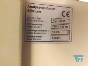 Analytik: Oberbegriff fr alles was im direkten Zusammenhang mit der Analyse, also der quantitativen und qualitativen Ermittlung der Bestandteile und Eigenschaften einer chemischen Verbindung steht. Die Analytik spielt im Zusammenhang der Beurteilung der Wassergte und der Qualitt eines Abwassers die entscheidende Rolle. Bei den analytischen Methoden wird unterschieden, ob Eigenschaften (z.B. Temperatur  oder Viskositt) der Flssigkeit oder die Zusammensetzung untersucht wird. Bei der Zusammensetzung kann eine Quantifizierung sowohl mit Summenparameter als auch mit Einzelanalysen erfolgen.

Quelle: www.wasser-wissen.de
Laborgerte: alle im Chemielabor verwendeten Gefe, Werkzeuge und sonstigen Hilfsmittel, die zur Durchfhrung von chemischen Verfahren wie Synthesen oder Analysen verwendet werden.

Fr die Verwendung im Chemie-Labor gibt es eine Reihe von speziellen Gerten. Diese zeichnen sich vor allem dadurch aus, dass sie aus sehr widerstandsfhigen Werkstoffen bestehen, da sie vielen verschiedenen, oft aggressiven Chemikalien und teilweise extremen Temperaturen ausgesetzt sind. Verwendung finden hier in der Hauptsache Glas, insbesondere Borosilikatglser, welche sich durch einen geringen Wrmeausdehnungskoeffizienten auszeichnen und damit gegen pltzliche Temperaturschwankungen unempfindlich sind. Vorteile von Glas sind neben der Unempfindlichkeit gegen Suren, Laugen und Hitze auerdem die Transparenz sowie die Mglichkeit, durch Glasblserei individuell angepasste Gerte herzustellen bzw. zerbrochene Gerte zu reparieren. Weitere Werkstoffe sind Porzellan, fluorierte Kunststoffe wie PTFE (Teflon) oder PVDF und seltener Holz und Metalle. Die letzteren beiden kommen in der Regel nur dort zum Einsatz, wo wenig Berhrung mit Chemikalien zu erwarten ist (Halterungen, Stative).

Weiterhin ist fr Laborgerte auch eine modulare Bauweise wichtig, sodass man die einzelnen Elemente nach Belieben wie aus einem Baukasten zusammensetzen kann. Besonders in der prparativen Chemie ist dies von Interesse, da hier je nach Syntheseaufgabe eine passende Apparatur zusammengebaut wird.

Diese Flexibilitt wird bei Glasapparaten durch die Verwendung von so genannten Normschliffen erreicht. Der Schliff sorgt dafr, dass man zwei Glasgerte gasdicht miteinander verbinden kann. Die Verbindung kann durch besondere Klammern zustzlich gesichert werden. Grere und nicht standsichere Apparaturen werden durch Stativmaterial fixiert, das aus senkrechten Metallstangen mit Fu besteht, an denen die Laborgerte mittels Metallklammern festgehalten werden.
Quelle: www.wikipedia.org