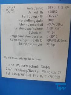 UV-Bestrahlung:
Hygienisierungsverfahren fr Abwsser mit UV-Strahlen  und Desinfektionsverfahren u.a. fr Trinkwasser.

Quecksilberdampfstrahler unterschiedlicher Dampfdrcke senden UV-Strahlen in verschiedenen Lngen aus. Die Strahlen von 253,7 nm haben eine inaktivierende Wirkung. Die Primrschdigung der Mikroorganismen bei der UV-Bestrahlung beruht auf einer fotochemischen Vernderung der Nukleinsuren, die eine Zellteilung verhindert.
Voraussetzungen fr eine wirksame UV-Anlage ist eine definierte Bestrahlungsdosis von mind. 25 mJ cm-2, die sich errechnet aus der Bestrahlungsstrke als Funktion der Schichtdicke und der Trbung des Wassers, und der Bestrahlungsdauer, (Verweilzeit der Zelle im UV-Licht) die aus der Durchflussgeschwindigkeit resultiert. Die Bestrahlungsstrke wird beeinflusst durch die unvermeidliche Verschmutzung des Quarzschutzrohres und der Lampenalterung, die mit jedem Einschalten fortschreitet. Der Verschmutzungsgrad wird teilweise durch mechanische Manahmen vermindert (Scheibenwischerprinzip), der Lampenalterung wird durch regelmiges auswechseln begegnet.

UV-Wasserdesinfektion gilt als wirksam und sicher und verndert weder den Geschmack, die Farbe noch den Geruch des Wassers. Das so behandelte Wasser gilt als bedenkenlos trink- oder gewerblich nutzbar.
Quelle: www.wasser-wissen.de
UV- Strahlung:
(ultraviolet radiation) Kurzform von ultravioletter Strahlung. Es handelt sich um eine Strahlung mit der Wellenlnge von 0.001m bis 0.4m.  Fr das Leben auf der Erde sind die EUV- und die UVC-Strahlen der Sonne schdlich, werden aber von der Atmosphre absorbiert.
Im Bereich der Wasser/Abwasserbehandlung werden UV-Strahlen technisch zur UV-Bestrahlung genutzt.
Quelle: www.wasser-wissen.de