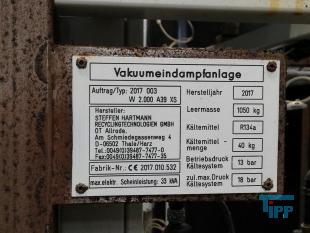 Verdampfer:
(evaporator) Verdampfer sind thermische Trennapparate zur Trennung von Komponenten aus einem Flssigkeitsgemisch mittels Verdampfung. Als Verdampfung wird der bergang einer Flssigkeit vom flssigen in den gas- bzw. dampffrmigen Zustand bezeichnet. 

Die Trennung kann dadurch erfolgen, dass die zu trennende Komponente verdampft und durch Kondensation zurck gewonnen wird (z.B. in einem Vakuumverdampfer) oder aber dadurch, dass ein gelster Stoff durch die Verdampfung des Lsemittels gewonnen werden soll (siehe auch Kristallisation). 
In der Regel werden zwei Grundprinzipien des Verdampfens unterschieden, die Oberflchenverdampfung und die Entspannungsverdampfung:

    * In Oberflchenverdampfern sind Heizraum und verdampfende Flssigkeit durch eine Wand getrennt, durch die die erforderliche Verdampfungswrme bertragen wird. Die Heizseite kann dabei ein Brennraum sein (z. B. Kraftwerkskessel) oder der Raum eines Wrmetauschers, in dem ein Wrmetrgermedium strmt.  
    * Im Gegensatz dazu wird bei der Entspannungsverdampfung (Flash-Verdampfung) ein flssiger Strom auf einen niedrigeren Druck gedrosselt. Dabei verdampft ein Teil der Flssigkeit, die sich dabei abkhlt. 

Je nach Anforderungen und bestehenden Bedingungen knnen diese Prozesse bei Umgebungsdruck, bei hheren Drcken oder auch im Vakuum (Vakuumverdampfer) erfolgen.

Der Gefahr der Ablagerung von Feststoffen auf den Heizflchen wird je nach Apparat mit unterschiedlichen Methoden entgegen getreten. Quelle:www.wasser-wissen.de
Eindampfung:
Die Eindampfung dient in erster Linie der Aufkonzentration von schwerflchtigen Bestandteilen im Rckstand. Dieses Verfahren ist immer dann einzusetzen, wenn die Abwasserinhaltstoffe mit Wasserdampf schwerflchtig sind. Bei leichtflchtigen Inhaltstoffen werden Strippverfahren gewhlt, bei denen gelste Gase aus Flssigkeiten mit Hilfe von Strippgasen (Dampf oder Inertgas) ausgetrieben werden. Bei der auch Gasphasenoxidation genannten Abwasserverbrennung werden in erster Linie organische Inhaltstoffe mit Sauerstoff chemisch oxidativ zerstrt und in CO2, H2O, SOx, NOx und Hx umgewandelt. Diese Verfahren gehren zu den technisch und energetisch aufwendigsten bei der Abwasserbehandlung. Extraktive Verfahren basieren darauf, dass mit organischen Lsungsmitteln Schadstoffe dem Abwasser entzogen werden. Die vier Phasen dieser Vorgnge sind:

 Durchmischung - Phasentrennung - Aufbereitung des Extraktes 

Weiterbehandlung des Abwassers

Bei den destillativen Verfahren werden Inhaltstoffe aus dem Abwasser thermisch ausgetrieben. Diese partielle Verdampfung bei erhhten Temperaturen basiert auf dem Henry-Daltonschen Gesetz. Gelste Gase werden mit Hilfe von Strippmedien (Luft, Dampf) aus Abwssern ausgetrieben. Quelle: www.wasser-wissen.de