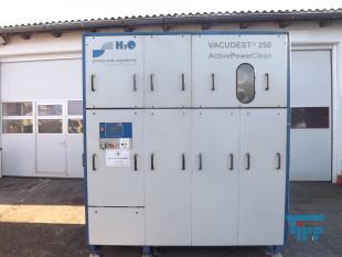 Verdampfer:
(evaporator) Verdampfer sind thermische Trennapparate zur Trennung von Komponenten aus einem Flssigkeitsgemisch mittels Verdampfung. Als Verdampfung wird der bergang einer Flssigkeit vom flssigen in den gas- bzw. dampffrmigen Zustand bezeichnet. 

Die Trennung kann dadurch erfolgen, dass die zu trennende Komponente verdampft und durch Kondensation zurck gewonnen wird (z.B. in einem Vakuumverdampfer) oder aber dadurch, dass ein gelster Stoff durch die Verdampfung des Lsemittels gewonnen werden soll (siehe auch Kristallisation). 
In der Regel werden zwei Grundprinzipien des Verdampfens unterschieden, die Oberflchenverdampfung und die Entspannungsverdampfung:

    * In Oberflchenverdampfern sind Heizraum und verdampfende Flssigkeit durch eine Wand getrennt, durch die die erforderliche Verdampfungswrme bertragen wird. Die Heizseite kann dabei ein Brennraum sein (z. B. Kraftwerkskessel) oder der Raum eines Wrmetauschers, in dem ein Wrmetrgermedium strmt.  
    * Im Gegensatz dazu wird bei der Entspannungsverdampfung (Flash-Verdampfung) ein flssiger Strom auf einen niedrigeren Druck gedrosselt. Dabei verdampft ein Teil der Flssigkeit, die sich dabei abkhlt. 

Je nach Anforderungen und bestehenden Bedingungen knnen diese Prozesse bei Umgebungsdruck, bei hheren Drcken oder auch im Vakuum (Vakuumverdampfer) erfolgen.

Der Gefahr der Ablagerung von Feststoffen auf den Heizflchen wird je nach Apparat mit unterschiedlichen Methoden entgegen getreten. Quelle:www.wasser-wissen.de
Eindampfung:
Die Eindampfung dient in erster Linie der Aufkonzentration von schwerflchtigen Bestandteilen im Rckstand. Dieses Verfahren ist immer dann einzusetzen, wenn die Abwasserinhaltstoffe mit Wasserdampf schwerflchtig sind. Bei leichtflchtigen Inhaltstoffen werden Strippverfahren gewhlt, bei denen gelste Gase aus Flssigkeiten mit Hilfe von Strippgasen (Dampf oder Inertgas) ausgetrieben werden. Bei der auch Gasphasenoxidation genannten Abwasserverbrennung werden in erster Linie organische Inhaltstoffe mit Sauerstoff chemisch oxidativ zerstrt und in CO2, H2O, SOx, NOx und Hx umgewandelt. Diese Verfahren gehren zu den technisch und energetisch aufwendigsten bei der Abwasserbehandlung. Extraktive Verfahren basieren darauf, dass mit organischen Lsungsmitteln Schadstoffe dem Abwasser entzogen werden. Die vier Phasen dieser Vorgnge sind:

 Durchmischung - Phasentrennung - Aufbereitung des Extraktes 

Weiterbehandlung des Abwassers

Bei den destillativen Verfahren werden Inhaltstoffe aus dem Abwasser thermisch ausgetrieben. Diese partielle Verdampfung bei erhhten Temperaturen basiert auf dem Henry-Daltonschen Gesetz. Gelste Gase werden mit Hilfe von Strippmedien (Luft, Dampf) aus Abwssern ausgetrieben. Quelle: www.wasser-wissen.de