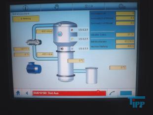 Verdampfer:
(evaporator) Verdampfer sind thermische Trennapparate zur Trennung von Komponenten aus einem Flssigkeitsgemisch mittels Verdampfung. Als Verdampfung wird der bergang einer Flssigkeit vom flssigen in den gas- bzw. dampffrmigen Zustand bezeichnet. 

Die Trennung kann dadurch erfolgen, dass die zu trennende Komponente verdampft und durch Kondensation zurck gewonnen wird (z.B. in einem Vakuumverdampfer) oder aber dadurch, dass ein gelster Stoff durch die Verdampfung des Lsemittels gewonnen werden soll (siehe auch Kristallisation). 
In der Regel werden zwei Grundprinzipien des Verdampfens unterschieden, die Oberflchenverdampfung und die Entspannungsverdampfung:

    * In Oberflchenverdampfern sind Heizraum und verdampfende Flssigkeit durch eine Wand getrennt, durch die die erforderliche Verdampfungswrme bertragen wird. Die Heizseite kann dabei ein Brennraum sein (z. B. Kraftwerkskessel) oder der Raum eines Wrmetauschers, in dem ein Wrmetrgermedium strmt.  
    * Im Gegensatz dazu wird bei der Entspannungsverdampfung (Flash-Verdampfung) ein flssiger Strom auf einen niedrigeren Druck gedrosselt. Dabei verdampft ein Teil der Flssigkeit, die sich dabei abkhlt. 

Je nach Anforderungen und bestehenden Bedingungen knnen diese Prozesse bei Umgebungsdruck, bei hheren Drcken oder auch im Vakuum (Vakuumverdampfer) erfolgen.

Der Gefahr der Ablagerung von Feststoffen auf den Heizflchen wird je nach Apparat mit unterschiedlichen Methoden entgegen getreten. Quelle:www.wasser-wissen.de
Eindampfung:
Die Eindampfung dient in erster Linie der Aufkonzentration von schwerflchtigen Bestandteilen im Rckstand. Dieses Verfahren ist immer dann einzusetzen, wenn die Abwasserinhaltstoffe mit Wasserdampf schwerflchtig sind. Bei leichtflchtigen Inhaltstoffen werden Strippverfahren gewhlt, bei denen gelste Gase aus Flssigkeiten mit Hilfe von Strippgasen (Dampf oder Inertgas) ausgetrieben werden. Bei der auch Gasphasenoxidation genannten Abwasserverbrennung werden in erster Linie organische Inhaltstoffe mit Sauerstoff chemisch oxidativ zerstrt und in CO2, H2O, SOx, NOx und Hx umgewandelt. Diese Verfahren gehren zu den technisch und energetisch aufwendigsten bei der Abwasserbehandlung. Extraktive Verfahren basieren darauf, dass mit organischen Lsungsmitteln Schadstoffe dem Abwasser entzogen werden. Die vier Phasen dieser Vorgnge sind:

 Durchmischung - Phasentrennung - Aufbereitung des Extraktes 

Weiterbehandlung des Abwassers

Bei den destillativen Verfahren werden Inhaltstoffe aus dem Abwasser thermisch ausgetrieben. Diese partielle Verdampfung bei erhhten Temperaturen basiert auf dem Henry-Daltonschen Gesetz. Gelste Gase werden mit Hilfe von Strippmedien (Luft, Dampf) aus Abwssern ausgetrieben. Quelle: www.wasser-wissen.de