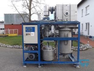 Verdampfer:
(evaporator) Verdampfer sind thermische Trennapparate zur Trennung von Komponenten aus einem Flssigkeitsgemisch mittels Verdampfung. Als Verdampfung wird der bergang einer Flssigkeit vom flssigen in den gas- bzw. dampffrmigen Zustand bezeichnet. 

Die Trennung kann dadurch erfolgen, dass die zu trennende Komponente verdampft und durch Kondensation zurck gewonnen wird (z.B. in einem Vakuumverdampfer) oder aber dadurch, dass ein gelster Stoff durch die Verdampfung des Lsemittels gewonnen werden soll (siehe auch Kristallisation). 
In der Regel werden zwei Grundprinzipien des Verdampfens unterschieden, die Oberflchenverdampfung und die Entspannungsverdampfung:

    * In Oberflchenverdampfern sind Heizraum und verdampfende Flssigkeit durch eine Wand getrennt, durch die die erforderliche Verdampfungswrme bertragen wird. Die Heizseite kann dabei ein Brennraum sein (z. B. Kraftwerkskessel) oder der Raum eines Wrmetauschers, in dem ein Wrmetrgermedium strmt.  
    * Im Gegensatz dazu wird bei der Entspannungsverdampfung (Flash-Verdampfung) ein flssiger Strom auf einen niedrigeren Druck gedrosselt. Dabei verdampft ein Teil der Flssigkeit, die sich dabei abkhlt. 

Je nach Anforderungen und bestehenden Bedingungen knnen diese Prozesse bei Umgebungsdruck, bei hheren Drcken oder auch im Vakuum (Vakuumverdampfer) erfolgen.

Der Gefahr der Ablagerung von Feststoffen auf den Heizflchen wird je nach Apparat mit unterschiedlichen Methoden entgegen getreten. Quelle:www.wasser-wissen.de
Eindampfung:
Die Eindampfung dient in erster Linie der Aufkonzentration von schwerflchtigen Bestandteilen im Rckstand. Dieses Verfahren ist immer dann einzusetzen, wenn die Abwasserinhaltstoffe mit Wasserdampf schwerflchtig sind. Bei leichtflchtigen Inhaltstoffen werden Strippverfahren gewhlt, bei denen gelste Gase aus Flssigkeiten mit Hilfe von Strippgasen (Dampf oder Inertgas) ausgetrieben werden. Bei der auch Gasphasenoxidation genannten Abwasserverbrennung werden in erster Linie organische Inhaltstoffe mit Sauerstoff chemisch oxidativ zerstrt und in CO2, H2O, SOx, NOx und Hx umgewandelt. Diese Verfahren gehren zu den technisch und energetisch aufwendigsten bei der Abwasserbehandlung. Extraktive Verfahren basieren darauf, dass mit organischen Lsungsmitteln Schadstoffe dem Abwasser entzogen werden. Die vier Phasen dieser Vorgnge sind:

 Durchmischung - Phasentrennung - Aufbereitung des Extraktes 

Weiterbehandlung des Abwassers

Bei den destillativen Verfahren werden Inhaltstoffe aus dem Abwasser thermisch ausgetrieben. Diese partielle Verdampfung bei erhhten Temperaturen basiert auf dem Henry-Daltonschen Gesetz. Gelste Gase werden mit Hilfe von Strippmedien (Luft, Dampf) aus Abwssern ausgetrieben. Quelle: www.wasser-wissen.de