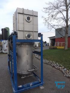 Verdampfer:
(evaporator) Verdampfer sind thermische Trennapparate zur Trennung von Komponenten aus einem Flssigkeitsgemisch mittels Verdampfung. Als Verdampfung wird der bergang einer Flssigkeit vom flssigen in den gas- bzw. dampffrmigen Zustand bezeichnet. 

Die Trennung kann dadurch erfolgen, dass die zu trennende Komponente verdampft und durch Kondensation zurck gewonnen wird (z.B. in einem Vakuumverdampfer) oder aber dadurch, dass ein gelster Stoff durch die Verdampfung des Lsemittels gewonnen werden soll (siehe auch Kristallisation). 
In der Regel werden zwei Grundprinzipien des Verdampfens unterschieden, die Oberflchenverdampfung und die Entspannungsverdampfung:

    * In Oberflchenverdampfern sind Heizraum und verdampfende Flssigkeit durch eine Wand getrennt, durch die die erforderliche Verdampfungswrme bertragen wird. Die Heizseite kann dabei ein Brennraum sein (z. B. Kraftwerkskessel) oder der Raum eines Wrmetauschers, in dem ein Wrmetrgermedium strmt.  
    * Im Gegensatz dazu wird bei der Entspannungsverdampfung (Flash-Verdampfung) ein flssiger Strom auf einen niedrigeren Druck gedrosselt. Dabei verdampft ein Teil der Flssigkeit, die sich dabei abkhlt. 

Je nach Anforderungen und bestehenden Bedingungen knnen diese Prozesse bei Umgebungsdruck, bei hheren Drcken oder auch im Vakuum (Vakuumverdampfer) erfolgen.

Der Gefahr der Ablagerung von Feststoffen auf den Heizflchen wird je nach Apparat mit unterschiedlichen Methoden entgegen getreten. Quelle:www.wasser-wissen.de
Eindampfung:
Die Eindampfung dient in erster Linie der Aufkonzentration von schwerflchtigen Bestandteilen im Rckstand. Dieses Verfahren ist immer dann einzusetzen, wenn die Abwasserinhaltstoffe mit Wasserdampf schwerflchtig sind. Bei leichtflchtigen Inhaltstoffen werden Strippverfahren gewhlt, bei denen gelste Gase aus Flssigkeiten mit Hilfe von Strippgasen (Dampf oder Inertgas) ausgetrieben werden. Bei der auch Gasphasenoxidation genannten Abwasserverbrennung werden in erster Linie organische Inhaltstoffe mit Sauerstoff chemisch oxidativ zerstrt und in CO2, H2O, SOx, NOx und Hx umgewandelt. Diese Verfahren gehren zu den technisch und energetisch aufwendigsten bei der Abwasserbehandlung. Extraktive Verfahren basieren darauf, dass mit organischen Lsungsmitteln Schadstoffe dem Abwasser entzogen werden. Die vier Phasen dieser Vorgnge sind:

 Durchmischung - Phasentrennung - Aufbereitung des Extraktes 

Weiterbehandlung des Abwassers

Bei den destillativen Verfahren werden Inhaltstoffe aus dem Abwasser thermisch ausgetrieben. Diese partielle Verdampfung bei erhhten Temperaturen basiert auf dem Henry-Daltonschen Gesetz. Gelste Gase werden mit Hilfe von Strippmedien (Luft, Dampf) aus Abwssern ausgetrieben. Quelle: www.wasser-wissen.de