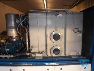 Verdampfer:
(evaporator) Verdampfer sind thermische Trennapparate zur Trennung von Komponenten aus einem Flssigkeitsgemisch mittels Verdampfung. Als Verdampfung wird der bergang einer Flssigkeit vom flssigen in den gas- bzw. dampffrmigen Zustand bezeichnet. 

Die Trennung kann dadurch erfolgen, dass die zu trennende Komponente verdampft und durch Kondensation zurck gewonnen wird (z.B. in einem Vakuumverdampfer) oder aber dadurch, dass ein gelster Stoff durch die Verdampfung des Lsemittels gewonnen werden soll (siehe auch Kristallisation). 
In der Regel werden zwei Grundprinzipien des Verdampfens unterschieden, die Oberflchenverdampfung und die Entspannungsverdampfung:

    * In Oberflchenverdampfern sind Heizraum und verdampfende Flssigkeit durch eine Wand getrennt, durch die die erforderliche Verdampfungswrme bertragen wird. Die Heizseite kann dabei ein Brennraum sein (z. B. Kraftwerkskessel) oder der Raum eines Wrmetauschers, in dem ein Wrmetrgermedium strmt.  
    * Im Gegensatz dazu wird bei der Entspannungsverdampfung (Flash-Verdampfung) ein flssiger Strom auf einen niedrigeren Druck gedrosselt. Dabei verdampft ein Teil der Flssigkeit, die sich dabei abkhlt. 

Je nach Anforderungen und bestehenden Bedingungen knnen diese Prozesse bei Umgebungsdruck, bei hheren Drcken oder auch im Vakuum (Vakuumverdampfer) erfolgen.

Der Gefahr der Ablagerung von Feststoffen auf den Heizflchen wird je nach Apparat mit unterschiedlichen Methoden entgegen getreten. Quelle:www.wasser-wissen.de
Eindampfung:
Die Eindampfung dient in erster Linie der Aufkonzentration von schwerflchtigen Bestandteilen im Rckstand. Dieses Verfahren ist immer dann einzusetzen, wenn die Abwasserinhaltstoffe mit Wasserdampf schwerflchtig sind. Bei leichtflchtigen Inhaltstoffen werden Strippverfahren gewhlt, bei denen gelste Gase aus Flssigkeiten mit Hilfe von Strippgasen (Dampf oder Inertgas) ausgetrieben werden. Bei der auch Gasphasenoxidation genannten Abwasserverbrennung werden in erster Linie organische Inhaltstoffe mit Sauerstoff chemisch oxidativ zerstrt und in CO2, H2O, SOx, NOx und Hx umgewandelt. Diese Verfahren gehren zu den technisch und energetisch aufwendigsten bei der Abwasserbehandlung. Extraktive Verfahren basieren darauf, dass mit organischen Lsungsmitteln Schadstoffe dem Abwasser entzogen werden. Die vier Phasen dieser Vorgnge sind:

 Durchmischung - Phasentrennung - Aufbereitung des Extraktes 

Weiterbehandlung des Abwassers

Bei den destillativen Verfahren werden Inhaltstoffe aus dem Abwasser thermisch ausgetrieben. Diese partielle Verdampfung bei erhhten Temperaturen basiert auf dem Henry-Daltonschen Gesetz. Gelste Gase werden mit Hilfe von Strippmedien (Luft, Dampf) aus Abwssern ausgetrieben. Quelle: www.wasser-wissen.de