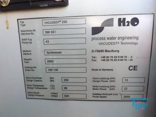 Verdampfer:
(evaporator) Verdampfer sind thermische Trennapparate zur Trennung von Komponenten aus einem Flssigkeitsgemisch mittels Verdampfung. Als Verdampfung wird der bergang einer Flssigkeit vom flssigen in den gas- bzw. dampffrmigen Zustand bezeichnet. 

Die Trennung kann dadurch erfolgen, dass die zu trennende Komponente verdampft und durch Kondensation zurck gewonnen wird (z.B. in einem Vakuumverdampfer) oder aber dadurch, dass ein gelster Stoff durch die Verdampfung des Lsemittels gewonnen werden soll (siehe auch Kristallisation). 
In der Regel werden zwei Grundprinzipien des Verdampfens unterschieden, die Oberflchenverdampfung und die Entspannungsverdampfung:

    * In Oberflchenverdampfern sind Heizraum und verdampfende Flssigkeit durch eine Wand getrennt, durch die die erforderliche Verdampfungswrme bertragen wird. Die Heizseite kann dabei ein Brennraum sein (z. B. Kraftwerkskessel) oder der Raum eines Wrmetauschers, in dem ein Wrmetrgermedium strmt.  
    * Im Gegensatz dazu wird bei der Entspannungsverdampfung (Flash-Verdampfung) ein flssiger Strom auf einen niedrigeren Druck gedrosselt. Dabei verdampft ein Teil der Flssigkeit, die sich dabei abkhlt. 

Je nach Anforderungen und bestehenden Bedingungen knnen diese Prozesse bei Umgebungsdruck, bei hheren Drcken oder auch im Vakuum (Vakuumverdampfer) erfolgen.

Der Gefahr der Ablagerung von Feststoffen auf den Heizflchen wird je nach Apparat mit unterschiedlichen Methoden entgegen getreten. Quelle:www.wasser-wissen.de
Eindampfung:
Die Eindampfung dient in erster Linie der Aufkonzentration von schwerflchtigen Bestandteilen im Rckstand. Dieses Verfahren ist immer dann einzusetzen, wenn die Abwasserinhaltstoffe mit Wasserdampf schwerflchtig sind. Bei leichtflchtigen Inhaltstoffen werden Strippverfahren gewhlt, bei denen gelste Gase aus Flssigkeiten mit Hilfe von Strippgasen (Dampf oder Inertgas) ausgetrieben werden. Bei der auch Gasphasenoxidation genannten Abwasserverbrennung werden in erster Linie organische Inhaltstoffe mit Sauerstoff chemisch oxidativ zerstrt und in CO2, H2O, SOx, NOx und Hx umgewandelt. Diese Verfahren gehren zu den technisch und energetisch aufwendigsten bei der Abwasserbehandlung. Extraktive Verfahren basieren darauf, dass mit organischen Lsungsmitteln Schadstoffe dem Abwasser entzogen werden. Die vier Phasen dieser Vorgnge sind:

 Durchmischung - Phasentrennung - Aufbereitung des Extraktes 

Weiterbehandlung des Abwassers

Bei den destillativen Verfahren werden Inhaltstoffe aus dem Abwasser thermisch ausgetrieben. Diese partielle Verdampfung bei erhhten Temperaturen basiert auf dem Henry-Daltonschen Gesetz. Gelste Gase werden mit Hilfe von Strippmedien (Luft, Dampf) aus Abwssern ausgetrieben. Quelle: www.wasser-wissen.de