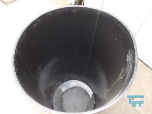 Speicherbehlter:
In Speicherbehltern werden u.a. zur zwischenzeitlichen Lagerung flssige Chemikalien aufbewahrt bis diese in Dosierstationen oder Behandlungsbehltern verwendet werden.
Quelle: www.wasser-wissen.de


Tank (Behlter):
Ein Tank ist ein Behlter zur Bevorratung bzw. Lagerung von Flssigkeiten und kann fast beliebige Dimensionen annehmen.Meistens hat ein Tank die Form eines Quaders oder Zylinders mit oder ohne Kalotten. Man unterscheidet grob zwischen Festdach- und Schwimmdachtank, Bassin und geschlossenem Behlter. Ein Bassin ist ein nach oben offener Tank. Ein geschlossener Behlter kann auch bei ber- und Unterdruck benutzt werden. Bei einem zulssigem berdruck von mehr als 0,5 bar greift die Druckgerterichtlinie 97/23/EG, die die grundlegenden Sicherheitsanforderungen fr das Inverkehrbringen enthlt.Tanks werden fr ungiftige Stoffe wie z. B. Wasser bentigt, fr giftige Stoffe, Suren und Laugen und fr brennbare Flssigkeiten wie Kraftstoffe und le aller Art sowie fr Flssiggase wie Propan und Butan. Tanks werden aus Kunststoff, Fiberglas oder Stahl sowie Eisenwerkstoffen hergestellt, sie werden einwandig oder zweiwandig ausgefhrt. Es gibt standortgefertigte Tanks, die in ihrer Gre dem Lagerraum angepasst sind, und vorgefertigte Batterietanks, die je nach Bedarf aneinandergereiht werden knnen. Der Einsatz der Werkstoffe richtet sich nach der Art der Flssigkeit und danach, ob der Tank unterirdisch oder oberirdisch gelagert wird. Quelle: www.wikipedia.org

Behlter:
Ein Behlter ist ein Gegenstand, der in seinem Inneren einen Hohlraum aufweist, der insbesondere dem Zweck dient, seinen Inhalt von seiner Umwelt zu trennen. Ein Gef ist ein Gert mit einer steifen und starren Hlle, die einen Inhalt unterschiedlicher Konsistenz fassen kann.

Die von der Norm getroffene Definition bedeutet, dass  im Unterschied zu beliebigen anderen Behltnissen  der Behlter gegenber dem Medium, fr das er konstruiert ist, dicht ist, und das ein Gef ein bewegliches Objekt ist. Behlter, die auch beweglich sind, sind daher insbesondere verschliebar. Der deutsche Sprachgebrauch hingegen kennt diese Einschrnkung nicht, und es kann allgemein Behltnis stehen.Behlter und Gefe verwendet man zur Aufbewahrung oder Speicherung unterschiedlicher Gegenstnde fr eine bestimmte Zeit. Sie knnen aber auch dazu dienen, als Gebinde Gegenstnde mit bestimmten Gemeinsamkeiten (Stckgut) zusammenzufassen oder zu ordnen. Ein weiterer Anwendungsbereich ist der Schutz des Inhaltes vor ueren Einflssen oder umgekehrt der Schutz der Umwelt vor den Gefahren des Inhalts in Lagerhaltung und Transport.

Es gibt spezialisierte Behltnisse fr feste, flssige und gasfrmige Substanzen. Die Behlter knnen nach Herstellungsmaterial (Holz, Keramik, Glas, Metall, Kunststoff usw.) unterschieden werden. Sie knnen je nach Bedarf stationr (z. B. Bergebunker, Silo) oder mobil (z. B. als Tankfahrzeug, Container, Faltbehlter) verwendet werden. Sonderform ist der Druckbehlter. Quelle: www.wikipedia.org