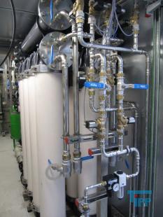 Filtration, Filtern:
(filtration) Filtern ist ein mechanisches Trennverfahren, um eine Suspension in seine Bestandteile Feststoff und Flssigkeit zu trennen. Als Filtermaterial wird z.B. Quarzsand verwendet. Besondere Bedeutung kommt der Aktivkohle zu. 

Je nach Fliegeschwindigkeit des Wassers im Filter wird zwischen

    * Langsamfiltern (meist 0,1 bis 0,2 m/h) und 
    * Schnellfiltern (z. B. 15 m/h)

unterschieden.

Aufgrund ihres groen Flchenbedarfs werden Langsamfilter seltener gebaut. Schnellfilter gibt es mit offenen Becken oder mit geschlossenen Kesseln. Bei der Reinigung werden sie mit Wasser und/oder Luft rckgesplt. Um die Raumwirkung zu vergrern und die Laufzeit zwischen zwei Splungen zu verlngern, werden Schnellfilter hufig als Mehrschichtfilter ausgefhrt. 

Beim Zweischichtfilter beispielsweise besteht die obere Schicht aus einem leichteren Material grberer Krnung (z. B. Filterkohle, Blhton, Blhschiefer oder Bims) und die untere Schicht aus einem schwereren Material feinerer Krnung (in der Regel Quarzsand).

Filtrationsverfahren werden u.a. eingesetzt, um hohen Anforderungen an die Feststofffreiheit im Abwasser gerecht zu werden. Dabei erfolgt die Trennung von Partikel und Flssigkeit durch eine Druckdifferenz zwischen den beiden Seiten des Filters, welche den Wassertransport durch den Filter ermglicht. Whrend des Filtervorganges werden die Feststoffe im Filter verdichtet und verringern somit das Porenvolumen, wodurch sich sowohl der Filterwiderstand als auch die Filtratqualitt verndern. Sobald der zulssige Filterwiderstand erreicht ist, muss der Filter rckgesplt und von den Feststoffen befreit werden.

Gelste Verbindungen knnen dagegen in herkmmlichen Filtern nicht abgetrennt werden. Eine Ausnahme bildet allerdings die Biofiltration, wobei der Filter gleichermaen als Nhrstoff fr Bakterien dient und somit eine Mglichkeit des aeroben Abbaus bereits gelster organischer Verbindungen darstellt. 
Quelle: www.wasser-wissen.de
Filterhilfsmittel, Filtrationshilfsmittel:
Filterhilfsmittel werden einem Filtrationsprozess hinzugegeben, um die Filtration zu ermglichen, erleichtern bzw. zu beschleunigen. 

Sie haben bei der Filtration die Aufgabe, 

    * Suspensionen mit nur wenig Feststoffanteil die Bildung eines Filterkuchens zu ermglichen oder 
    * bei schleimigen Feststoffen den sich sonst daraus bildenden zu dichten und schwer durchlssigen Filterkuchen aufzulockern. 

Filterhilfsmittel werden entweder der zu filtrierenden Suspension unmittelbar zugesetzt oder vor der Filtration als Hilfsschicht auf dem Filter gebildet. Die gebruchlichsten Filterhilfsmittel sind Zellulose, Kieselgel, Kieselgur, Holzkohle u. Holzmehl. Sie wirken alle physikalisch-mechanisch und verndern nicht die chemische Zusammensetzung der Flssigkeit zumal sie weitestgehend unlslich sind

Bei schwierigen Klrfiltrationen werden auch dem Filtrationsprozess von Abwssern Hilfsmittel zugegeben. Vor allem bei Abwssern wird versucht, sehr feine Teilchen durch Zugabe von Flockungshilfsmittel zu agglomerieren, worauf sich diese dann leichter abtrennen lassen. Da diese den Filterprozess erleichtern knnen, werden sie in manchen Fllen flschlicherweise auch als Filterhilfsmittel bezeichnet.
Quelle: www.wassert-wissen.de