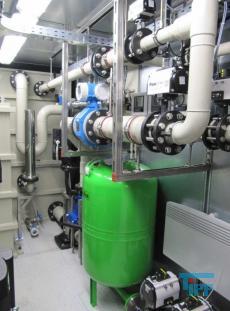 Filtration, Filtern:
(filtration) Filtern ist ein mechanisches Trennverfahren, um eine Suspension in seine Bestandteile Feststoff und Flssigkeit zu trennen. Als Filtermaterial wird z.B. Quarzsand verwendet. Besondere Bedeutung kommt der Aktivkohle zu. 

Je nach Fliegeschwindigkeit des Wassers im Filter wird zwischen

    * Langsamfiltern (meist 0,1 bis 0,2 m/h) und 
    * Schnellfiltern (z. B. 15 m/h)

unterschieden.

Aufgrund ihres groen Flchenbedarfs werden Langsamfilter seltener gebaut. Schnellfilter gibt es mit offenen Becken oder mit geschlossenen Kesseln. Bei der Reinigung werden sie mit Wasser und/oder Luft rckgesplt. Um die Raumwirkung zu vergrern und die Laufzeit zwischen zwei Splungen zu verlngern, werden Schnellfilter hufig als Mehrschichtfilter ausgefhrt. 

Beim Zweischichtfilter beispielsweise besteht die obere Schicht aus einem leichteren Material grberer Krnung (z. B. Filterkohle, Blhton, Blhschiefer oder Bims) und die untere Schicht aus einem schwereren Material feinerer Krnung (in der Regel Quarzsand).

Filtrationsverfahren werden u.a. eingesetzt, um hohen Anforderungen an die Feststofffreiheit im Abwasser gerecht zu werden. Dabei erfolgt die Trennung von Partikel und Flssigkeit durch eine Druckdifferenz zwischen den beiden Seiten des Filters, welche den Wassertransport durch den Filter ermglicht. Whrend des Filtervorganges werden die Feststoffe im Filter verdichtet und verringern somit das Porenvolumen, wodurch sich sowohl der Filterwiderstand als auch die Filtratqualitt verndern. Sobald der zulssige Filterwiderstand erreicht ist, muss der Filter rckgesplt und von den Feststoffen befreit werden.

Gelste Verbindungen knnen dagegen in herkmmlichen Filtern nicht abgetrennt werden. Eine Ausnahme bildet allerdings die Biofiltration, wobei der Filter gleichermaen als Nhrstoff fr Bakterien dient und somit eine Mglichkeit des aeroben Abbaus bereits gelster organischer Verbindungen darstellt. 
Quelle: www.wasser-wissen.de
Filterhilfsmittel, Filtrationshilfsmittel:
Filterhilfsmittel werden einem Filtrationsprozess hinzugegeben, um die Filtration zu ermglichen, erleichtern bzw. zu beschleunigen. 

Sie haben bei der Filtration die Aufgabe, 

    * Suspensionen mit nur wenig Feststoffanteil die Bildung eines Filterkuchens zu ermglichen oder 
    * bei schleimigen Feststoffen den sich sonst daraus bildenden zu dichten und schwer durchlssigen Filterkuchen aufzulockern. 

Filterhilfsmittel werden entweder der zu filtrierenden Suspension unmittelbar zugesetzt oder vor der Filtration als Hilfsschicht auf dem Filter gebildet. Die gebruchlichsten Filterhilfsmittel sind Zellulose, Kieselgel, Kieselgur, Holzkohle u. Holzmehl. Sie wirken alle physikalisch-mechanisch und verndern nicht die chemische Zusammensetzung der Flssigkeit zumal sie weitestgehend unlslich sind

Bei schwierigen Klrfiltrationen werden auch dem Filtrationsprozess von Abwssern Hilfsmittel zugegeben. Vor allem bei Abwssern wird versucht, sehr feine Teilchen durch Zugabe von Flockungshilfsmittel zu agglomerieren, worauf sich diese dann leichter abtrennen lassen. Da diese den Filterprozess erleichtern knnen, werden sie in manchen Fllen flschlicherweise auch als Filterhilfsmittel bezeichnet.
Quelle: www.wassert-wissen.de