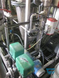 Filtration, Filtern:
(filtration) Filtern ist ein mechanisches Trennverfahren, um eine Suspension in seine Bestandteile Feststoff und Flssigkeit zu trennen. Als Filtermaterial wird z.B. Quarzsand verwendet. Besondere Bedeutung kommt der Aktivkohle zu. 

Je nach Fliegeschwindigkeit des Wassers im Filter wird zwischen

    * Langsamfiltern (meist 0,1 bis 0,2 m/h) und 
    * Schnellfiltern (z. B. 15 m/h)

unterschieden.

Aufgrund ihres groen Flchenbedarfs werden Langsamfilter seltener gebaut. Schnellfilter gibt es mit offenen Becken oder mit geschlossenen Kesseln. Bei der Reinigung werden sie mit Wasser und/oder Luft rckgesplt. Um die Raumwirkung zu vergrern und die Laufzeit zwischen zwei Splungen zu verlngern, werden Schnellfilter hufig als Mehrschichtfilter ausgefhrt. 

Beim Zweischichtfilter beispielsweise besteht die obere Schicht aus einem leichteren Material grberer Krnung (z. B. Filterkohle, Blhton, Blhschiefer oder Bims) und die untere Schicht aus einem schwereren Material feinerer Krnung (in der Regel Quarzsand).

Filtrationsverfahren werden u.a. eingesetzt, um hohen Anforderungen an die Feststofffreiheit im Abwasser gerecht zu werden. Dabei erfolgt die Trennung von Partikel und Flssigkeit durch eine Druckdifferenz zwischen den beiden Seiten des Filters, welche den Wassertransport durch den Filter ermglicht. Whrend des Filtervorganges werden die Feststoffe im Filter verdichtet und verringern somit das Porenvolumen, wodurch sich sowohl der Filterwiderstand als auch die Filtratqualitt verndern. Sobald der zulssige Filterwiderstand erreicht ist, muss der Filter rckgesplt und von den Feststoffen befreit werden.

Gelste Verbindungen knnen dagegen in herkmmlichen Filtern nicht abgetrennt werden. Eine Ausnahme bildet allerdings die Biofiltration, wobei der Filter gleichermaen als Nhrstoff fr Bakterien dient und somit eine Mglichkeit des aeroben Abbaus bereits gelster organischer Verbindungen darstellt. 
Quelle: www.wasser-wissen.de
Filterhilfsmittel, Filtrationshilfsmittel:
Filterhilfsmittel werden einem Filtrationsprozess hinzugegeben, um die Filtration zu ermglichen, erleichtern bzw. zu beschleunigen. 

Sie haben bei der Filtration die Aufgabe, 

    * Suspensionen mit nur wenig Feststoffanteil die Bildung eines Filterkuchens zu ermglichen oder 
    * bei schleimigen Feststoffen den sich sonst daraus bildenden zu dichten und schwer durchlssigen Filterkuchen aufzulockern. 

Filterhilfsmittel werden entweder der zu filtrierenden Suspension unmittelbar zugesetzt oder vor der Filtration als Hilfsschicht auf dem Filter gebildet. Die gebruchlichsten Filterhilfsmittel sind Zellulose, Kieselgel, Kieselgur, Holzkohle u. Holzmehl. Sie wirken alle physikalisch-mechanisch und verndern nicht die chemische Zusammensetzung der Flssigkeit zumal sie weitestgehend unlslich sind

Bei schwierigen Klrfiltrationen werden auch dem Filtrationsprozess von Abwssern Hilfsmittel zugegeben. Vor allem bei Abwssern wird versucht, sehr feine Teilchen durch Zugabe von Flockungshilfsmittel zu agglomerieren, worauf sich diese dann leichter abtrennen lassen. Da diese den Filterprozess erleichtern knnen, werden sie in manchen Fllen flschlicherweise auch als Filterhilfsmittel bezeichnet.
Quelle: www.wassert-wissen.de