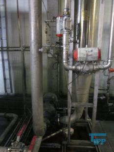 Filtration, Filtern:
(filtration) Filtern ist ein mechanisches Trennverfahren, um eine Suspension in seine Bestandteile Feststoff und Flssigkeit zu trennen. Als Filtermaterial wird z.B. Quarzsand verwendet. Besondere Bedeutung kommt der Aktivkohle zu. 

Je nach Fliegeschwindigkeit des Wassers im Filter wird zwischen

    * Langsamfiltern (meist 0,1 bis 0,2 m/h) und 
    * Schnellfiltern (z. B. 15 m/h)

unterschieden.

Aufgrund ihres groen Flchenbedarfs werden Langsamfilter seltener gebaut. Schnellfilter gibt es mit offenen Becken oder mit geschlossenen Kesseln. Bei der Reinigung werden sie mit Wasser und/oder Luft rckgesplt. Um die Raumwirkung zu vergrern und die Laufzeit zwischen zwei Splungen zu verlngern, werden Schnellfilter hufig als Mehrschichtfilter ausgefhrt. 

Beim Zweischichtfilter beispielsweise besteht die obere Schicht aus einem leichteren Material grberer Krnung (z. B. Filterkohle, Blhton, Blhschiefer oder Bims) und die untere Schicht aus einem schwereren Material feinerer Krnung (in der Regel Quarzsand).

Filtrationsverfahren werden u.a. eingesetzt, um hohen Anforderungen an die Feststofffreiheit im Abwasser gerecht zu werden. Dabei erfolgt die Trennung von Partikel und Flssigkeit durch eine Druckdifferenz zwischen den beiden Seiten des Filters, welche den Wassertransport durch den Filter ermglicht. Whrend des Filtervorganges werden die Feststoffe im Filter verdichtet und verringern somit das Porenvolumen, wodurch sich sowohl der Filterwiderstand als auch die Filtratqualitt verndern. Sobald der zulssige Filterwiderstand erreicht ist, muss der Filter rckgesplt und von den Feststoffen befreit werden.

Gelste Verbindungen knnen dagegen in herkmmlichen Filtern nicht abgetrennt werden. Eine Ausnahme bildet allerdings die Biofiltration, wobei der Filter gleichermaen als Nhrstoff fr Bakterien dient und somit eine Mglichkeit des aeroben Abbaus bereits gelster organischer Verbindungen darstellt. 
Quelle: www.wasser-wissen.de
Filterhilfsmittel, Filtrationshilfsmittel:
Filterhilfsmittel werden einem Filtrationsprozess hinzugegeben, um die Filtration zu ermglichen, erleichtern bzw. zu beschleunigen. 

Sie haben bei der Filtration die Aufgabe, 

    * Suspensionen mit nur wenig Feststoffanteil die Bildung eines Filterkuchens zu ermglichen oder 
    * bei schleimigen Feststoffen den sich sonst daraus bildenden zu dichten und schwer durchlssigen Filterkuchen aufzulockern. 

Filterhilfsmittel werden entweder der zu filtrierenden Suspension unmittelbar zugesetzt oder vor der Filtration als Hilfsschicht auf dem Filter gebildet. Die gebruchlichsten Filterhilfsmittel sind Zellulose, Kieselgel, Kieselgur, Holzkohle u. Holzmehl. Sie wirken alle physikalisch-mechanisch und verndern nicht die chemische Zusammensetzung der Flssigkeit zumal sie weitestgehend unlslich sind

Bei schwierigen Klrfiltrationen werden auch dem Filtrationsprozess von Abwssern Hilfsmittel zugegeben. Vor allem bei Abwssern wird versucht, sehr feine Teilchen durch Zugabe von Flockungshilfsmittel zu agglomerieren, worauf sich diese dann leichter abtrennen lassen. Da diese den Filterprozess erleichtern knnen, werden sie in manchen Fllen flschlicherweise auch als Filterhilfsmittel bezeichnet.
Quelle: www.wassert-wissen.de