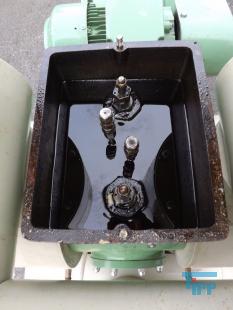 Kolbenpumpe:
Eine Kolbenpumpe ist eine Pumpe zur Frderung von Flssigkeiten oder Gasen, wobei Gase dabei auch verdichtet werden. Dabei wird mit einem Kolben, der in einem Zylinder luft, im ersten Takt das zu frdernde Medium durch ein Einlassventil angesaugt. Anschlieend wird es durch das Auslassventil ausgestoen. Dieses Prinzip wird auch als Verdrngerpumpe bezeichnet.

Mit Kolbenpumpen knnen beim Frdern von Flssigkeiten hohe Drcke erreicht werden. Zudem ist das gefrderte Flssigkeitsvolumen genau bestimmbar (Dosierpumpe). Der Antrieb kann von Hand (z. B. handbetriebene Schwengelpumpe), Elektromagneten oder durch Motoren erfolgen.

Die Bedeutung des Einsatzes der Kolbenpumpen hat sich seit dem 19. Jahrhundert verschoben. Mit der Einfhrung der Kreiselpumpe ging der Einsatz der Kolbenpumpe bei der Frderung groer Volumen oder verschmutzter Flssigkeiten (Trinkwasser, Abwasser) zurck. Heute werden Kolbenpumpen z. B. in Dosierpumpen, handbetriebenen Frderanlagen und zur Herstellung groer Drcke eingesetzt.

Nachteilig an Kolbenpumpen ist die prinzipbedingte Frderstrompulsation, die im angeschlossenen Leitungssystem zu intensiven Druckschwingungen (Druckpulsationen) oder mechanischen Schwingungen fhren kann. Bei greren Frderstrmen werden daher mehrere  versetzt arbeitende  Zylinder vorgesehen. Alternativ knnen gas- oder flssigkeitsgefllte Pulsationsdmpfer eingesetzt werden.
Die Inline-Pumpe, eine Doppelkolbenpumpe, ist eine Sonderform der Kolbenpumpe, bei der zwei Kolben in einer Hlse das Pumpenspiel erledigen. Der von einem Aktor angetriebene Druckkolben (1), frdert das durch den Einlass (3) in die Pumpe eingedrungene Medium in einer Vorwrtsbewegung mittels Gegendruck des Steuerkolbens (2) ber den Auslass (4). Die Mengensteuerung wird mit der Verstellhlse (5) vorgenommen. Der Maximalhub wird durch den Abstand Einlass - Auslass gegeben. Die Einstellung kann kontinuierlich oder abgestuft erfolgen.

Eine weitere Variante ist die Schwingkolbenpumpe die auch als Variation einer Freikolbenmaschine mglich ist.

Eine Fahrradpumpe ist ebenfalls eine Kolbenpumpe. Der Kolben dichtet nur bei der Auslassbewegung den Zylinder ab und bernimmt so die Aufgabe des Einlassventils. Das Auslassventil ist nicht in der Pumpe integriert. Mit einer Fahrradpumpe lsst sich deshalb kein Luftballon aufpumpen. Als Auslassventil fungiert das Ventil des Fahrradschlauchs.

Die Axialkolbenpumpe und die Radialkolbenpumpe sind weitere Bauformen von Kolbenpumpen. Bei diesen beiden o. g. Bauformen werden Flssigkeiten, vor allem Mineralle und Sonderflssigkeiten (z.B. HFA, HFC, HFD, Bohremulsion) gefrdert. Das Einsatzgebiet derartiger Hydraulikpumpen ist breit gefchert: von Werkzeugmaschinen, hydraulischen Fahrantrieben (z.B. Bau- und Landwirtschaftsmaschinen) und Prfstnden bis hin zu Windkraftanlagen. Quelle: www.wikipedia.org