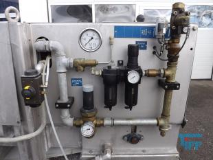 Filtration, Filtern:
(filtration) Filtern ist ein mechanisches Trennverfahren, um eine Suspension in seine Bestandteile Feststoff und Flssigkeit zu trennen. Als Filtermaterial wird z.B. Quarzsand verwendet. Besondere Bedeutung kommt der Aktivkohle zu. 

Je nach Fliegeschwindigkeit des Wassers im Filter wird zwischen

    * Langsamfiltern (meist 0,1 bis 0,2 m/h) und 
    * Schnellfiltern (z. B. 15 m/h)

unterschieden.

Aufgrund ihres groen Flchenbedarfs werden Langsamfilter seltener gebaut. Schnellfilter gibt es mit offenen Becken oder mit geschlossenen Kesseln. Bei der Reinigung werden sie mit Wasser und/oder Luft rckgesplt. Um die Raumwirkung zu vergrern und die Laufzeit zwischen zwei Splungen zu verlngern, werden Schnellfilter hufig als Mehrschichtfilter ausgefhrt. 

Beim Zweischichtfilter beispielsweise besteht die obere Schicht aus einem leichteren Material grberer Krnung (z. B. Filterkohle, Blhton, Blhschiefer oder Bims) und die untere Schicht aus einem schwereren Material feinerer Krnung (in der Regel Quarzsand).

Filtrationsverfahren werden u.a. eingesetzt, um hohen Anforderungen an die Feststofffreiheit im Abwasser gerecht zu werden. Dabei erfolgt die Trennung von Partikel und Flssigkeit durch eine Druckdifferenz zwischen den beiden Seiten des Filters, welche den Wassertransport durch den Filter ermglicht. Whrend des Filtervorganges werden die Feststoffe im Filter verdichtet und verringern somit das Porenvolumen, wodurch sich sowohl der Filterwiderstand als auch die Filtratqualitt verndern. Sobald der zulssige Filterwiderstand erreicht ist, muss der Filter rckgesplt und von den Feststoffen befreit werden.

Gelste Verbindungen knnen dagegen in herkmmlichen Filtern nicht abgetrennt werden. Eine Ausnahme bildet allerdings die Biofiltration, wobei der Filter gleichermaen als Nhrstoff fr Bakterien dient und somit eine Mglichkeit des aeroben Abbaus bereits gelster organischer Verbindungen darstellt. 
Quelle: www.wasser-wissen.de
Filterhilfsmittel, Filtrationshilfsmittel:
Filterhilfsmittel werden einem Filtrationsprozess hinzugegeben, um die Filtration zu ermglichen, erleichtern bzw. zu beschleunigen. 

Sie haben bei der Filtration die Aufgabe, 

    * Suspensionen mit nur wenig Feststoffanteil die Bildung eines Filterkuchens zu ermglichen oder 
    * bei schleimigen Feststoffen den sich sonst daraus bildenden zu dichten und schwer durchlssigen Filterkuchen aufzulockern. 

Filterhilfsmittel werden entweder der zu filtrierenden Suspension unmittelbar zugesetzt oder vor der Filtration als Hilfsschicht auf dem Filter gebildet. Die gebruchlichsten Filterhilfsmittel sind Zellulose, Kieselgel, Kieselgur, Holzkohle u. Holzmehl. Sie wirken alle physikalisch-mechanisch und verndern nicht die chemische Zusammensetzung der Flssigkeit zumal sie weitestgehend unlslich sind

Bei schwierigen Klrfiltrationen werden auch dem Filtrationsprozess von Abwssern Hilfsmittel zugegeben. Vor allem bei Abwssern wird versucht, sehr feine Teilchen durch Zugabe von Flockungshilfsmittel zu agglomerieren, worauf sich diese dann leichter abtrennen lassen. Da diese den Filterprozess erleichtern knnen, werden sie in manchen Fllen flschlicherweise auch als Filterhilfsmittel bezeichnet.
Quelle: www.wassert-wissen.de