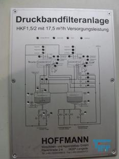 Schaltschrank:
Ein Schaltschrank beherbergt die elektrischen und elektronischen Komponenten einer verfahrenstechnischen Anlage, einer Werkzeugmaschine oder Fertigungseinrichtung, die sich nicht direkt in der Maschine (z. B. Sensoren) befinden.

Bei einem geschlossenen Schrank ist die zufllige und unbeabsichtigte Berhrung spannungsfhrender Bauteile ausgeschlossen.
Folgende Funktionen soll ein Leergehuse den elektrischen bzw. elektronischen Betriebsmitteln bieten:

    * Strukturierung des Aufbaus (z.B. in Hochleistungs- und Niederleistungsbereiche)
    * Schutz der integrierten Komponenten vor
          o Staub und Wasser (IP-Schutz) nach DIN EN 60529
          o Elektromagnetischer Beeinflussung (EMV)
          o Erdbeben (durch Schrnke mit zustzlichen Streben)
          o Vandalismus
    * Schutz der Auenwelt vor
          o Elektromagnetischer Emission
          o Gefhrlichen Strmen
          o Brandschutz (Speziallsung fr Entrauchungsanlagen)
Schaltschrnke werden - je nach Anwendung - aus Blech; Kunststoff (bspw. Outdoor-Anwendungen) oder Aluminium gefertigt. Standardfarbe bei lackierten Schaltschrnken ist zur Zeit RAL 7035, nachdem zuvor RAL 7032 eingesetzt wurde. Fr korrosive Umgebungsbedingungen werden auch Schrnke aus Edelstahl gefertigt, die in der Regel nicht lackiert werden. Aus sthetischen Grnden oder aus Schutzgrnden werden auch Edelstahl-Gehuse lackiert.

    * Stand-Schaltschrank: Einzel stehendes Gehuse mit Tr vorne. Eine Anreihung an weitere Schaltschrnke ist nicht mglich. Diese Bauart ist heute eher unblich.
    * Anreih-Schaltschrank: Einzelelemente haben keine Seitenwnde, so dass sich Kabel ber die Elemente hinweg intern verlegen lassen. An den Enden der zusammen geschraubten Schaltschrnke werden in der Regel Wnde angebracht. Bei modernen Anreihschaltschrnken lassen sich zur Kabelverlegung die vorderen Standpfosten herausnehmen.
    * Klemmenkasten
    * Wandschrank, wird an der Wand montiert und bentigt keinen Standfu.
Typisch fr Schaltschrnke sind folgende Gren

Standschaltschrank

    Hhe 1800, 2000, 2200 mm
    Tiefe 400, 500, 600, 800 mm
    Breite: 600, 800, 1000, 1200 mm

in den entsprechenden Kombinationen.

    * 800 x 600 mm x 300 Wandschrank
    * 1200 x 800 mm x 300 Wandschrank

Am Weitesten verbreitet sind Schaltschrnke mit Einschben von 19 Zoll Breite.
Quelle: www.wikipedia.org
Steuerungstechnik:
Steuerungstechnik ist die Technik von Einrichtungen, die nach einem vorgegebenen Plan technologische Prozesse beeinflussen. Wenn deren Zweck durch Steuerung selbstttig erfllt wird, handelt es sich um Automatisierung bzw. Selbststeuerung. Steuerung geht im Unterschied zur Regelung nicht auf Abweichungen der Steuergren ein (Offener Regelkreis). Es findet hchstens eine Messung der Strgren, fr eine Strgrenaufschaltung, statt.

Wenn zum Beispiel die Innentemperatur (Steuergre) eines Hauses geregelt werden soll, darf fr eine Steuerung nur die Auentemperatur (Strgre), jedoch nicht der Innentemperatur, gemessen werden.
Der generelle Zweck technologischer Prozesse ist das Umformen und Transportieren von Material, Energie und Information, wozu ber geeignete technische Einrichtungen Energie eingesetzt und gewandelt wird. Steuerungstechnische Einrichtungen, auch Steuerungen genannt, beeinflussen die eingesetzte Energie mit Hilfe von Informationen, die sie im Sinne des Prozessziels verarbeitet haben.

Beispiele fr gesteuerte technologische Prozesse:

    * Beim technologischen Prozess des maschinellen Wschewaschens werden prozesstechnische Einrichtungen wie Heizung, Wasserzufluss und Elektromotor von einer Steuerung durch Verarbeitung von Informationen beispielsweise ber Wasserstand, Zeit und Temperatur so in Gang gesetzt und angehalten, dass saubere vorgetrocknete Wsche entsteht.
    * Der technologische Prozess einer Ampelanlage fr Fugnger hat zum Ziel, ber farbiges Licht sich querenden Fugngern und Fahrzeugen Passageinformationen fr kollisionsfreien Verkehr zu geben. Die freie Passage fr Fugnger und die gesperrte fr Fahrzeuge ist die zeitlich befristete Ausnahme, die von Fugngern bedarfsweise bei der Steuerung angefordert wird.
    * Steuerung (Dampfmaschine), die Steuerung der Dampfzufuhr zu den Zylindern
    * Ventilsteuerung, ein Mechanismus zur Steuerung des Gaswechsels bei einem Viertakt-Hubkolbenmotor
    * Steuerung der Modelleisenbahn, verschiedene Aspekte beim Betrieb einer Modelleisenbahn
    * Lenkung, die Beeinflussung der Fahrtrichtung von Fahrzeugen aller Art
          o die Steuerung von Luftfahrzeugen; siehe dazu Flugzeug  Flugsteuerung
    * Steuerung in der Kybernetik: Vorgang in einem dynamischen System, bei dem eine oder mehrere Gren als Eingangsgren andere Gren als Ausgangsgren beeinflussen. Der Wirkungsweg einer Steuerung ist eine nicht geschlossene Steuerkette.
Sequenzielle Steuerungen(Logiksteuerung): Ablauf nach logischen Entscheidungen

    * z. B: wenn dieser Zustand auftritt, wird dieser Zustand ausgegeben

Zeitprogramm-Steuerung: Ablauf der Ereignisse in einem gewissen Zeitschema

    * z. B.: Verkehrsampel

Wegprogramm-Steuerung: Ablauf der Ereignisse nach einem gewissen Wegschema

    * z. B.: CNC-Frsen-/Drehprogramm

Proportionalsteuerung:

    Diese Steuerung bedeutet, dass der Eingang und Ausgang beliebig viele Zwischenwerte in einem bestimmten Bereich annehmen darf. Eingang und Ausgang mssen aber nicht zwingend mathematisch proportional sein. Jedenfalls gilt zu jedem Eingangswert gehrt genau ein zugehriger Ausgangswert.

    * z. B.: ein Ventil ffnet erst, wenn ein gewisser Druck anliegt, oder unterschritten wird
    * mechanische Steuerung: z. B. Lenkgetriebe, Zylinderschlssel
    * elektrische Steuerung: z. B. Kontakte + Relais
    * pneumatische/hydraulische Steuerungen
    * elektronische Steuerungen: z. B. Logikschaltung
    * Speicherprogrammierbare Steuerung (SPS): z. B. Microcontroller (letztere werden eher zur kontinuierlichen Regelung eingesetzt)
Aktoren, Sensoren und Informationswandel: Die Bindeglieder zwischen steuerungstechnischen und prozesstechnischen Einrichtungen sind Sensoren und Aktoren (auch Aktuatoren genannt). Sensoren wandeln Prozesszustnde in Informationen um und sind dadurch Informationsquellen. Dagegen sind Aktoren Informationssenken. Sie wandeln informationstragende Energie in Prozessenergie um. (In dieser Betrachtungsweise wird der Informationscharakter der eingesetzten Energie betont, um den Aktor als funktionales Gegenstck zum Sensor erscheinen zu lassen.)

Die von Sensoren abgegebenen Informationen werden so gewandelt, dass sie sich fr den jweiligen bertragungsabschnitt eignen und vom informationsverarbeitenden Gert (Steuergert) akzeptiert werden. Das gleiche gilt sinngem fr Informationen, die vom Steuergert ausgegeben und zu einem Aktor bertragen werden.

Prozesszustnde sind zweiwertig (binr), wenn sie sich durch eine Aussage, wie Gegenstand vorhanden/nicht vorhanden, angeben lassen. Dagegen sind sie kontinuierlich, wenn sie durch eine reelle Zahl abgebildet werden knnen, z. B. Temperatur = 65,5 C. Binre Prozesszustnde werden von Sensoren in binre Informationen verwandelt. Ein kontinuierlicher Prozesszustand wird vom Sensor in eine analoge Information umgesetzt. Wenn das Steuergert den Zahlenwert der analogen Information bentigt, ist eine Analog-Digitalwandlung erforderlich. Das umgekehrte gilt fr Aktoren.

Beispiele fr Aktoren und Sensoren:

    * Dem Aktor Elektromotor am Frderband einer Ladenkasse wird ein Signal zugefhrt, das so verstrkt ist, dass es den Motor treiben kann. (Das bedeutet: die Antriebsenergie trgt die Information, die das Steuergert ausgibt, whrend die mechanische Energie, die der Motor erzeugt, dem Prozesszweck dient und als Informationstrger keine Bedeutung hat. Das weist den Elektromotor als Informationssenke aus.) Damit das Steuergert entscheiden kann, ob der Elektromotor ein- oder auszuschalten ist, braucht es die Information eines Sensors ber die Anwesenheit von Waren im Griffbereich des Kassenpersonals, beispielsweise einer Lichtschranke.
    * Der Aktor Glhlampe einer Auenleuchte erhlt das Signal zum Leuchten in Form ausreichend starker elektrischer Energie. Es wird von der Steuerung aus den Informationen gewonnen und verstrkt, die ein Sensor fr die Tageslichtstrke und ein Sensor fr die Bewegung einer Wrmequelle liefern.
    * Das Steuergert eines Automotors beeinflusst kontinuierlich die Kraftstoffzufuhr und den Zndzeitpunkt ber analoge Aktoren. Es erhlt analoge Informationen ber Sensoren fr die Gaspedalstellung, die Motortemperatur und die Drehzahl, um den Motor unter verschiedensten ueren Umstnden optimal zu betreiben.
Abgrenzung zwischen Steuerung und Regelung: Steuerung ist von Regelung zu unterscheiden.

Eine Steuerung bercksichtigt nicht den Zustand der zu steuernden Gre. Eine Vernderung dieser Gre aufgrund einer Strung wird nicht bercksichtigt. Aufgrund der nicht vorhandenen Rckfhrung der IST-Gre wird in der Technik von einem offenen Regelkreis gesprochen

Beispiel:

    Ein Gleichstrommotor wird mit einem Vorwiderstand so eingestellt, dass er im Leerlauf 1000 U/min luft. Tritt eine Last auf, sinkt die Drehzahl. Der Elektromotor ist in diesem Fall gesteuert.

Wenn die Aufgabe besteht, einen bestimmten Wert einer physikalischen Gre wie Druck oder Temperatur herzustellen, wird jedoch in vielen Fllen ein Istwert entstehen, der vom Sollwert abweicht, weil Strungen einen Einfluss ausben.

Dazu erfolgt eine Regelung: Der IST-Wert (z. B. eine physikalische Gre) wird mit einem Sensor erfasst. Der Regler erkennt die Abweichung des Istwerts vom Sollwert und wirkt so auf einen Aktor ein, dass die Streinflsse ausgeglichen werden. Die Wirkung des Aktors ber die physikalische Gre und den Sensor auf das Regelgert ist eine Rckkopplung. Solche Anordnungen gehren zum technischen Wissensgebiet der Regelungstechnik. Das Kennzeichen geregelter Prozesse ist die geschlossene Wirkungskette, der geschlossene Regelkreis.

Beispiel:

    Der im Beispiel zur Steuerung verwendete Gleichstrommotor wird zustzlich mit einen Drehzahl-Sensor und einem Stromrichter ausgestattet, die bei Drehzahlabfall den in den Motor flieenden Strom erhhen und bei Drehzahlberschreitung reduzieren.

Damit der Istwert mit der geforderten Genauigkeit und Charakteristik dem Sollwert folgt, muss das Regelgert die angemessene Regelantwort geben, die mageblich auch von der Trgheit beeinflusst wird, mit der der Istwert auf den Aktor reagiert (Zeitverhalten der Regelstrecke). Manchmal gengt es, wenn grobe Istwertschwankungen im zeitlichen Mittel dem Sollwert entsprechen. In anderen Fllen ist hchste Regelgte gefordert.

Technisch verwandt sind Regelungen mit Steuerungen auch, weil sie wie diese mit Hilfe von Aktoren, Sensoren, Wandlern und informationsverarbeitenden Gerten auf technologische Prozesse einwirken. Auch sind Regelungen gertetechnisch oft in Steuerungen eingebettet. Der groe Unterschied besteht in der speziellen Aufgabenstellung, deren Lsung eine Rckkopplung verlangt, was zu einer vllig anderen Informationsverarbeitung fhrt.
In der deutschen Umgangssprache werden Regelung und Steuerung hufig nicht genau unterschieden. In der englischen Literatur wird sowohl fr Regelung als auch fr Steuerung das Wort control verwendet. Bei bersetzungen wird dieses Wort oft mit Steuerung bersetzt. Im Englischen wird die genaue Bedeutung jedoch nur dann ersichtlich, wenn ausdrcklich von einer open loop control oder closed loop control gesprochen wird, sonst ist die Kenntnis des Kontextes fr die richtige bersetzung als Steuerung oder Regelung erforderlich.

Diese Ungenauigkeit zieht sich auch in Fachsprachen, die dieser przisen Abgrenzung nicht bedrfen: In der Betriebswirtschaftslehre umfasst einerseits Manahmen zur Erreichung vorgegebener Ziele im Rahmen der Fhrung, Leistungswirtschaft, Verwaltung und im Controlling, z. B. als Vorsteuerung - nmlich vor dem Eintritt von Strungen, Steuerung im eigentlichen Sinne - und als Nachsteuerung (Regelung im technischen Sinne), z. B. nach Vergleich der Sollwerte mit den Istwerten, um aus den Ergebnissen neue Manahmen abzuleiten.
In steuerungstechnischen Einrichtungen werden Informationen bertragen und verarbeitet. berwiegend ist der Informationstrger elektrische Spannung, seltener hydraulischer oder pneumatischer Druck.

Die Information ber einen binren Prozesszustand kann wahr sein oder falsch. Eine wahre Information wird mit 1 und eine falsche mit 0 bezeichnet, z. B. Taste gedrckt = 0 bedeutet: Taste ist nicht gedrckt, die Information ist also falsch. Die beiden Wahrheitswerte 0 und 1 von binren Informationen werden durch definierte Zustnde eines Informationstrgers abgebildet, z. B. 0 entspricht 0 V, 1 entspricht 24 V. Ein Wahrheitswert wird vereinfacht auch als Zustand (des Informationstrgers) bezeichnet.

Analoge Informationen aus kontinuierlichen Prozesszustnden werden zur Regelung, zur Anzeige oder zur berprfung von Grenzwerten bentigt. Eine Grenzwertprfung von physikalischen Gren fhrt zu der binren Information: Grenzwert erreicht/nicht erreicht.
Steuerungen mit Computern: Computer sind universelle Gerte der Informationsverarbeitung, die sich hervorragend als Steuergert eignen. Man findet sie je nach Aufgabe als Controller, als speicherprogrammierbare Steuerung (SPS) oder als Industrie-PC (IPC). Whrend der SPS-Programmierer Logik- und Kontaktplne oder auch spezifische Anweisungen eingeben kann, werden Controller und IPC mit blichen Programmiersprachen programmiert. IPCs knnen mit geringstem Aufwand umfangreiche Zusatzfunktionen wie Visualisierungen, Protokollierungen und Statistiken bereitstellen.
Eine Heizungsanlage besteht aus je einem Heizkreis mit Umwlzpumpe fr Raumheizung und Warmwasserspeicher sowie einem Kessel mit lbrenner.

    Der Kessel hlt seine Isttemperatur auf der vom jeweiligen Heizkreis vorgegebenen Solltemperatur, indem der Brenner eingeschaltet wird, wenn die Isttemperatur die Solltemperatur unterschreitet. Ausgeschaltet wird der Brenner, wenn die Isttemperatur 5 C hher als der Sollwert ist (Zweipunkt-Regelung). Ein Heizkreis, der keine Temperatur bentigt, fordert vom Kessel 0 C.

    Unterhalb von 16 C Auentemperatur luft die Pumpe des Raumheizkreises und der Kessel muss im Mittel eine Temperatur liefern, die nach einer Heizkurve von der Auentemperatur abhngt. Die Pumpe schaltet ab, solange der Heizkreis fr Warmwasser vom Kessel eine Temperatur > 0 C fordert. Oberhalb von 17 C Auentemperatur ist die Pumpe ebenfalls abgeschaltet (Heizung aus).

    Der Betrieb des Heizkreises fr Warmwasser hat Prioritt. Er wird eingeleitet, wenn die Warmwasser-Isttemperatur die Solltemperatur unterschreitet, und beendet, wenn die Isttemperatur 5 C ber dem Sollwert liegt (Zweipunktregelung). Whrend der Warmwasserbereitung luft die Pumpe, und vom Kessel wird die maximal mgliche Temperatur gefordert.

    Die Problemstellung enthlt drei Funktionszyklen, die nahezu voneinander unabhngig sind. Jeder der Zyklen wird durch ein endloses Programm realisiert. Die drei Programme laufen parallel, was durch das Multitasking von Betriebssystemen und Programmiersprachen untersttzt wird. Untereinander kommunizieren sie ber die global sichtbaren Temperaturanforderungen T1 und T2 der beiden Heizkreise. 
Quelle: www.wikipedia.org