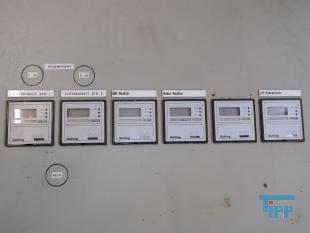 Schaltschrank:
Ein Schaltschrank beherbergt die elektrischen und elektronischen Komponenten einer verfahrenstechnischen Anlage, einer Werkzeugmaschine oder Fertigungseinrichtung, die sich nicht direkt in der Maschine (z. B. Sensoren) befinden.

Bei einem geschlossenen Schrank ist die zufllige und unbeabsichtigte Berhrung spannungsfhrender Bauteile ausgeschlossen.
Folgende Funktionen soll ein Leergehuse den elektrischen bzw. elektronischen Betriebsmitteln bieten:

    * Strukturierung des Aufbaus (z.B. in Hochleistungs- und Niederleistungsbereiche)
    * Schutz der integrierten Komponenten vor
          o Staub und Wasser (IP-Schutz) nach DIN EN 60529
          o Elektromagnetischer Beeinflussung (EMV)
          o Erdbeben (durch Schrnke mit zustzlichen Streben)
          o Vandalismus
    * Schutz der Auenwelt vor
          o Elektromagnetischer Emission
          o Gefhrlichen Strmen
          o Brandschutz (Speziallsung fr Entrauchungsanlagen)
Schaltschrnke werden - je nach Anwendung - aus Blech; Kunststoff (bspw. Outdoor-Anwendungen) oder Aluminium gefertigt. Standardfarbe bei lackierten Schaltschrnken ist zur Zeit RAL 7035, nachdem zuvor RAL 7032 eingesetzt wurde. Fr korrosive Umgebungsbedingungen werden auch Schrnke aus Edelstahl gefertigt, die in der Regel nicht lackiert werden. Aus sthetischen Grnden oder aus Schutzgrnden werden auch Edelstahl-Gehuse lackiert.

    * Stand-Schaltschrank: Einzel stehendes Gehuse mit Tr vorne. Eine Anreihung an weitere Schaltschrnke ist nicht mglich. Diese Bauart ist heute eher unblich.
    * Anreih-Schaltschrank: Einzelelemente haben keine Seitenwnde, so dass sich Kabel ber die Elemente hinweg intern verlegen lassen. An den Enden der zusammen geschraubten Schaltschrnke werden in der Regel Wnde angebracht. Bei modernen Anreihschaltschrnken lassen sich zur Kabelverlegung die vorderen Standpfosten herausnehmen.
    * Klemmenkasten
    * Wandschrank, wird an der Wand montiert und bentigt keinen Standfu.
Typisch fr Schaltschrnke sind folgende Gren

Standschaltschrank

    Hhe 1800, 2000, 2200 mm
    Tiefe 400, 500, 600, 800 mm
    Breite: 600, 800, 1000, 1200 mm

in den entsprechenden Kombinationen.

    * 800 x 600 mm x 300 Wandschrank
    * 1200 x 800 mm x 300 Wandschrank

Am Weitesten verbreitet sind Schaltschrnke mit Einschben von 19 Zoll Breite.
Quelle: www.wikipedia.org
Steuerungstechnik:
Steuerungstechnik ist die Technik von Einrichtungen, die nach einem vorgegebenen Plan technologische Prozesse beeinflussen. Wenn deren Zweck durch Steuerung selbstttig erfllt wird, handelt es sich um Automatisierung bzw. Selbststeuerung. Steuerung geht im Unterschied zur Regelung nicht auf Abweichungen der Steuergren ein (Offener Regelkreis). Es findet hchstens eine Messung der Strgren, fr eine Strgrenaufschaltung, statt.

Wenn zum Beispiel die Innentemperatur (Steuergre) eines Hauses geregelt werden soll, darf fr eine Steuerung nur die Auentemperatur (Strgre), jedoch nicht der Innentemperatur, gemessen werden.
Der generelle Zweck technologischer Prozesse ist das Umformen und Transportieren von Material, Energie und Information, wozu ber geeignete technische Einrichtungen Energie eingesetzt und gewandelt wird. Steuerungstechnische Einrichtungen, auch Steuerungen genannt, beeinflussen die eingesetzte Energie mit Hilfe von Informationen, die sie im Sinne des Prozessziels verarbeitet haben.

Beispiele fr gesteuerte technologische Prozesse:

    * Beim technologischen Prozess des maschinellen Wschewaschens werden prozesstechnische Einrichtungen wie Heizung, Wasserzufluss und Elektromotor von einer Steuerung durch Verarbeitung von Informationen beispielsweise ber Wasserstand, Zeit und Temperatur so in Gang gesetzt und angehalten, dass saubere vorgetrocknete Wsche entsteht.
    * Der technologische Prozess einer Ampelanlage fr Fugnger hat zum Ziel, ber farbiges Licht sich querenden Fugngern und Fahrzeugen Passageinformationen fr kollisionsfreien Verkehr zu geben. Die freie Passage fr Fugnger und die gesperrte fr Fahrzeuge ist die zeitlich befristete Ausnahme, die von Fugngern bedarfsweise bei der Steuerung angefordert wird.
    * Steuerung (Dampfmaschine), die Steuerung der Dampfzufuhr zu den Zylindern
    * Ventilsteuerung, ein Mechanismus zur Steuerung des Gaswechsels bei einem Viertakt-Hubkolbenmotor
    * Steuerung der Modelleisenbahn, verschiedene Aspekte beim Betrieb einer Modelleisenbahn
    * Lenkung, die Beeinflussung der Fahrtrichtung von Fahrzeugen aller Art
          o die Steuerung von Luftfahrzeugen; siehe dazu Flugzeug  Flugsteuerung
    * Steuerung in der Kybernetik: Vorgang in einem dynamischen System, bei dem eine oder mehrere Gren als Eingangsgren andere Gren als Ausgangsgren beeinflussen. Der Wirkungsweg einer Steuerung ist eine nicht geschlossene Steuerkette.
Sequenzielle Steuerungen(Logiksteuerung): Ablauf nach logischen Entscheidungen

    * z. B: wenn dieser Zustand auftritt, wird dieser Zustand ausgegeben

Zeitprogramm-Steuerung: Ablauf der Ereignisse in einem gewissen Zeitschema

    * z. B.: Verkehrsampel

Wegprogramm-Steuerung: Ablauf der Ereignisse nach einem gewissen Wegschema

    * z. B.: CNC-Frsen-/Drehprogramm

Proportionalsteuerung:

    Diese Steuerung bedeutet, dass der Eingang und Ausgang beliebig viele Zwischenwerte in einem bestimmten Bereich annehmen darf. Eingang und Ausgang mssen aber nicht zwingend mathematisch proportional sein. Jedenfalls gilt zu jedem Eingangswert gehrt genau ein zugehriger Ausgangswert.

    * z. B.: ein Ventil ffnet erst, wenn ein gewisser Druck anliegt, oder unterschritten wird
    * mechanische Steuerung: z. B. Lenkgetriebe, Zylinderschlssel
    * elektrische Steuerung: z. B. Kontakte + Relais
    * pneumatische/hydraulische Steuerungen
    * elektronische Steuerungen: z. B. Logikschaltung
    * Speicherprogrammierbare Steuerung (SPS): z. B. Microcontroller (letztere werden eher zur kontinuierlichen Regelung eingesetzt)
Aktoren, Sensoren und Informationswandel: Die Bindeglieder zwischen steuerungstechnischen und prozesstechnischen Einrichtungen sind Sensoren und Aktoren (auch Aktuatoren genannt). Sensoren wandeln Prozesszustnde in Informationen um und sind dadurch Informationsquellen. Dagegen sind Aktoren Informationssenken. Sie wandeln informationstragende Energie in Prozessenergie um. (In dieser Betrachtungsweise wird der Informationscharakter der eingesetzten Energie betont, um den Aktor als funktionales Gegenstck zum Sensor erscheinen zu lassen.)

Die von Sensoren abgegebenen Informationen werden so gewandelt, dass sie sich fr den jweiligen bertragungsabschnitt eignen und vom informationsverarbeitenden Gert (Steuergert) akzeptiert werden. Das gleiche gilt sinngem fr Informationen, die vom Steuergert ausgegeben und zu einem Aktor bertragen werden.

Prozesszustnde sind zweiwertig (binr), wenn sie sich durch eine Aussage, wie Gegenstand vorhanden/nicht vorhanden, angeben lassen. Dagegen sind sie kontinuierlich, wenn sie durch eine reelle Zahl abgebildet werden knnen, z. B. Temperatur = 65,5 C. Binre Prozesszustnde werden von Sensoren in binre Informationen verwandelt. Ein kontinuierlicher Prozesszustand wird vom Sensor in eine analoge Information umgesetzt. Wenn das Steuergert den Zahlenwert der analogen Information bentigt, ist eine Analog-Digitalwandlung erforderlich. Das umgekehrte gilt fr Aktoren.

Beispiele fr Aktoren und Sensoren:

    * Dem Aktor Elektromotor am Frderband einer Ladenkasse wird ein Signal zugefhrt, das so verstrkt ist, dass es den Motor treiben kann. (Das bedeutet: die Antriebsenergie trgt die Information, die das Steuergert ausgibt, whrend die mechanische Energie, die der Motor erzeugt, dem Prozesszweck dient und als Informationstrger keine Bedeutung hat. Das weist den Elektromotor als Informationssenke aus.) Damit das Steuergert entscheiden kann, ob der Elektromotor ein- oder auszuschalten ist, braucht es die Information eines Sensors ber die Anwesenheit von Waren im Griffbereich des Kassenpersonals, beispielsweise einer Lichtschranke.
    * Der Aktor Glhlampe einer Auenleuchte erhlt das Signal zum Leuchten in Form ausreichend starker elektrischer Energie. Es wird von der Steuerung aus den Informationen gewonnen und verstrkt, die ein Sensor fr die Tageslichtstrke und ein Sensor fr die Bewegung einer Wrmequelle liefern.
    * Das Steuergert eines Automotors beeinflusst kontinuierlich die Kraftstoffzufuhr und den Zndzeitpunkt ber analoge Aktoren. Es erhlt analoge Informationen ber Sensoren fr die Gaspedalstellung, die Motortemperatur und die Drehzahl, um den Motor unter verschiedensten ueren Umstnden optimal zu betreiben.
Abgrenzung zwischen Steuerung und Regelung: Steuerung ist von Regelung zu unterscheiden.

Eine Steuerung bercksichtigt nicht den Zustand der zu steuernden Gre. Eine Vernderung dieser Gre aufgrund einer Strung wird nicht bercksichtigt. Aufgrund der nicht vorhandenen Rckfhrung der IST-Gre wird in der Technik von einem offenen Regelkreis gesprochen

Beispiel:

    Ein Gleichstrommotor wird mit einem Vorwiderstand so eingestellt, dass er im Leerlauf 1000 U/min luft. Tritt eine Last auf, sinkt die Drehzahl. Der Elektromotor ist in diesem Fall gesteuert.

Wenn die Aufgabe besteht, einen bestimmten Wert einer physikalischen Gre wie Druck oder Temperatur herzustellen, wird jedoch in vielen Fllen ein Istwert entstehen, der vom Sollwert abweicht, weil Strungen einen Einfluss ausben.

Dazu erfolgt eine Regelung: Der IST-Wert (z. B. eine physikalische Gre) wird mit einem Sensor erfasst. Der Regler erkennt die Abweichung des Istwerts vom Sollwert und wirkt so auf einen Aktor ein, dass die Streinflsse ausgeglichen werden. Die Wirkung des Aktors ber die physikalische Gre und den Sensor auf das Regelgert ist eine Rckkopplung. Solche Anordnungen gehren zum technischen Wissensgebiet der Regelungstechnik. Das Kennzeichen geregelter Prozesse ist die geschlossene Wirkungskette, der geschlossene Regelkreis.

Beispiel:

    Der im Beispiel zur Steuerung verwendete Gleichstrommotor wird zustzlich mit einen Drehzahl-Sensor und einem Stromrichter ausgestattet, die bei Drehzahlabfall den in den Motor flieenden Strom erhhen und bei Drehzahlberschreitung reduzieren.

Damit der Istwert mit der geforderten Genauigkeit und Charakteristik dem Sollwert folgt, muss das Regelgert die angemessene Regelantwort geben, die mageblich auch von der Trgheit beeinflusst wird, mit der der Istwert auf den Aktor reagiert (Zeitverhalten der Regelstrecke). Manchmal gengt es, wenn grobe Istwertschwankungen im zeitlichen Mittel dem Sollwert entsprechen. In anderen Fllen ist hchste Regelgte gefordert.

Technisch verwandt sind Regelungen mit Steuerungen auch, weil sie wie diese mit Hilfe von Aktoren, Sensoren, Wandlern und informationsverarbeitenden Gerten auf technologische Prozesse einwirken. Auch sind Regelungen gertetechnisch oft in Steuerungen eingebettet. Der groe Unterschied besteht in der speziellen Aufgabenstellung, deren Lsung eine Rckkopplung verlangt, was zu einer vllig anderen Informationsverarbeitung fhrt.
In der deutschen Umgangssprache werden Regelung und Steuerung hufig nicht genau unterschieden. In der englischen Literatur wird sowohl fr Regelung als auch fr Steuerung das Wort control verwendet. Bei bersetzungen wird dieses Wort oft mit Steuerung bersetzt. Im Englischen wird die genaue Bedeutung jedoch nur dann ersichtlich, wenn ausdrcklich von einer open loop control oder closed loop control gesprochen wird, sonst ist die Kenntnis des Kontextes fr die richtige bersetzung als Steuerung oder Regelung erforderlich.

Diese Ungenauigkeit zieht sich auch in Fachsprachen, die dieser przisen Abgrenzung nicht bedrfen: In der Betriebswirtschaftslehre umfasst einerseits Manahmen zur Erreichung vorgegebener Ziele im Rahmen der Fhrung, Leistungswirtschaft, Verwaltung und im Controlling, z. B. als Vorsteuerung - nmlich vor dem Eintritt von Strungen, Steuerung im eigentlichen Sinne - und als Nachsteuerung (Regelung im technischen Sinne), z. B. nach Vergleich der Sollwerte mit den Istwerten, um aus den Ergebnissen neue Manahmen abzuleiten.
In steuerungstechnischen Einrichtungen werden Informationen bertragen und verarbeitet. berwiegend ist der Informationstrger elektrische Spannung, seltener hydraulischer oder pneumatischer Druck.

Die Information ber einen binren Prozesszustand kann wahr sein oder falsch. Eine wahre Information wird mit 1 und eine falsche mit 0 bezeichnet, z. B. Taste gedrckt = 0 bedeutet: Taste ist nicht gedrckt, die Information ist also falsch. Die beiden Wahrheitswerte 0 und 1 von binren Informationen werden durch definierte Zustnde eines Informationstrgers abgebildet, z. B. 0 entspricht 0 V, 1 entspricht 24 V. Ein Wahrheitswert wird vereinfacht auch als Zustand (des Informationstrgers) bezeichnet.

Analoge Informationen aus kontinuierlichen Prozesszustnden werden zur Regelung, zur Anzeige oder zur berprfung von Grenzwerten bentigt. Eine Grenzwertprfung von physikalischen Gren fhrt zu der binren Information: Grenzwert erreicht/nicht erreicht.
Steuerungen mit Computern: Computer sind universelle Gerte der Informationsverarbeitung, die sich hervorragend als Steuergert eignen. Man findet sie je nach Aufgabe als Controller, als speicherprogrammierbare Steuerung (SPS) oder als Industrie-PC (IPC). Whrend der SPS-Programmierer Logik- und Kontaktplne oder auch spezifische Anweisungen eingeben kann, werden Controller und IPC mit blichen Programmiersprachen programmiert. IPCs knnen mit geringstem Aufwand umfangreiche Zusatzfunktionen wie Visualisierungen, Protokollierungen und Statistiken bereitstellen.
Eine Heizungsanlage besteht aus je einem Heizkreis mit Umwlzpumpe fr Raumheizung und Warmwasserspeicher sowie einem Kessel mit lbrenner.

    Der Kessel hlt seine Isttemperatur auf der vom jeweiligen Heizkreis vorgegebenen Solltemperatur, indem der Brenner eingeschaltet wird, wenn die Isttemperatur die Solltemperatur unterschreitet. Ausgeschaltet wird der Brenner, wenn die Isttemperatur 5 C hher als der Sollwert ist (Zweipunkt-Regelung). Ein Heizkreis, der keine Temperatur bentigt, fordert vom Kessel 0 C.

    Unterhalb von 16 C Auentemperatur luft die Pumpe des Raumheizkreises und der Kessel muss im Mittel eine Temperatur liefern, die nach einer Heizkurve von der Auentemperatur abhngt. Die Pumpe schaltet ab, solange der Heizkreis fr Warmwasser vom Kessel eine Temperatur > 0 C fordert. Oberhalb von 17 C Auentemperatur ist die Pumpe ebenfalls abgeschaltet (Heizung aus).

    Der Betrieb des Heizkreises fr Warmwasser hat Prioritt. Er wird eingeleitet, wenn die Warmwasser-Isttemperatur die Solltemperatur unterschreitet, und beendet, wenn die Isttemperatur 5 C ber dem Sollwert liegt (Zweipunktregelung). Whrend der Warmwasserbereitung luft die Pumpe, und vom Kessel wird die maximal mgliche Temperatur gefordert.

    Die Problemstellung enthlt drei Funktionszyklen, die nahezu voneinander unabhngig sind. Jeder der Zyklen wird durch ein endloses Programm realisiert. Die drei Programme laufen parallel, was durch das Multitasking von Betriebssystemen und Programmiersprachen untersttzt wird. Untereinander kommunizieren sie ber die global sichtbaren Temperaturanforderungen T1 und T2 der beiden Heizkreise. 
Quelle: www.wikipedia.org