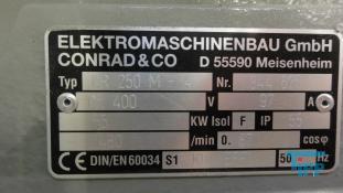 Geblse:
Hufige Bezeichnung fr Ventilator.
Fr die Versorgung der feinblasigen Druckbelftung in den Belebungsbecken einer Klranlage finden insbesondere Drehkolbengeblse Anwendung. Die von den Geblsen erzeugte Luftmenge kann hufig stufenlos eingestellt werden. Die Geblse sind stellen die grten Stromverbraucher auf einer Klranlage dar.
Quelle: www.wasser-wissen.de
Ventilator:
Als Ventilator (von ventulus, lat. fr schwacher Wind, Lftchen) wird ein elektrisches Gert bezeichnet, das dazu verwendet wird, die es umgebende Luft in Bewegung zu versetzen, ohne jedoch dabei zum Antrieb eines Gegenstandes (z. B. einem Flugzeug) zu dienen (die manuelle Version nennt man Fcher). Sie werden daher hufig auch als Lfter bezeichnet. Ist ein umgebendes, festes Gehuse vorhanden, so wird die Luft an einer Seite angesaugt und an der anderen ausgestoen. Bei leistungsstarken Ventilatoren ist die Bezeichnung Geblse gebruchlich.
Axialventilator: Axialventilatoren sind die gebruchlichste Bauform. Die Drehachse des Axiallaufrades verluft parallel bzw. axial zum Luftstrom. Die Luft wird durch das Axiallaufrad, hnlich wie bei einem Flugzeug- oder Schiffspropeller, bewegt. Die Vorteile von Axialventilatoren sind die, im Verhltnis zum hohen gefrderten Luftdurchsatz, geringen Abmessungen. Der Nachteil ist die geringere Druckerhhung im Verhltnis zum Radialventilator. Die Ausfhrung ohne Gehuse ist bei Tisch- und Deckenventilatoren (Lftern) blich. Axialventilatoren mit Gehuse und innen liegenden Antriebsmotor haben den Nachteil des Nabentotwassers hinter der Laufradnabe, den man jedoch durch geeignete Einbauten (Innendiffusor) weitgehend vermeiden kann. Da die Luft durch die Rotation hinter dem Axiallaufrad in Wirbeln austritt, wird durch feststehende Einbauten (Nachleitrad) eine Druckerhhung erreicht. Um die Druck-Austrittsverluste aus dem Axialventilator zu minimieren werden bei greren Ventilatoren Auendiffusoren eingesetzt.

Eine abgewandelte Ausfhrung des Axialventilators ist der sog. Diagonalventilator, bei dem das Gehuse und die Lfterschaufeln konisch geformt sind (der Radius wird zur Druckseite hin grer) und damit die Luft nicht axial, sondern diagonal austritt. Diagonalventilatoren haben bei gleicher Leistung und Gre einen greren Luftdurchsatz und bauen einen hheren Druck auf. Deshalb knnen sie z. B. bei gleichem Effekt bei geringerer Drehzahl betrieben werden und sind somit leiser.

Beide Ausfhrungen haben ein so genanntes Nabentotwasser (auch: Dead Spot), der sich hinter dem in der Mitte des Gerts angeordneten Motor befindet: Dort findet kaum eine Luftbewegung statt. Deshalb wurden auch schon Axialventilatoren entwickelt, die den Motor in einem umgebenden Gehuse enthalten und bei denen sich nur noch das Lager in der Mitte befindet. Diese Ausfhrung ist jedoch aufgrund der ungewhnlichen Bauform des Motors eher selten und auch teurer als vergleichbare Axialventilatoren. Aufwendig ist auch das Auswuchten wegen der groen, auen liegenden umlaufenden Masse des Antriebs. Besonders kompakte Ventilatoren werden in blicherweise nach dem Auenluferprinzip aufgebaut.
Radialventilator oder Zentrifugalventilator: Radialventilatoren werden berall dort verwendet, wo es auf grere Druckerhhung bei gleicher Luftmenge als bei den Axialventilatoren ankommt. Die Luft wird parallel bzw. axial zur Antriebsachse des Radialventilators angesaugt und durch die Rotation des Radiallaufrades um 90 umgelenkt und radial ausgeblasen. Es gibt einseitig und beidseitig ansaugende Radialventilatoren mit und ohne Gehuse. Bei der Ausfhrung mit spiralfrmigem Gehuse wird die Luft ber eine Austrittsflche des Gehuses ausgeblasen. Um die Druckverluste durch die hohe Austrittsgeschwindigkeit aus dem Radialventilator zu minimieren, muss auf geeignete weiterfhrende Kanalgestaltung geachtet werden (ggf. Einsetzen eines Diffusors). Bei der Ausfhrung ohne spiralfrmiges Gehuse wird die Luft radial aus dem Radiallaufrad ausgeblasen und durch eine geeignete Gehuseausfhrung wie z.B. bei Dachventilatoren ins Freie geblasen.
Tangential- oder Querstromventilatoren: Sie sehen auf den ersten Blick aus wie in die Lnge gezogene Radialventilatoren, das Funktionsprinzip ist jedoch grundlegend anders. Bei den Tangentialventilatoren wird die Luft zweimal (einmal von auen nach innen und einmal andersherum) durch das Lfterrad, welches hnlich dem des Radialventilators aufgebaut, jedoch meist lnger ist, bewegt. Die Luft wird also einmal groflchig (etwa die halbe Oberflche des Lfterrades) tangential zur Drehachse durch das Lfterrad angesaugt, um 90 umgelenkt, in dessen Inneren wieder tangential zur Drehachse aufgenommen, wieder umgelenkt und in das Gehuse gefhrt, wovon die Luft in der Regel durch einen schmalen, der Lnge des Lfterrades entsprechenden Spalt abgegeben wird. Der Antrieb befindet sich grundstzlich auerhalb des Luftstroms. Tangentialventilatoren knnen groe Luftmengen gleichmig ber eine breite Austrittsflche abgeben und sind daher gut zur Mantelkhlung von z. B. in modernen Elektroherden oder Tageslichtprojektoren geeignet. Sie finden des Weiteren auch in Klimagerten und in den flachen Heizlftern Einsatz. Tangentialventilatoren knnen bei sehr groem Luftdurchsatz extrem leise konstruiert werden, da sie schon bei geringen Drehzahlen hohe Druckwerte liefern.
Quelle: www.wikipedia.org