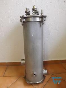 Filter:
Der Filter (fachsprachlich auch das Filter) hlt, wie ein Sieb, Feststoffe aus einem Gas- oder Flssigkeitsstrom zurck. Die feststofffreie Phase wird Filtrat genannt, der am Filter zurckbleibende Feststoff heit Filterkuchen. Die Trennkraft einer Filtration ist eine Druckdifferenz des Transportmediums vor- und nach dem Filter. Das Medium wird entweder durch den Filter gesogen (Beispiel Zigarettenfilter, Nutsche), oder durch berdruck durch den Filter gepresst.
Filterkerzen :
Die Vorteile geschlossener Kerzenfilter sind ein geschlossenes Filtersystem ohne jegliche Tropfverluste und eine gute Regenerierbarkeit. Ein Nachteil besteht in der teilweise deutlich hheren Anforderung an die Vorbereitung und Vorklrung der Produkte, um vorzeitige, teure Verlegungen der Kerzen zu vermeiden.

Die Kombination eines Schichtenfilters mit einem Membranendfilter vor der Abfllung ist eine zuverlssige Variante der Vorklrung, besonders wenn schwer zu filtrierende Produkte vorliegen. Ein Servicefilter fr die Versorgungsmedien Kaltwasser und Heiwasser, Dampf und Lauge vermeidet Sekundrprobleme durch partikulr verunreinigte Regenerations- und Sterilisationsmedien und gewhrleistet eine bestmgliche Regeneration.

Als Kerzenvorfilter sind zwei Typen hinsichtlich wirksamem Schutzes des nachgeschalteten Membranfilters optimiert worden.

    * eine plissierte Konfiguration, bestehend aus Glasfaser-Vorfiltervlies und einer 1,2-m- oder 0,8-m-Membran
    * gewickelte, asymmetrische Polypropylen-Matrix mit einer validierten Abscheiderate von 1 m oder 0,5 m (-Wert 5 000).

Ein weiterer Typ, bestehend aus aufeinander abgestimmten, plissierten Lagen aus Polypropylenvliesen, ist gekennzeichnet durch mechanische und chemische Stabilitt sowie eine exzellente Regenerierbarkeit. Er wird auch als validierte 1-m-Vorfilterkerze fr Weine aus sdlichen Anbaugebieten mit niedriger kolloidaler Belastung eingesetzt. Fr diese Kerze, gibt es inzwischen eine Vielzahl von Einsatzgebieten:

    * Weinvorfilterkerze (1 m)
    * Trapfilterkerze fr Bier
    * Partikelfilter nach einem Anschwemmfilter (20 m)
    * Endfilterkerze fr Destillate und Likre (2, 5 oder 10 m)
    * Partikelfilter fr Fruchtsfte und Fruchtsaftgetrnke vor dem Fller (20 oder 30 m)
    * Vorfilterkerze fr Mineral- und Tafelwsser
Quelle: www.wikipedia.org
Kiesfilter:
Ein Kiesfilter dient zur Entfernung von ungelsten Feststoffen aus Wasser oder Prozessflssigkeiten. Er besteht aus einem mit Kies gefllten Behlter. Das Wasser wird von oben durch diesen Behlter gepresst, dabei bleiben Schmutzpartikel im Kies stecken.

Um die Funktionsfhigkeit zu bewahren muss ein Kiesfilter regelmig gereinigt werden. Dazu wird sauberes Wasser und Druckluft von unten nach oben durch den Kiesfilter gesplt (Filterrcksplung). Kiesfilter finden ihre Anwendung unter anderem in der Wasseraufbereitung und in der Abwasseraufbereitung.
Quelle: www.wikipedia.org