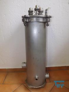 Filter:
Der Filter (fachsprachlich auch das Filter) hlt, wie ein Sieb, Feststoffe aus einem Gas- oder Flssigkeitsstrom zurck. Die feststofffreie Phase wird Filtrat genannt, der am Filter zurckbleibende Feststoff heit Filterkuchen. Die Trennkraft einer Filtration ist eine Druckdifferenz des Transportmediums vor- und nach dem Filter. Das Medium wird entweder durch den Filter gesogen (Beispiel Zigarettenfilter, Nutsche), oder durch berdruck durch den Filter gepresst.
Filterkerzen :
Die Vorteile geschlossener Kerzenfilter sind ein geschlossenes Filtersystem ohne jegliche Tropfverluste und eine gute Regenerierbarkeit. Ein Nachteil besteht in der teilweise deutlich hheren Anforderung an die Vorbereitung und Vorklrung der Produkte, um vorzeitige, teure Verlegungen der Kerzen zu vermeiden.

Die Kombination eines Schichtenfilters mit einem Membranendfilter vor der Abfllung ist eine zuverlssige Variante der Vorklrung, besonders wenn schwer zu filtrierende Produkte vorliegen. Ein Servicefilter fr die Versorgungsmedien Kaltwasser und Heiwasser, Dampf und Lauge vermeidet Sekundrprobleme durch partikulr verunreinigte Regenerations- und Sterilisationsmedien und gewhrleistet eine bestmgliche Regeneration.

Als Kerzenvorfilter sind zwei Typen hinsichtlich wirksamem Schutzes des nachgeschalteten Membranfilters optimiert worden.

    * eine plissierte Konfiguration, bestehend aus Glasfaser-Vorfiltervlies und einer 1,2-m- oder 0,8-m-Membran
    * gewickelte, asymmetrische Polypropylen-Matrix mit einer validierten Abscheiderate von 1 m oder 0,5 m (-Wert 5 000).

Ein weiterer Typ, bestehend aus aufeinander abgestimmten, plissierten Lagen aus Polypropylenvliesen, ist gekennzeichnet durch mechanische und chemische Stabilitt sowie eine exzellente Regenerierbarkeit. Er wird auch als validierte 1-m-Vorfilterkerze fr Weine aus sdlichen Anbaugebieten mit niedriger kolloidaler Belastung eingesetzt. Fr diese Kerze, gibt es inzwischen eine Vielzahl von Einsatzgebieten:

    * Weinvorfilterkerze (1 m)
    * Trapfilterkerze fr Bier
    * Partikelfilter nach einem Anschwemmfilter (20 m)
    * Endfilterkerze fr Destillate und Likre (2, 5 oder 10 m)
    * Partikelfilter fr Fruchtsfte und Fruchtsaftgetrnke vor dem Fller (20 oder 30 m)
    * Vorfilterkerze fr Mineral- und Tafelwsser
Quelle: www.wikipedia.org
Kiesfilter:
Ein Kiesfilter dient zur Entfernung von ungelsten Feststoffen aus Wasser oder Prozessflssigkeiten. Er besteht aus einem mit Kies gefllten Behlter. Das Wasser wird von oben durch diesen Behlter gepresst, dabei bleiben Schmutzpartikel im Kies stecken.

Um die Funktionsfhigkeit zu bewahren muss ein Kiesfilter regelmig gereinigt werden. Dazu wird sauberes Wasser und Druckluft von unten nach oben durch den Kiesfilter gesplt (Filterrcksplung). Kiesfilter finden ihre Anwendung unter anderem in der Wasseraufbereitung und in der Abwasseraufbereitung.
Quelle: www.wikipedia.org