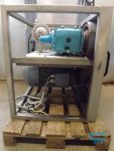 Kreiselpumpe:
Eine Kreiselpumpe ist eine Strmungsmaschine zur Energieerhhung mittels eines rotierenden Laufrads. Sie dient der Frderung von Flssigkeiten (im Folgenden: Wasser genannt), meist durch eine Rohrleitung. Wasser, das in die Pumpe eintritt, wird vom rotierenden Pumpenrad mitgerissen und zunchst auf eine Kreisbahn gezwungen. Auf dieser Bahn strmt das durch Impulsbertragung beschleunigte Fluid radial nach auen, wo es durch den Ablauf abfliet. Durch Erweiterung des Rohrquerschnitts kann die erhhte Geschwindigkeit (v) proportional in Druck (p) umgewandelt werden (p1*v1=p2*v2) (Bernoulli). Diese Arbeitsweise nennt man hydrodynamisches Frderprinzip.

Diese Arbeitsweise lsst sich kurz verdeutlichen: Rhrt man mit einem Lffel in einem mit Wasser gefllten Glas, so sinkt der Druck im Zentrum und die Flssigkeit steigt am Rand des Glases durch den dort herrschenden hheren Druck nach oben. Je schneller man rhrt, desto hher steigt die Flssigkeit. hnlich diesem Prinzip erreicht man bei einer Kreiselpumpe durch eine hhere Drehzahl oder einem greren Laufraddurchmesser eine grere Frderhhe.

Die zu frdernde Flssigkeit kann bei den Kreiselpumpen entweder hauptschlich quer zur Achse des Antriebs bewegt werden (radiale Strmung) oder in Richtung der Achse (axiale Strmung, beispielsweise bei den Propellerpumpen). Bei entsprechender Gestaltung von Laufrad und Gehuse knnen auch mit Feststoffen vermischte Flssigkeiten (z.B. Abwasser) gefrdert werden. Eine Mazahl der zulssigen Feststoffgre ist der so genannte Kugeldurchgang, angegeben als maximaler Durchmesser der Kugel, die die Pumpe passieren knnte.

Die Kennlinie einer Kreiselpumpe beschreibt den Zusammenhang zwischen Druckerhhung und Frdermenge. Der grte Druck wird normalerweise bei Menge Null erzeugt. Praktisch bedeutet das einen verschlossenen Ablauf. Kombiniert mit der Kennlinie des angeschlossenen Rohrnetzes ergibt sich der Arbeitspunkt als Schnittpunkt von Pumpen- und Rohrnetzkennlinie. Durch Hintereinanderschaltung mehrerer Kreiselpumpen erhht sich der Frderduck, durch Parallelschaltung die erzielbare Frdermenge. Drehzahlnderungen der Pumpen verndern sowohl die Frdermenge als auch den Druck und damit die Leistungsaufnahme (effizienteste Regelungsart).

Standard-Kreiselpumpen sind normalsaugend, d.h. Pumpe und Saugleitung mssen stets mit Medium gefllt sein. Gert whrend des Betriebs mehr Luft als die kritische Menge (Radialkreiselpumpe 8-10 Vol. %) in die Saugleitung, bricht die Frderung in der Regel zusammen. Es gibt besondere Konstruktionen wie Zellensplpumpen oder Jetpumpen, die, wenn sie gefllt sind, die Saugleitung selbstndig entlften knnen. Eine besondere Kreiselpumpe ist die Seitenkanalpumpe, eine selbstansaugende Kreiselpumpe, die bis zu 100 Vol% Gasanteil frdern kann, solange ein Rest Fluid in der Maschine verbleibt, der einen Flssigkeitsring bildet. Die Fachgemeinschaft Pumpen und Verdichter im VDMA verzeichnet ber 400 verschiedene Pumpenkonstruktionen. Die meisten Pumpen sind Kreiselpumpen.

Die Einteilung der Kreiselpumpen erfolgt nach der Form der Laufrder, Stufenzahl, Gehuseaufbau, Antrieb oder auch Frdermedium. So werden bei der Laufradform z.B. das Radialrad, Radialrad mit axial vorgezogenen Schaufeln, Halbaxialrad, Halbaxialrad mit einstellbaren Schaufeln, Axialrad oder Sonderformen unterschieden. Die Radialrder werden zustzlich nach offenen und geschlossenen Laufrdern unterteilt. Bei einem geschlossenen Laufrad wird die Laufradschaufel auf beiden Seiten mit je einer Scheibe verbunden. Dies erhht den hydraulischen Wirkungsgrad und stabilisiert das Rad. Aufgrund dieser Vorteile ist es das meist eingesetzte Laufrad. Allerdings knnen Luftblasen nur schlecht mitgefrdert werden. Diese sammeln sich durch die Fliehkrfte im Zentrum und verstopfen das Laufrad.

Als Antrieb der Kreiselpumpen wird meist ein Elektromotor verwendet. Je nach Einsatzort und Leistungsbereich werden Synchromotoren (bis ca. 10 MW), Drehstrommotoren (bis ca. 12 MW) oder Einphasen-Wechselstrommotoren (bis ca. 1 kW) eingesetzt.
Wegen ihrer einfachen und robusten Bauart sind Kreiselpumpen weit verbreitet. Meistens finden sich Ausfhrungen als ein- oder mehrstufige Pumpen zur Trockenaufstellung oder als Tauchmotorpumpe, entweder fr den mobilen oder stationren Einsatz. Verwendung finden Kreiselpumpen im Anlagen- und Maschinenbau, zur Wasserversorgung in Wasserwerken und Bewsserungssystemen, zur Entwsserung von Bergwerken und Gruben oder als Umwlzpumpen in Heiz- und Khlsystemen. Typische Anwendungen sind Entleerung von Kellern und Garagen bei berflutung, Bewsserung von Feldern in der Landwirtschaft, Fllen und Leeren von Tanks oder Vorratsbehltern sowie Abpumpen von Schmutzwasser.
Quelle: www.wikipedia.org
