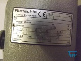 Geblse:
Hufige Bezeichnung fr Ventilator.
Fr die Versorgung der feinblasigen Druckbelftung in den Belebungsbecken einer Klranlage finden insbesondere Drehkolbengeblse Anwendung. Die von den Geblsen erzeugte Luftmenge kann hufig stufenlos eingestellt werden. Die Geblse sind stellen die grten Stromverbraucher auf einer Klranlage dar.
Quelle: www.wasser-wissen.de
Ventilator:
Als Ventilator (von ventulus, lat. fr schwacher Wind, Lftchen) wird ein elektrisches Gert bezeichnet, das dazu verwendet wird, die es umgebende Luft in Bewegung zu versetzen, ohne jedoch dabei zum Antrieb eines Gegenstandes (z. B. einem Flugzeug) zu dienen (die manuelle Version nennt man Fcher). Sie werden daher hufig auch als Lfter bezeichnet. Ist ein umgebendes, festes Gehuse vorhanden, so wird die Luft an einer Seite angesaugt und an der anderen ausgestoen. Bei leistungsstarken Ventilatoren ist die Bezeichnung Geblse gebruchlich.
Axialventilator: Axialventilatoren sind die gebruchlichste Bauform. Die Drehachse des Axiallaufrades verluft parallel bzw. axial zum Luftstrom. Die Luft wird durch das Axiallaufrad, hnlich wie bei einem Flugzeug- oder Schiffspropeller, bewegt. Die Vorteile von Axialventilatoren sind die, im Verhltnis zum hohen gefrderten Luftdurchsatz, geringen Abmessungen. Der Nachteil ist die geringere Druckerhhung im Verhltnis zum Radialventilator. Die Ausfhrung ohne Gehuse ist bei Tisch- und Deckenventilatoren (Lftern) blich. Axialventilatoren mit Gehuse und innen liegenden Antriebsmotor haben den Nachteil des Nabentotwassers hinter der Laufradnabe, den man jedoch durch geeignete Einbauten (Innendiffusor) weitgehend vermeiden kann. Da die Luft durch die Rotation hinter dem Axiallaufrad in Wirbeln austritt, wird durch feststehende Einbauten (Nachleitrad) eine Druckerhhung erreicht. Um die Druck-Austrittsverluste aus dem Axialventilator zu minimieren werden bei greren Ventilatoren Auendiffusoren eingesetzt.

Eine abgewandelte Ausfhrung des Axialventilators ist der sog. Diagonalventilator, bei dem das Gehuse und die Lfterschaufeln konisch geformt sind (der Radius wird zur Druckseite hin grer) und damit die Luft nicht axial, sondern diagonal austritt. Diagonalventilatoren haben bei gleicher Leistung und Gre einen greren Luftdurchsatz und bauen einen hheren Druck auf. Deshalb knnen sie z. B. bei gleichem Effekt bei geringerer Drehzahl betrieben werden und sind somit leiser.

Beide Ausfhrungen haben ein so genanntes Nabentotwasser (auch: Dead Spot), der sich hinter dem in der Mitte des Gerts angeordneten Motor befindet: Dort findet kaum eine Luftbewegung statt. Deshalb wurden auch schon Axialventilatoren entwickelt, die den Motor in einem umgebenden Gehuse enthalten und bei denen sich nur noch das Lager in der Mitte befindet. Diese Ausfhrung ist jedoch aufgrund der ungewhnlichen Bauform des Motors eher selten und auch teurer als vergleichbare Axialventilatoren. Aufwendig ist auch das Auswuchten wegen der groen, auen liegenden umlaufenden Masse des Antriebs. Besonders kompakte Ventilatoren werden in blicherweise nach dem Auenluferprinzip aufgebaut.
Radialventilator oder Zentrifugalventilator: Radialventilatoren werden berall dort verwendet, wo es auf grere Druckerhhung bei gleicher Luftmenge als bei den Axialventilatoren ankommt. Die Luft wird parallel bzw. axial zur Antriebsachse des Radialventilators angesaugt und durch die Rotation des Radiallaufrades um 90 umgelenkt und radial ausgeblasen. Es gibt einseitig und beidseitig ansaugende Radialventilatoren mit und ohne Gehuse. Bei der Ausfhrung mit spiralfrmigem Gehuse wird die Luft ber eine Austrittsflche des Gehuses ausgeblasen. Um die Druckverluste durch die hohe Austrittsgeschwindigkeit aus dem Radialventilator zu minimieren, muss auf geeignete weiterfhrende Kanalgestaltung geachtet werden (ggf. Einsetzen eines Diffusors). Bei der Ausfhrung ohne spiralfrmiges Gehuse wird die Luft radial aus dem Radiallaufrad ausgeblasen und durch eine geeignete Gehuseausfhrung wie z.B. bei Dachventilatoren ins Freie geblasen.
Tangential- oder Querstromventilatoren: Sie sehen auf den ersten Blick aus wie in die Lnge gezogene Radialventilatoren, das Funktionsprinzip ist jedoch grundlegend anders. Bei den Tangentialventilatoren wird die Luft zweimal (einmal von auen nach innen und einmal andersherum) durch das Lfterrad, welches hnlich dem des Radialventilators aufgebaut, jedoch meist lnger ist, bewegt. Die Luft wird also einmal groflchig (etwa die halbe Oberflche des Lfterrades) tangential zur Drehachse durch das Lfterrad angesaugt, um 90 umgelenkt, in dessen Inneren wieder tangential zur Drehachse aufgenommen, wieder umgelenkt und in das Gehuse gefhrt, wovon die Luft in der Regel durch einen schmalen, der Lnge des Lfterrades entsprechenden Spalt abgegeben wird. Der Antrieb befindet sich grundstzlich auerhalb des Luftstroms. Tangentialventilatoren knnen groe Luftmengen gleichmig ber eine breite Austrittsflche abgeben und sind daher gut zur Mantelkhlung von z. B. in modernen Elektroherden oder Tageslichtprojektoren geeignet. Sie finden des Weiteren auch in Klimagerten und in den flachen Heizlftern Einsatz. Tangentialventilatoren knnen bei sehr groem Luftdurchsatz extrem leise konstruiert werden, da sie schon bei geringen Drehzahlen hohe Druckwerte liefern.
Quelle: www.wikipedia.org