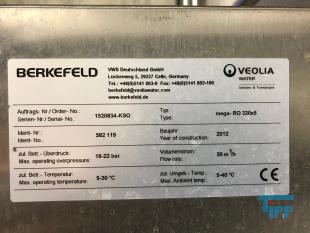 Umkehrosmose:
Die Umkehrosmose oder Reversosmose ist ein physikalisches Verfahren zur Aufkonzentrierung von in Flssigkeiten gelsten Stoffen, bei der mit Druck der natrliche Osmose-Prozess umgekehrt wird.
Sie wird zur Wasseraufbereitung fr Trink- und Prozesswasser, zur Abwasserbehandlung und zum Aufbereiten von Aquarienwasser verwendet. Auch Fruchtsaftkonzentrate werden nach diesem Prinzip hergestellt.
Das Medium, in dem die Konzentration eines bestimmten Stoffes verringert werden soll, ist durch eine halbdurchlssige (semipermeable) Membran von dem Medium getrennt, in dem die Konzentration erhht werden soll. Dieses wird einem Druck ausgesetzt, der hher sein muss als der Druck, der durch das osmotische Verlangen zum Konzentrationsausgleich entsteht. Dadurch knnen die Molekle des Lsungsmittels gegen ihre natrliche osmotische Ausbreitungsrichtung in den Bereich wandern, in dem die gelsten Stoffe bereits geringer konzentriert sind.

Trinkwasser hat einen osmotischen Druck von weniger als 2 bar, der angewendete Druck fr die Umkehrosmose von Trinkwasser betrgt 4 bis 30 bar, je nach verwendeter Membran und Anlagenkonfiguration. Manche anderen Flssigkeiten haben hhere osmotische Drcke, z. B. Meerwasser je nach Salzgehalt etwa 30 bar. Dementsprechend liegen die verwendeten Drcke fr die Meerwasserentsalzung bei 60 bis 80 bar. In einigen extremen Anwendungen, z. B. fr das Aufkonzentrieren von Deponiesickerwasser, werden noch hhere Drcke verwendet.

Die osmotische Membran, die nur die Trgerflssigkeit (Solvent) durchlsst und die gelsten Stoffe (Solute) zurckhlt, muss diesen hohen Drcken standhalten knnen. Wenn der Druckunterschied das osmotische Geflle mehr als ausgleicht, passen die Solventmolekle wie bei einem Filter durch die Membran, whrend die Verunreinigungsmolekle zurckgehalten werden. Im Gegensatz zu einem klassischen Membranfilter verfgen Osmosemembranen nicht ber durchgehende Poren. Vielmehr wandern die Ionen und Molekle durch die Membran hindurch, indem sie durch das Membranmaterial diffundieren. Das Lsungs-Diffusions-Modell beschreibt diesen Vorgang.

Der osmotische Druck steigt mit zunehmendem Konzentrationunterschied. Wird der osmotische Druck gleich dem angelegten Druck, kommt der Prozess zum Stehen. Um dem entgegenzuwirken, wird das Konzentrat stetig abgefhrt. Da das Auskristallisieren (Ausfallen) der Solute (Salz oder Mineralien) in den Membranen verhindert werden muss, ist die Benutzung der Umkehrosmose nur bis zu einer gewissen Maximalkonzentration des Konzentratflusses (reject) sinnvoll. Der Konzentratauslass fliet durch einen Druckregler, und da die Druckerzeugung viel Energie kostet, oft auch durch einen Druckaustauscher, der hilft, mehr Rohflssigkeit zu pumpen.
Meerwasserentsalzung: Beim Betrieb einer Meerwasserentsalzungsanlage zur Trinkwassergewinnung auf Umkehrosmosebasis ist neben der Verwendung von Vorfiltern und/oder Ausflockungsstufen auch der Einsatz verschiedener Chemikalien unerlsslich. Zum einen kann der pH-Wert durch Zugabe von Suren erniedrigt werden, eine andere Methode, das Auskristallisieren von Salzen zu verhindern, ist die Zugabe von Antibelagmitteln (engl. Antiscaling). Bei diesen Substanzen handelt es sich um polymere Verbindungen auf Phosphat- oder Maleinsurebasis, welche die sich bildenden Kristallite umschlieen und so verhindern, dass kristalline Ausfllungen auf der Membran entstehen knnen.

Gerade Anlagen, die das aufzubereitende Wasser direkt aus dem Meer beziehen (Open Intake), mssen mittels Bioziden (meist auf Brombasis) diskontinuierlich von sich bildenden Biofilmen befreit werden. Leider wird in vielen sdlichen Lndern auch gerne Chlor zur Desinfektion vor Membrananlagen eingesetzt, das aufgrund der Chlorempfindlichkeit der Membranen dann wieder aufwendig entfernt werden muss.

Dennoch muss die Membran in regelmigen Abstnden gereinigt werden, um einen konstanten Durchsatz an trinkfertigem Wasser zu gewhrleisten.

Das direkt aus dem Umkehrosmoseprozess stammende Wasser ist sehr ionenarm, sodass seine direkte Verwendung als Trinkwasser umstritten ist. Vor Einspeisung in das Trinkwassersystem werden deshalb aus geschmacklichen und gesundheitlichen Grnden wieder Salze zugefgt. Die Zumischung von Salzen wird in der Trinkwasseraufbereitung ber ultrafiltriertes Rohwasser durchgefhrt. Dadurch wird gewhrleistet, dass nur bakteriell unbedenkliches Rohwasser in das ffentliche Trinkwassernetz gelangt. Das Permeat wird meist durch Marmorfilter erreicht, wobei das Kalk-Kohlensure-Gleichgewicht wieder eingestellt wird.
Aquarientechnik: In der Aquarientechnik ist die Umkehrosmose eine Methode zur Gewinnung von gereinigtem, Ionen-freiem Wasser.

In Umkehrosmoseanlagen fr Aquarien sind der Membran in der Regel ein Feinfilter und ein Aktivkohlefilter vorgeschaltet, um die Membran vor mechanischer Verschmutzung und vor im Trinkwasser ggf. vorhandenem Chlor zu schtzen. Die Anlage bentigt Splwasser, um die sich auf der Eingangsseite ansammelnden Ionen aus dem System zu entfernen. Die meisten Anlagen verbrauchen die drei- bis vierfache Menge des erzeugten gereinigten Wassers als Splwasser.

Der Vorteil der Umkehrosmose gegenber dem zur Wasserenthrtung ebenfalls einsetzbaren Ionenaustauscher auf Kunstharzbasis (bekannt auch als Filterpatronen zur Trinkwasseraufbereitung) liegt darin, dass die Ionen nur entfernt und nicht durch andere ersetzt werden. Ionenaustauscher ersetzen die Calciumionen des harten Wassers durch Natriumionen, die besonders bei hoher Ausgangshrte eine hohe Konzentration erreichen. Ionenaustauscher mssen zudem entweder regelmig ersetzt (Kaffeefilter) oder mit Kochsalzlsung regeneriert (z. B. in der Geschirrsplmaschine) werden.

Wenn fr ein Aquarium Umkehrosmose-Wasser verwendet werden soll, muss entweder ein Teil Leitungswasser beigemischt werden, oder es mssen danach gezielt Aufhrtesalze zugesetzt werden, damit das Wasser die fr Tiere und Pflanzen erforderlichen Mineralstoffe enthlt. Ausnahme sind extreme Weichwasserfische und Schwarzwasseraquarien. Zudem besteht wegen der fehlenden Pufferwirkung die Gefahr, dass der pH-Wert des Wassers in den sauren Bereich umschlgt.

Im Aquaristenjargon sind die Krzel UO (z. B. UO-Wasser) und UOA (= Umkehrosmoseanlage) gebruchlich.
Medizintechnik: Die Umkehrosmose wird als Vorstufe zur Herstellung von Reinstwasser fr die Medizintechnik verwendet. Der Einsatz von Reinstwasser ist zum Beispiel in der Dialyse fr das Dialysegert notwendig. Reinstwasser enthlt im Gegensatz zu herkmmlichem Wasser (dieses enthlt z. B. Mineralstoffe wie Magnesium) so gut wie keine Fremdstoffe. Wasser, welches durch Injektion in den Krper gelangt, oder mit spter in den Krper zurckzufhrenden Krperflssigkeiten oder Blut in Kontakt kommt, muss den Spezifkationen von Wasser fr Injektionszwecke entsprechen.
Weinbereitung: In der Weinbereitung wird die Umkehrosmose eingesetzt, um gutes Traubenmaterial zu einem sehr dichten Most zu verarbeiten. Der Most erfhrt eine Aufkonzentration aller Inhaltsstoffe, dementsprechend ist es nicht mglich, aus sauren Trauben einen Spitzenwein zu gewinnen. Viele Spitzenweine durchlaufen einen solchen Veredlungsgang (v. a. kalifornische Erzeugnisse, aber auch franzsische, sterreichische, italienische). In Deutschland ist dieses Verfahren nur bei Weiweinen zugelassen.
Quelle: www.wikipedia.org