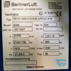 Geblse:
Hufige Bezeichnung fr Ventilator.
Fr die Versorgung der feinblasigen Druckbelftung in den Belebungsbecken einer Klranlage finden insbesondere Drehkolbengeblse Anwendung. Die von den Geblsen erzeugte Luftmenge kann hufig stufenlos eingestellt werden. Die Geblse sind stellen die grten Stromverbraucher auf einer Klranlage dar.
Quelle: www.wasser-wissen.de
Ventilator:
Als Ventilator (von ventulus, lat. fr schwacher Wind, Lftchen) wird ein elektrisches Gert bezeichnet, das dazu verwendet wird, die es umgebende Luft in Bewegung zu versetzen, ohne jedoch dabei zum Antrieb eines Gegenstandes (z. B. einem Flugzeug) zu dienen (die manuelle Version nennt man Fcher). Sie werden daher hufig auch als Lfter bezeichnet. Ist ein umgebendes, festes Gehuse vorhanden, so wird die Luft an einer Seite angesaugt und an der anderen ausgestoen. Bei leistungsstarken Ventilatoren ist die Bezeichnung Geblse gebruchlich.
Axialventilator: Axialventilatoren sind die gebruchlichste Bauform. Die Drehachse des Axiallaufrades verluft parallel bzw. axial zum Luftstrom. Die Luft wird durch das Axiallaufrad, hnlich wie bei einem Flugzeug- oder Schiffspropeller, bewegt. Die Vorteile von Axialventilatoren sind die, im Verhltnis zum hohen gefrderten Luftdurchsatz, geringen Abmessungen. Der Nachteil ist die geringere Druckerhhung im Verhltnis zum Radialventilator. Die Ausfhrung ohne Gehuse ist bei Tisch- und Deckenventilatoren (Lftern) blich. Axialventilatoren mit Gehuse und innen liegenden Antriebsmotor haben den Nachteil des Nabentotwassers hinter der Laufradnabe, den man jedoch durch geeignete Einbauten (Innendiffusor) weitgehend vermeiden kann. Da die Luft durch die Rotation hinter dem Axiallaufrad in Wirbeln austritt, wird durch feststehende Einbauten (Nachleitrad) eine Druckerhhung erreicht. Um die Druck-Austrittsverluste aus dem Axialventilator zu minimieren werden bei greren Ventilatoren Auendiffusoren eingesetzt.

Eine abgewandelte Ausfhrung des Axialventilators ist der sog. Diagonalventilator, bei dem das Gehuse und die Lfterschaufeln konisch geformt sind (der Radius wird zur Druckseite hin grer) und damit die Luft nicht axial, sondern diagonal austritt. Diagonalventilatoren haben bei gleicher Leistung und Gre einen greren Luftdurchsatz und bauen einen hheren Druck auf. Deshalb knnen sie z. B. bei gleichem Effekt bei geringerer Drehzahl betrieben werden und sind somit leiser.

Beide Ausfhrungen haben ein so genanntes Nabentotwasser (auch: Dead Spot), der sich hinter dem in der Mitte des Gerts angeordneten Motor befindet: Dort findet kaum eine Luftbewegung statt. Deshalb wurden auch schon Axialventilatoren entwickelt, die den Motor in einem umgebenden Gehuse enthalten und bei denen sich nur noch das Lager in der Mitte befindet. Diese Ausfhrung ist jedoch aufgrund der ungewhnlichen Bauform des Motors eher selten und auch teurer als vergleichbare Axialventilatoren. Aufwendig ist auch das Auswuchten wegen der groen, auen liegenden umlaufenden Masse des Antriebs. Besonders kompakte Ventilatoren werden in blicherweise nach dem Auenluferprinzip aufgebaut.
Radialventilator oder Zentrifugalventilator: Radialventilatoren werden berall dort verwendet, wo es auf grere Druckerhhung bei gleicher Luftmenge als bei den Axialventilatoren ankommt. Die Luft wird parallel bzw. axial zur Antriebsachse des Radialventilators angesaugt und durch die Rotation des Radiallaufrades um 90 umgelenkt und radial ausgeblasen. Es gibt einseitig und beidseitig ansaugende Radialventilatoren mit und ohne Gehuse. Bei der Ausfhrung mit spiralfrmigem Gehuse wird die Luft ber eine Austrittsflche des Gehuses ausgeblasen. Um die Druckverluste durch die hohe Austrittsgeschwindigkeit aus dem Radialventilator zu minimieren, muss auf geeignete weiterfhrende Kanalgestaltung geachtet werden (ggf. Einsetzen eines Diffusors). Bei der Ausfhrung ohne spiralfrmiges Gehuse wird die Luft radial aus dem Radiallaufrad ausgeblasen und durch eine geeignete Gehuseausfhrung wie z.B. bei Dachventilatoren ins Freie geblasen.
Tangential- oder Querstromventilatoren: Sie sehen auf den ersten Blick aus wie in die Lnge gezogene Radialventilatoren, das Funktionsprinzip ist jedoch grundlegend anders. Bei den Tangentialventilatoren wird die Luft zweimal (einmal von auen nach innen und einmal andersherum) durch das Lfterrad, welches hnlich dem des Radialventilators aufgebaut, jedoch meist lnger ist, bewegt. Die Luft wird also einmal groflchig (etwa die halbe Oberflche des Lfterrades) tangential zur Drehachse durch das Lfterrad angesaugt, um 90 umgelenkt, in dessen Inneren wieder tangential zur Drehachse aufgenommen, wieder umgelenkt und in das Gehuse gefhrt, wovon die Luft in der Regel durch einen schmalen, der Lnge des Lfterrades entsprechenden Spalt abgegeben wird. Der Antrieb befindet sich grundstzlich auerhalb des Luftstroms. Tangentialventilatoren knnen groe Luftmengen gleichmig ber eine breite Austrittsflche abgeben und sind daher gut zur Mantelkhlung von z. B. in modernen Elektroherden oder Tageslichtprojektoren geeignet. Sie finden des Weiteren auch in Klimagerten und in den flachen Heizlftern Einsatz. Tangentialventilatoren knnen bei sehr groem Luftdurchsatz extrem leise konstruiert werden, da sie schon bei geringen Drehzahlen hohe Druckwerte liefern.
Quelle: www.wikipedia.org