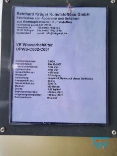 Speicherbehlter:
In Speicherbehltern werden u.a. zur zwischenzeitlichen Lagerung flssige Chemikalien aufbewahrt bis diese in Dosierstationen oder Behandlungsbehltern verwendet werden.
Quelle: www.wasser-wissen.de


Tank (Behlter):
Ein Tank ist ein Behlter zur Bevorratung bzw. Lagerung von Flssigkeiten und kann fast beliebige Dimensionen annehmen.Meistens hat ein Tank die Form eines Quaders oder Zylinders mit oder ohne Kalotten. Man unterscheidet grob zwischen Festdach- und Schwimmdachtank, Bassin und geschlossenem Behlter. Ein Bassin ist ein nach oben offener Tank. Ein geschlossener Behlter kann auch bei ber- und Unterdruck benutzt werden. Bei einem zulssigem berdruck von mehr als 0,5 bar greift die Druckgerterichtlinie 97/23/EG, die die grundlegenden Sicherheitsanforderungen fr das Inverkehrbringen enthlt.Tanks werden fr ungiftige Stoffe wie z. B. Wasser bentigt, fr giftige Stoffe, Suren und Laugen und fr brennbare Flssigkeiten wie Kraftstoffe und le aller Art sowie fr Flssiggase wie Propan und Butan. Tanks werden aus Kunststoff, Fiberglas oder Stahl sowie Eisenwerkstoffen hergestellt, sie werden einwandig oder zweiwandig ausgefhrt. Es gibt standortgefertigte Tanks, die in ihrer Gre dem Lagerraum angepasst sind, und vorgefertigte Batterietanks, die je nach Bedarf aneinandergereiht werden knnen. Der Einsatz der Werkstoffe richtet sich nach der Art der Flssigkeit und danach, ob der Tank unterirdisch oder oberirdisch gelagert wird. Quelle: www.wikipedia.org

Behlter:
Ein Behlter ist ein Gegenstand, der in seinem Inneren einen Hohlraum aufweist, der insbesondere dem Zweck dient, seinen Inhalt von seiner Umwelt zu trennen. Ein Gef ist ein Gert mit einer steifen und starren Hlle, die einen Inhalt unterschiedlicher Konsistenz fassen kann.

Die von der Norm getroffene Definition bedeutet, dass  im Unterschied zu beliebigen anderen Behltnissen  der Behlter gegenber dem Medium, fr das er konstruiert ist, dicht ist, und das ein Gef ein bewegliches Objekt ist. Behlter, die auch beweglich sind, sind daher insbesondere verschliebar. Der deutsche Sprachgebrauch hingegen kennt diese Einschrnkung nicht, und es kann allgemein Behltnis stehen.Behlter und Gefe verwendet man zur Aufbewahrung oder Speicherung unterschiedlicher Gegenstnde fr eine bestimmte Zeit. Sie knnen aber auch dazu dienen, als Gebinde Gegenstnde mit bestimmten Gemeinsamkeiten (Stckgut) zusammenzufassen oder zu ordnen. Ein weiterer Anwendungsbereich ist der Schutz des Inhaltes vor ueren Einflssen oder umgekehrt der Schutz der Umwelt vor den Gefahren des Inhalts in Lagerhaltung und Transport.

Es gibt spezialisierte Behltnisse fr feste, flssige und gasfrmige Substanzen. Die Behlter knnen nach Herstellungsmaterial (Holz, Keramik, Glas, Metall, Kunststoff usw.) unterschieden werden. Sie knnen je nach Bedarf stationr (z. B. Bergebunker, Silo) oder mobil (z. B. als Tankfahrzeug, Container, Faltbehlter) verwendet werden. Sonderform ist der Druckbehlter. Quelle: www.wikipedia.org