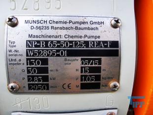 Kreiselpumpe:
Eine Kreiselpumpe ist eine Strmungsmaschine zur Energieerhhung mittels eines rotierenden Laufrads. Sie dient der Frderung von Flssigkeiten (im Folgenden: Wasser genannt), meist durch eine Rohrleitung. Wasser, das in die Pumpe eintritt, wird vom rotierenden Pumpenrad mitgerissen und zunchst auf eine Kreisbahn gezwungen. Auf dieser Bahn strmt das durch Impulsbertragung beschleunigte Fluid radial nach auen, wo es durch den Ablauf abfliet. Durch Erweiterung des Rohrquerschnitts kann die erhhte Geschwindigkeit (v) proportional in Druck (p) umgewandelt werden (p1*v1=p2*v2) (Bernoulli). Diese Arbeitsweise nennt man hydrodynamisches Frderprinzip.

Diese Arbeitsweise lsst sich kurz verdeutlichen: Rhrt man mit einem Lffel in einem mit Wasser gefllten Glas, so sinkt der Druck im Zentrum und die Flssigkeit steigt am Rand des Glases durch den dort herrschenden hheren Druck nach oben. Je schneller man rhrt, desto hher steigt die Flssigkeit. hnlich diesem Prinzip erreicht man bei einer Kreiselpumpe durch eine hhere Drehzahl oder einem greren Laufraddurchmesser eine grere Frderhhe.

Die zu frdernde Flssigkeit kann bei den Kreiselpumpen entweder hauptschlich quer zur Achse des Antriebs bewegt werden (radiale Strmung) oder in Richtung der Achse (axiale Strmung, beispielsweise bei den Propellerpumpen). Bei entsprechender Gestaltung von Laufrad und Gehuse knnen auch mit Feststoffen vermischte Flssigkeiten (z.B. Abwasser) gefrdert werden. Eine Mazahl der zulssigen Feststoffgre ist der so genannte Kugeldurchgang, angegeben als maximaler Durchmesser der Kugel, die die Pumpe passieren knnte.

Die Kennlinie einer Kreiselpumpe beschreibt den Zusammenhang zwischen Druckerhhung und Frdermenge. Der grte Druck wird normalerweise bei Menge Null erzeugt. Praktisch bedeutet das einen verschlossenen Ablauf. Kombiniert mit der Kennlinie des angeschlossenen Rohrnetzes ergibt sich der Arbeitspunkt als Schnittpunkt von Pumpen- und Rohrnetzkennlinie. Durch Hintereinanderschaltung mehrerer Kreiselpumpen erhht sich der Frderduck, durch Parallelschaltung die erzielbare Frdermenge. Drehzahlnderungen der Pumpen verndern sowohl die Frdermenge als auch den Druck und damit die Leistungsaufnahme (effizienteste Regelungsart).

Standard-Kreiselpumpen sind normalsaugend, d.h. Pumpe und Saugleitung mssen stets mit Medium gefllt sein. Gert whrend des Betriebs mehr Luft als die kritische Menge (Radialkreiselpumpe 8-10 Vol. %) in die Saugleitung, bricht die Frderung in der Regel zusammen. Es gibt besondere Konstruktionen wie Zellensplpumpen oder Jetpumpen, die, wenn sie gefllt sind, die Saugleitung selbstndig entlften knnen. Eine besondere Kreiselpumpe ist die Seitenkanalpumpe, eine selbstansaugende Kreiselpumpe, die bis zu 100 Vol% Gasanteil frdern kann, solange ein Rest Fluid in der Maschine verbleibt, der einen Flssigkeitsring bildet. Die Fachgemeinschaft Pumpen und Verdichter im VDMA verzeichnet ber 400 verschiedene Pumpenkonstruktionen. Die meisten Pumpen sind Kreiselpumpen.

Die Einteilung der Kreiselpumpen erfolgt nach der Form der Laufrder, Stufenzahl, Gehuseaufbau, Antrieb oder auch Frdermedium. So werden bei der Laufradform z.B. das Radialrad, Radialrad mit axial vorgezogenen Schaufeln, Halbaxialrad, Halbaxialrad mit einstellbaren Schaufeln, Axialrad oder Sonderformen unterschieden. Die Radialrder werden zustzlich nach offenen und geschlossenen Laufrdern unterteilt. Bei einem geschlossenen Laufrad wird die Laufradschaufel auf beiden Seiten mit je einer Scheibe verbunden. Dies erhht den hydraulischen Wirkungsgrad und stabilisiert das Rad. Aufgrund dieser Vorteile ist es das meist eingesetzte Laufrad. Allerdings knnen Luftblasen nur schlecht mitgefrdert werden. Diese sammeln sich durch die Fliehkrfte im Zentrum und verstopfen das Laufrad.

Als Antrieb der Kreiselpumpen wird meist ein Elektromotor verwendet. Je nach Einsatzort und Leistungsbereich werden Synchromotoren (bis ca. 10 MW), Drehstrommotoren (bis ca. 12 MW) oder Einphasen-Wechselstrommotoren (bis ca. 1 kW) eingesetzt.
Wegen ihrer einfachen und robusten Bauart sind Kreiselpumpen weit verbreitet. Meistens finden sich Ausfhrungen als ein- oder mehrstufige Pumpen zur Trockenaufstellung oder als Tauchmotorpumpe, entweder fr den mobilen oder stationren Einsatz. Verwendung finden Kreiselpumpen im Anlagen- und Maschinenbau, zur Wasserversorgung in Wasserwerken und Bewsserungssystemen, zur Entwsserung von Bergwerken und Gruben oder als Umwlzpumpen in Heiz- und Khlsystemen. Typische Anwendungen sind Entleerung von Kellern und Garagen bei berflutung, Bewsserung von Feldern in der Landwirtschaft, Fllen und Leeren von Tanks oder Vorratsbehltern sowie Abpumpen von Schmutzwasser.
Quelle: www.wikipedia.org