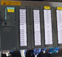 Strippung:
Bei der Strippung (eine Form der Desorption) werden die Schadstoffe physikalisch aus einer flssigen Phase in die Gasphase berfhrt, indem die Flssigphase im Gegenstrom mit einem deutlich greren Volumenstrom an Gas in Kontakt gebracht wird.

Der Strippung muss in der Regel eine Abgasreinigung z.B. durch Adsorption oder Zersetzung folgen. Vor diesem Prozess ist meist ein Gastrockner vorzusehen.

Apparatetechnisch wird die Strippung in der Regel in Fllkrperkolonnen ausgefhrt. ber eine Dse wird die gefrderte Flssigkeit am Kopf der Kolonnen fein verteilt, so dass es ber die Fllkrper in den Kolonnen in den Sumpf rieselt. Im Gegenstrom wird das Strippgas (in der Regel Luft) durch die Kolonne gesaugt. Die Fllkrper dienen dazu, die Flssigkeit fein zu verteilen und somit die Phasengrenzflche zu maximieren. Die Reinigungsleistung wird zudem bestimmt durch das Gas/Flssigkeits-Verhltnis, wobei der bergang der Verunreinigung aus der Flssigkeit in das Gas durch die Henry-Konstante jedes Stoffes beschrieben wird.

Das Verfahren kann in weiten Grenzen den Erfordernissen angepasst werden, so dass fr eine gegebene Eintrittskonzentration an Verunreinigung in der Flssigphase die gewnschte Austrittskonzentration erhalten wird. So ist auch die Kombination mehrerer Stripptrme zu einer mehrstufigen Anlage verbreitet, um eine gewnschte Reinigungsleistung zu erzielen. Theoretisch entspricht dieses Vorgehen einer Vergrerung der Fllkrperhhe.

Die Variablen, die die Effektivitt der Strippung bestimmen sind:

    * Durchmesser der Kolonne
    * Fllkrperhhe
    * Fllkrpertyp
    * Temperatur
    * Gas- und Flssigkeitsbelastung

Fr die zu reinigende Flssigkeitsmenge kann ein optimaler Kolonnendurchmesser berechnet werden. Eine minimale Gegenstrommenge bedeutet, dass die Kolonne unendlich viele bergangseinheiten besitzt. Die Bestimmung der Gegenstrommenge ist ein Optimierungsprozess zwischen Kolonnenhhe und Gegenstrommenge.

Probleme in Strippanlagen zur Aufarbeitung von Abwasser bereitet oft der anfallende Schlamm durch Fllungsreaktionen (Fe, Mn) in der Kolonne, der die Fllkrper verstopft. In diesen Fllen ist eine vorherige Enteisenung notwendig.
Strippen:
(stripping) in der chemischen Verfahrenstechnik das Ausblasen flchtiger Stoffe aus einer wssrigen Lsung und berfhrung in die Gasphase.
Luft:
(air) Das die Atmosphre  ausfllende Gas, welches das Atmen ermglicht. Luft besteht im Wesentlichen aus Stickstoff (ca. 78%) und Sauerstoff (ca. 21%) sowie Spurengasen. Auerdem enthlt sie Staub sowie Wasser, (Luftfeuchtigkeit) das sie aus der Verdunstung der Meere, Seen und Flsse aufnimmt, transportiert und bei berschreitung des Sttigungsgrades als Niederschlag  wieder abgibt. Die Begasung von aerob  betriebenen Anlagen erfolgt zumeist mit Luft und nur in den seltenen Spezialfllen mit reinem Sauerstoff.
Quelle: www.wasser-wissen.de
Luftreinhaltung:
Bedingt durch die gesetzlichen Auflagen zur Luftreinhaltung mssen die Betreiber von Anlagen, die gesetzlich geregelte Schadstoffe emittieren, die vorgeschriebenen Grenz- oder Zielwerte einhalten. Dies gelingt zum einen durch Verfahrensumstellungen (integrierter Umweltschutz) oder durch dem Produktionsprozess nachgeschaltete Reinigungsverfahren (end-of-pipe-Technologie). Die ersten technischen Manahmen, also z.B. bauliche Vernderungen, zur Verringerung der Luftverschmutzung datieren bis in das 16. Jahrhundert zurck. Bereits um 1550 plante man, die Schmelzfen der Silberhtten in Bhmen mit Rauch- und Staubkammern zu versehen. 1778 weist der englische Bischof Watson darauf hin, dass beim Schmelzen von Bleiglanz ein groer Teil des Bleis durch den Schornstein entweicht und in der Umgebung das Wasser und die Weiden vergiftet. Er machte auch einen entsprechenden technischen Vorschlag zur Sammlung der Bleidmpfe. 1878 schlgt die amerikanische rztin Elizabeth Corbett vor, die schdlichen Gase aus den Abzugskanlen der stdtischen Kanalisation von San Francisco ber Rhren in die nchstgelegenen Gaslaternen zu leiten, um sie dort zu verbrennen . 1881 findet in London die internationale Ausstellung von Apparaten und Einrichtungen zur Vermeidung des Rauches statt. Hier werden verschiedene Methoden, von der Verwendung bestimmter Brennstoffe bis hin zum Einsatz glhender Krper, zur Vermeidung von Rauch vorgestellt.

Insbesondere in Kraftwerken und anderen groen Emittenten werden heute moderne Verfahren zur Reinigung der Abgase (Rauchgase) eingesetzt. Wichtige technische Verfahren zur Rauchgasreinigung sind

    * die Rauchgasentschwefelung: hier wird beispielsweise das Schwefeldioxid, SO2, durch Waschverfahren aus dem Abgasstrom entfernt.
    * die Rauchgasentstickung: hier wird zwischen Primr- und Sekundrmanahmen unterschieden. Die Primrmanahmen zielen auf eine verringerte Bildung von Stickstoffoxid, NO, durch optimierte Verbrennungsprozesse ab. Die Sekundrmanahmen versuchen den Gehalt an Stickoxiden, NOx, im Abgas selber zu reduzieren. Hier kommen sowohl selektive nicht-katalytische Verfahren (SNCR) (z.B. Einspritzen von Ammoniak, NH3) als auch selektive katalytische Verfahren (SCR) zum Einsatz
    * die Rauchgasentstaubung: Partikel im Abgas werden durch Staubabscheider (z.B. Filter oder Wscher) reduziert.

Da sich die Luftverschmutzung hufig in unmittelbarer Umgebung seiner Quelle bemerkbar macht, versuchte man auch, durch hhere Schornsteine dieses Problems Herr zu werden. Noch 1980 wurde mit Hilfe von Modellrechnungen und Beispielen gezeigt, dass durch hhere Schornsteine die Konzentration von Luftschadstoffen erheblich abgesenkt werden kann . Das stimmt natrlich, bersehen wird hier aber, dass das Problem nur verlagert wird. Durch hohe Schornsteine verteilen (und damit verringert sich auch die Konzentration) sich die Schadstoffe einfach viel weiter. Von einer Luftreinhaltung, wie in der berschrift des Artikels zu lesen ist, kann hier also nicht die Rede sein.
Quelle: www.wikipedia.org