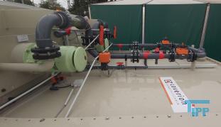 Strippung:
Bei der Strippung (eine Form der Desorption) werden die Schadstoffe physikalisch aus einer flssigen Phase in die Gasphase berfhrt, indem die Flssigphase im Gegenstrom mit einem deutlich greren Volumenstrom an Gas in Kontakt gebracht wird.

Der Strippung muss in der Regel eine Abgasreinigung z.B. durch Adsorption oder Zersetzung folgen. Vor diesem Prozess ist meist ein Gastrockner vorzusehen.

Apparatetechnisch wird die Strippung in der Regel in Fllkrperkolonnen ausgefhrt. ber eine Dse wird die gefrderte Flssigkeit am Kopf der Kolonnen fein verteilt, so dass es ber die Fllkrper in den Kolonnen in den Sumpf rieselt. Im Gegenstrom wird das Strippgas (in der Regel Luft) durch die Kolonne gesaugt. Die Fllkrper dienen dazu, die Flssigkeit fein zu verteilen und somit die Phasengrenzflche zu maximieren. Die Reinigungsleistung wird zudem bestimmt durch das Gas/Flssigkeits-Verhltnis, wobei der bergang der Verunreinigung aus der Flssigkeit in das Gas durch die Henry-Konstante jedes Stoffes beschrieben wird.

Das Verfahren kann in weiten Grenzen den Erfordernissen angepasst werden, so dass fr eine gegebene Eintrittskonzentration an Verunreinigung in der Flssigphase die gewnschte Austrittskonzentration erhalten wird. So ist auch die Kombination mehrerer Stripptrme zu einer mehrstufigen Anlage verbreitet, um eine gewnschte Reinigungsleistung zu erzielen. Theoretisch entspricht dieses Vorgehen einer Vergrerung der Fllkrperhhe.

Die Variablen, die die Effektivitt der Strippung bestimmen sind:

    * Durchmesser der Kolonne
    * Fllkrperhhe
    * Fllkrpertyp
    * Temperatur
    * Gas- und Flssigkeitsbelastung

Fr die zu reinigende Flssigkeitsmenge kann ein optimaler Kolonnendurchmesser berechnet werden. Eine minimale Gegenstrommenge bedeutet, dass die Kolonne unendlich viele bergangseinheiten besitzt. Die Bestimmung der Gegenstrommenge ist ein Optimierungsprozess zwischen Kolonnenhhe und Gegenstrommenge.

Probleme in Strippanlagen zur Aufarbeitung von Abwasser bereitet oft der anfallende Schlamm durch Fllungsreaktionen (Fe, Mn) in der Kolonne, der die Fllkrper verstopft. In diesen Fllen ist eine vorherige Enteisenung notwendig.
Strippen:
(stripping) in der chemischen Verfahrenstechnik das Ausblasen flchtiger Stoffe aus einer wssrigen Lsung und berfhrung in die Gasphase.
Luft:
(air) Das die Atmosphre  ausfllende Gas, welches das Atmen ermglicht. Luft besteht im Wesentlichen aus Stickstoff (ca. 78%) und Sauerstoff (ca. 21%) sowie Spurengasen. Auerdem enthlt sie Staub sowie Wasser, (Luftfeuchtigkeit) das sie aus der Verdunstung der Meere, Seen und Flsse aufnimmt, transportiert und bei berschreitung des Sttigungsgrades als Niederschlag  wieder abgibt. Die Begasung von aerob  betriebenen Anlagen erfolgt zumeist mit Luft und nur in den seltenen Spezialfllen mit reinem Sauerstoff.
Quelle: www.wasser-wissen.de
Luftreinhaltung:
Bedingt durch die gesetzlichen Auflagen zur Luftreinhaltung mssen die Betreiber von Anlagen, die gesetzlich geregelte Schadstoffe emittieren, die vorgeschriebenen Grenz- oder Zielwerte einhalten. Dies gelingt zum einen durch Verfahrensumstellungen (integrierter Umweltschutz) oder durch dem Produktionsprozess nachgeschaltete Reinigungsverfahren (end-of-pipe-Technologie). Die ersten technischen Manahmen, also z.B. bauliche Vernderungen, zur Verringerung der Luftverschmutzung datieren bis in das 16. Jahrhundert zurck. Bereits um 1550 plante man, die Schmelzfen der Silberhtten in Bhmen mit Rauch- und Staubkammern zu versehen. 1778 weist der englische Bischof Watson darauf hin, dass beim Schmelzen von Bleiglanz ein groer Teil des Bleis durch den Schornstein entweicht und in der Umgebung das Wasser und die Weiden vergiftet. Er machte auch einen entsprechenden technischen Vorschlag zur Sammlung der Bleidmpfe. 1878 schlgt die amerikanische rztin Elizabeth Corbett vor, die schdlichen Gase aus den Abzugskanlen der stdtischen Kanalisation von San Francisco ber Rhren in die nchstgelegenen Gaslaternen zu leiten, um sie dort zu verbrennen . 1881 findet in London die internationale Ausstellung von Apparaten und Einrichtungen zur Vermeidung des Rauches statt. Hier werden verschiedene Methoden, von der Verwendung bestimmter Brennstoffe bis hin zum Einsatz glhender Krper, zur Vermeidung von Rauch vorgestellt.

Insbesondere in Kraftwerken und anderen groen Emittenten werden heute moderne Verfahren zur Reinigung der Abgase (Rauchgase) eingesetzt. Wichtige technische Verfahren zur Rauchgasreinigung sind

    * die Rauchgasentschwefelung: hier wird beispielsweise das Schwefeldioxid, SO2, durch Waschverfahren aus dem Abgasstrom entfernt.
    * die Rauchgasentstickung: hier wird zwischen Primr- und Sekundrmanahmen unterschieden. Die Primrmanahmen zielen auf eine verringerte Bildung von Stickstoffoxid, NO, durch optimierte Verbrennungsprozesse ab. Die Sekundrmanahmen versuchen den Gehalt an Stickoxiden, NOx, im Abgas selber zu reduzieren. Hier kommen sowohl selektive nicht-katalytische Verfahren (SNCR) (z.B. Einspritzen von Ammoniak, NH3) als auch selektive katalytische Verfahren (SCR) zum Einsatz
    * die Rauchgasentstaubung: Partikel im Abgas werden durch Staubabscheider (z.B. Filter oder Wscher) reduziert.

Da sich die Luftverschmutzung hufig in unmittelbarer Umgebung seiner Quelle bemerkbar macht, versuchte man auch, durch hhere Schornsteine dieses Problems Herr zu werden. Noch 1980 wurde mit Hilfe von Modellrechnungen und Beispielen gezeigt, dass durch hhere Schornsteine die Konzentration von Luftschadstoffen erheblich abgesenkt werden kann . Das stimmt natrlich, bersehen wird hier aber, dass das Problem nur verlagert wird. Durch hohe Schornsteine verteilen (und damit verringert sich auch die Konzentration) sich die Schadstoffe einfach viel weiter. Von einer Luftreinhaltung, wie in der berschrift des Artikels zu lesen ist, kann hier also nicht die Rede sein.
Quelle: www.wikipedia.org