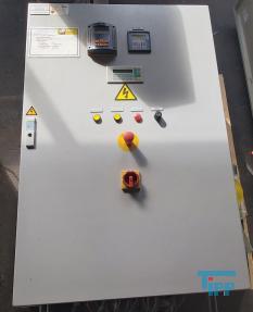 Strippung:
Bei der Strippung (eine Form der Desorption) werden die Schadstoffe physikalisch aus einer flssigen Phase in die Gasphase berfhrt, indem die Flssigphase im Gegenstrom mit einem deutlich greren Volumenstrom an Gas in Kontakt gebracht wird.

Der Strippung muss in der Regel eine Abgasreinigung z.B. durch Adsorption oder Zersetzung folgen. Vor diesem Prozess ist meist ein Gastrockner vorzusehen.

Apparatetechnisch wird die Strippung in der Regel in Fllkrperkolonnen ausgefhrt. ber eine Dse wird die gefrderte Flssigkeit am Kopf der Kolonnen fein verteilt, so dass es ber die Fllkrper in den Kolonnen in den Sumpf rieselt. Im Gegenstrom wird das Strippgas (in der Regel Luft) durch die Kolonne gesaugt. Die Fllkrper dienen dazu, die Flssigkeit fein zu verteilen und somit die Phasengrenzflche zu maximieren. Die Reinigungsleistung wird zudem bestimmt durch das Gas/Flssigkeits-Verhltnis, wobei der bergang der Verunreinigung aus der Flssigkeit in das Gas durch die Henry-Konstante jedes Stoffes beschrieben wird.

Das Verfahren kann in weiten Grenzen den Erfordernissen angepasst werden, so dass fr eine gegebene Eintrittskonzentration an Verunreinigung in der Flssigphase die gewnschte Austrittskonzentration erhalten wird. So ist auch die Kombination mehrerer Stripptrme zu einer mehrstufigen Anlage verbreitet, um eine gewnschte Reinigungsleistung zu erzielen. Theoretisch entspricht dieses Vorgehen einer Vergrerung der Fllkrperhhe.

Die Variablen, die die Effektivitt der Strippung bestimmen sind:

    * Durchmesser der Kolonne
    * Fllkrperhhe
    * Fllkrpertyp
    * Temperatur
    * Gas- und Flssigkeitsbelastung

Fr die zu reinigende Flssigkeitsmenge kann ein optimaler Kolonnendurchmesser berechnet werden. Eine minimale Gegenstrommenge bedeutet, dass die Kolonne unendlich viele bergangseinheiten besitzt. Die Bestimmung der Gegenstrommenge ist ein Optimierungsprozess zwischen Kolonnenhhe und Gegenstrommenge.

Probleme in Strippanlagen zur Aufarbeitung von Abwasser bereitet oft der anfallende Schlamm durch Fllungsreaktionen (Fe, Mn) in der Kolonne, der die Fllkrper verstopft. In diesen Fllen ist eine vorherige Enteisenung notwendig.
Strippen:
(stripping) in der chemischen Verfahrenstechnik das Ausblasen flchtiger Stoffe aus einer wssrigen Lsung und berfhrung in die Gasphase.
Luft:
(air) Das die Atmosphre  ausfllende Gas, welches das Atmen ermglicht. Luft besteht im Wesentlichen aus Stickstoff (ca. 78%) und Sauerstoff (ca. 21%) sowie Spurengasen. Auerdem enthlt sie Staub sowie Wasser, (Luftfeuchtigkeit) das sie aus der Verdunstung der Meere, Seen und Flsse aufnimmt, transportiert und bei berschreitung des Sttigungsgrades als Niederschlag  wieder abgibt. Die Begasung von aerob  betriebenen Anlagen erfolgt zumeist mit Luft und nur in den seltenen Spezialfllen mit reinem Sauerstoff.
Quelle: www.wasser-wissen.de
Luftreinhaltung:
Bedingt durch die gesetzlichen Auflagen zur Luftreinhaltung mssen die Betreiber von Anlagen, die gesetzlich geregelte Schadstoffe emittieren, die vorgeschriebenen Grenz- oder Zielwerte einhalten. Dies gelingt zum einen durch Verfahrensumstellungen (integrierter Umweltschutz) oder durch dem Produktionsprozess nachgeschaltete Reinigungsverfahren (end-of-pipe-Technologie). Die ersten technischen Manahmen, also z.B. bauliche Vernderungen, zur Verringerung der Luftverschmutzung datieren bis in das 16. Jahrhundert zurck. Bereits um 1550 plante man, die Schmelzfen der Silberhtten in Bhmen mit Rauch- und Staubkammern zu versehen. 1778 weist der englische Bischof Watson darauf hin, dass beim Schmelzen von Bleiglanz ein groer Teil des Bleis durch den Schornstein entweicht und in der Umgebung das Wasser und die Weiden vergiftet. Er machte auch einen entsprechenden technischen Vorschlag zur Sammlung der Bleidmpfe. 1878 schlgt die amerikanische rztin Elizabeth Corbett vor, die schdlichen Gase aus den Abzugskanlen der stdtischen Kanalisation von San Francisco ber Rhren in die nchstgelegenen Gaslaternen zu leiten, um sie dort zu verbrennen . 1881 findet in London die internationale Ausstellung von Apparaten und Einrichtungen zur Vermeidung des Rauches statt. Hier werden verschiedene Methoden, von der Verwendung bestimmter Brennstoffe bis hin zum Einsatz glhender Krper, zur Vermeidung von Rauch vorgestellt.

Insbesondere in Kraftwerken und anderen groen Emittenten werden heute moderne Verfahren zur Reinigung der Abgase (Rauchgase) eingesetzt. Wichtige technische Verfahren zur Rauchgasreinigung sind

    * die Rauchgasentschwefelung: hier wird beispielsweise das Schwefeldioxid, SO2, durch Waschverfahren aus dem Abgasstrom entfernt.
    * die Rauchgasentstickung: hier wird zwischen Primr- und Sekundrmanahmen unterschieden. Die Primrmanahmen zielen auf eine verringerte Bildung von Stickstoffoxid, NO, durch optimierte Verbrennungsprozesse ab. Die Sekundrmanahmen versuchen den Gehalt an Stickoxiden, NOx, im Abgas selber zu reduzieren. Hier kommen sowohl selektive nicht-katalytische Verfahren (SNCR) (z.B. Einspritzen von Ammoniak, NH3) als auch selektive katalytische Verfahren (SCR) zum Einsatz
    * die Rauchgasentstaubung: Partikel im Abgas werden durch Staubabscheider (z.B. Filter oder Wscher) reduziert.

Da sich die Luftverschmutzung hufig in unmittelbarer Umgebung seiner Quelle bemerkbar macht, versuchte man auch, durch hhere Schornsteine dieses Problems Herr zu werden. Noch 1980 wurde mit Hilfe von Modellrechnungen und Beispielen gezeigt, dass durch hhere Schornsteine die Konzentration von Luftschadstoffen erheblich abgesenkt werden kann . Das stimmt natrlich, bersehen wird hier aber, dass das Problem nur verlagert wird. Durch hohe Schornsteine verteilen (und damit verringert sich auch die Konzentration) sich die Schadstoffe einfach viel weiter. Von einer Luftreinhaltung, wie in der berschrift des Artikels zu lesen ist, kann hier also nicht die Rede sein.
Quelle: www.wikipedia.org