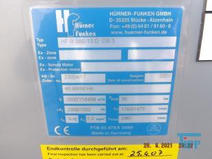 Geblse:
Hufige Bezeichnung fr Ventilator.
Fr die Versorgung der feinblasigen Druckbelftung in den Belebungsbecken einer Klranlage finden insbesondere Drehkolbengeblse Anwendung. Die von den Geblsen erzeugte Luftmenge kann hufig stufenlos eingestellt werden. Die Geblse sind stellen die grten Stromverbraucher auf einer Klranlage dar.
Quelle: www.wasser-wissen.de
Ventilator:
Als Ventilator (von ventulus, lat. fr schwacher Wind, Lftchen) wird ein elektrisches Gert bezeichnet, das dazu verwendet wird, die es umgebende Luft in Bewegung zu versetzen, ohne jedoch dabei zum Antrieb eines Gegenstandes (z. B. einem Flugzeug) zu dienen (die manuelle Version nennt man Fcher). Sie werden daher hufig auch als Lfter bezeichnet. Ist ein umgebendes, festes Gehuse vorhanden, so wird die Luft an einer Seite angesaugt und an der anderen ausgestoen. Bei leistungsstarken Ventilatoren ist die Bezeichnung Geblse gebruchlich.
Axialventilator: Axialventilatoren sind die gebruchlichste Bauform. Die Drehachse des Axiallaufrades verluft parallel bzw. axial zum Luftstrom. Die Luft wird durch das Axiallaufrad, hnlich wie bei einem Flugzeug- oder Schiffspropeller, bewegt. Die Vorteile von Axialventilatoren sind die, im Verhltnis zum hohen gefrderten Luftdurchsatz, geringen Abmessungen. Der Nachteil ist die geringere Druckerhhung im Verhltnis zum Radialventilator. Die Ausfhrung ohne Gehuse ist bei Tisch- und Deckenventilatoren (Lftern) blich. Axialventilatoren mit Gehuse und innen liegenden Antriebsmotor haben den Nachteil des Nabentotwassers hinter der Laufradnabe, den man jedoch durch geeignete Einbauten (Innendiffusor) weitgehend vermeiden kann. Da die Luft durch die Rotation hinter dem Axiallaufrad in Wirbeln austritt, wird durch feststehende Einbauten (Nachleitrad) eine Druckerhhung erreicht. Um die Druck-Austrittsverluste aus dem Axialventilator zu minimieren werden bei greren Ventilatoren Auendiffusoren eingesetzt.

Eine abgewandelte Ausfhrung des Axialventilators ist der sog. Diagonalventilator, bei dem das Gehuse und die Lfterschaufeln konisch geformt sind (der Radius wird zur Druckseite hin grer) und damit die Luft nicht axial, sondern diagonal austritt. Diagonalventilatoren haben bei gleicher Leistung und Gre einen greren Luftdurchsatz und bauen einen hheren Druck auf. Deshalb knnen sie z. B. bei gleichem Effekt bei geringerer Drehzahl betrieben werden und sind somit leiser.

Beide Ausfhrungen haben ein so genanntes Nabentotwasser (auch: Dead Spot), der sich hinter dem in der Mitte des Gerts angeordneten Motor befindet: Dort findet kaum eine Luftbewegung statt. Deshalb wurden auch schon Axialventilatoren entwickelt, die den Motor in einem umgebenden Gehuse enthalten und bei denen sich nur noch das Lager in der Mitte befindet. Diese Ausfhrung ist jedoch aufgrund der ungewhnlichen Bauform des Motors eher selten und auch teurer als vergleichbare Axialventilatoren. Aufwendig ist auch das Auswuchten wegen der groen, auen liegenden umlaufenden Masse des Antriebs. Besonders kompakte Ventilatoren werden in blicherweise nach dem Auenluferprinzip aufgebaut.
Radialventilator oder Zentrifugalventilator: Radialventilatoren werden berall dort verwendet, wo es auf grere Druckerhhung bei gleicher Luftmenge als bei den Axialventilatoren ankommt. Die Luft wird parallel bzw. axial zur Antriebsachse des Radialventilators angesaugt und durch die Rotation des Radiallaufrades um 90 umgelenkt und radial ausgeblasen. Es gibt einseitig und beidseitig ansaugende Radialventilatoren mit und ohne Gehuse. Bei der Ausfhrung mit spiralfrmigem Gehuse wird die Luft ber eine Austrittsflche des Gehuses ausgeblasen. Um die Druckverluste durch die hohe Austrittsgeschwindigkeit aus dem Radialventilator zu minimieren, muss auf geeignete weiterfhrende Kanalgestaltung geachtet werden (ggf. Einsetzen eines Diffusors). Bei der Ausfhrung ohne spiralfrmiges Gehuse wird die Luft radial aus dem Radiallaufrad ausgeblasen und durch eine geeignete Gehuseausfhrung wie z.B. bei Dachventilatoren ins Freie geblasen.
Tangential- oder Querstromventilatoren: Sie sehen auf den ersten Blick aus wie in die Lnge gezogene Radialventilatoren, das Funktionsprinzip ist jedoch grundlegend anders. Bei den Tangentialventilatoren wird die Luft zweimal (einmal von auen nach innen und einmal andersherum) durch das Lfterrad, welches hnlich dem des Radialventilators aufgebaut, jedoch meist lnger ist, bewegt. Die Luft wird also einmal groflchig (etwa die halbe Oberflche des Lfterrades) tangential zur Drehachse durch das Lfterrad angesaugt, um 90 umgelenkt, in dessen Inneren wieder tangential zur Drehachse aufgenommen, wieder umgelenkt und in das Gehuse gefhrt, wovon die Luft in der Regel durch einen schmalen, der Lnge des Lfterrades entsprechenden Spalt abgegeben wird. Der Antrieb befindet sich grundstzlich auerhalb des Luftstroms. Tangentialventilatoren knnen groe Luftmengen gleichmig ber eine breite Austrittsflche abgeben und sind daher gut zur Mantelkhlung von z. B. in modernen Elektroherden oder Tageslichtprojektoren geeignet. Sie finden des Weiteren auch in Klimagerten und in den flachen Heizlftern Einsatz. Tangentialventilatoren knnen bei sehr groem Luftdurchsatz extrem leise konstruiert werden, da sie schon bei geringen Drehzahlen hohe Druckwerte liefern.
Quelle: www.wikipedia.org